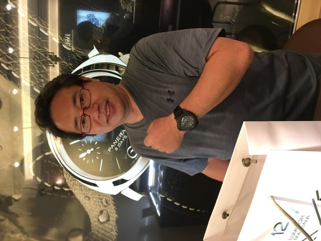いつも本当にありがとうございます。<br />
今回のミリターレも嬉しいです。とても軽く強固なマテリアルなのに木目のような紋様のデザイン。<br />
細かく細部までのデザインに拘るPANERAIのイタリアンスピリッツも本当に楽しんで頂ける理由のお一つです。<br />
自由さを感じるPANERAIだからこそ出番が一番多いのでしょうね(笑)とても素敵です<br />
<br />
COMMONTIME渋谷店 佐竹