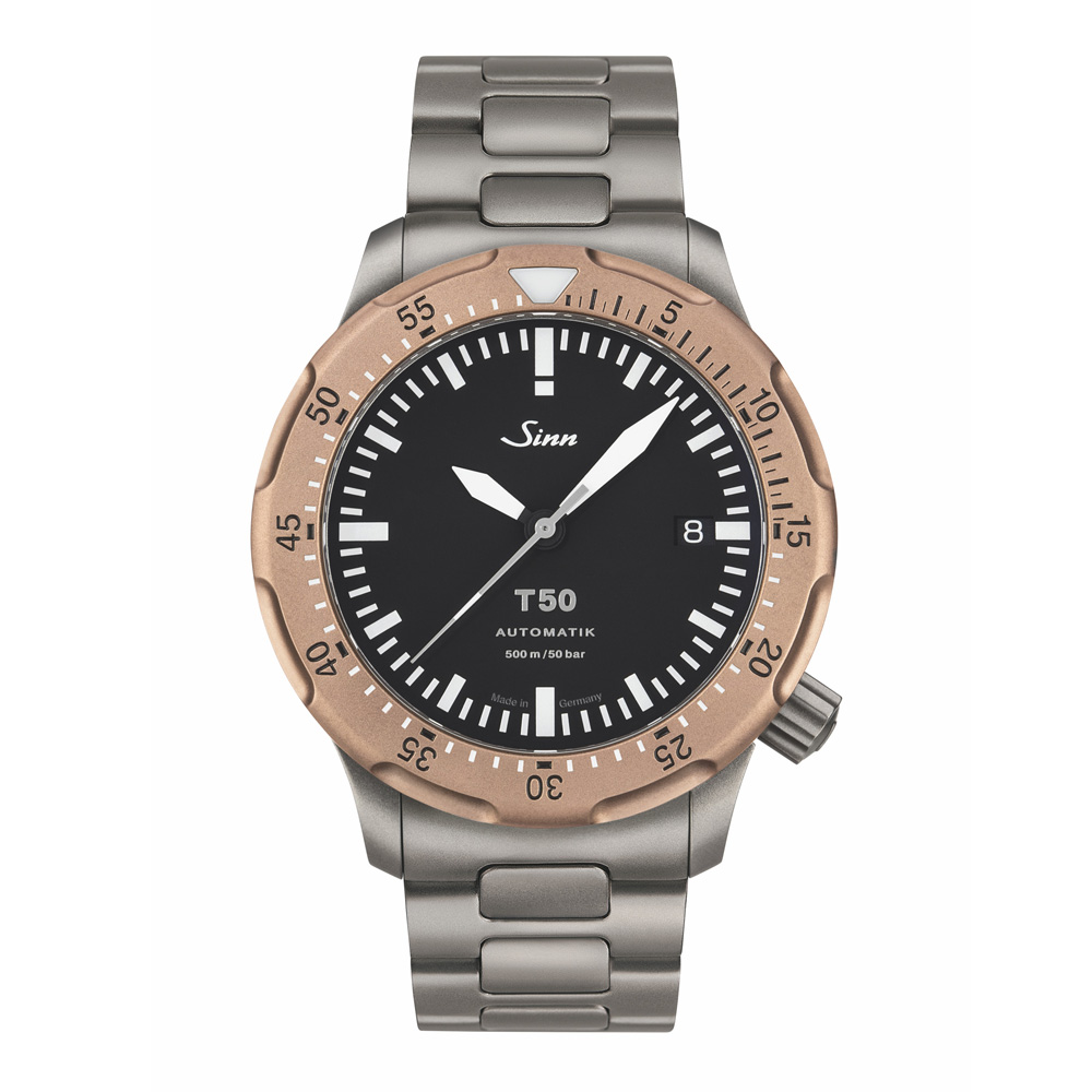 SINN<br />
T50.GBDR<br />
品番 T50.GBDR M<br />
￥906,400（税込）<br />
【お支払い例】<br />
120回払い<br />
初回13,900円<br />
月々<br />
7,500円×119回<br />
<br />
<br />
ジンの2023年の新作が発表されました！<br />
<br />
2023年夏ごろ入荷予定です！<br />
<br />
T50.GBDRは、<br />
ジンが開発した特許申請中の新素材ゴールドブロンズ125を回転へゼルに採用した、<br />
高強度チタン製ダイバーズウォッチです。<br />
<br />
ゴールドブロンズ125と名付けたこのブロンズ合金は、<br />
不純物が少なくその8分の1がゴールドで、<br />
一般的なブロンズ合金に比べて海水に対する耐食性も向上しています。<br />
<br />
このモデルは安全性を重視したコンセプトで設計しており、<br />
特殊結合方式で固定した逆回転防止ベゼルは不意の衝撃でも外れることがなく、<br />
意図せず回転してしまうことがないように、<br />
押して回さなければ回転しない誤回転防止構造を持っています。<br />
<br />
さらにダイヤルレイアウトを必要最小限にまで絞り込み、<br />
暗所や視認性の悪い状況下でも設定時間を確実に読み取れるよう、<br />
夜光カラーに色分けを施しています。<br />
<br />
時針とダイヤル上のインデックスはグリーンに、<br />
分針と秒針、そして回転ベゼルのメインマークはブルーに発光します。<br />
<br />
4時位置のリューズやArドライテクノロジーにより、<br />
装着感と機能的信頼性も高めています。<br />
