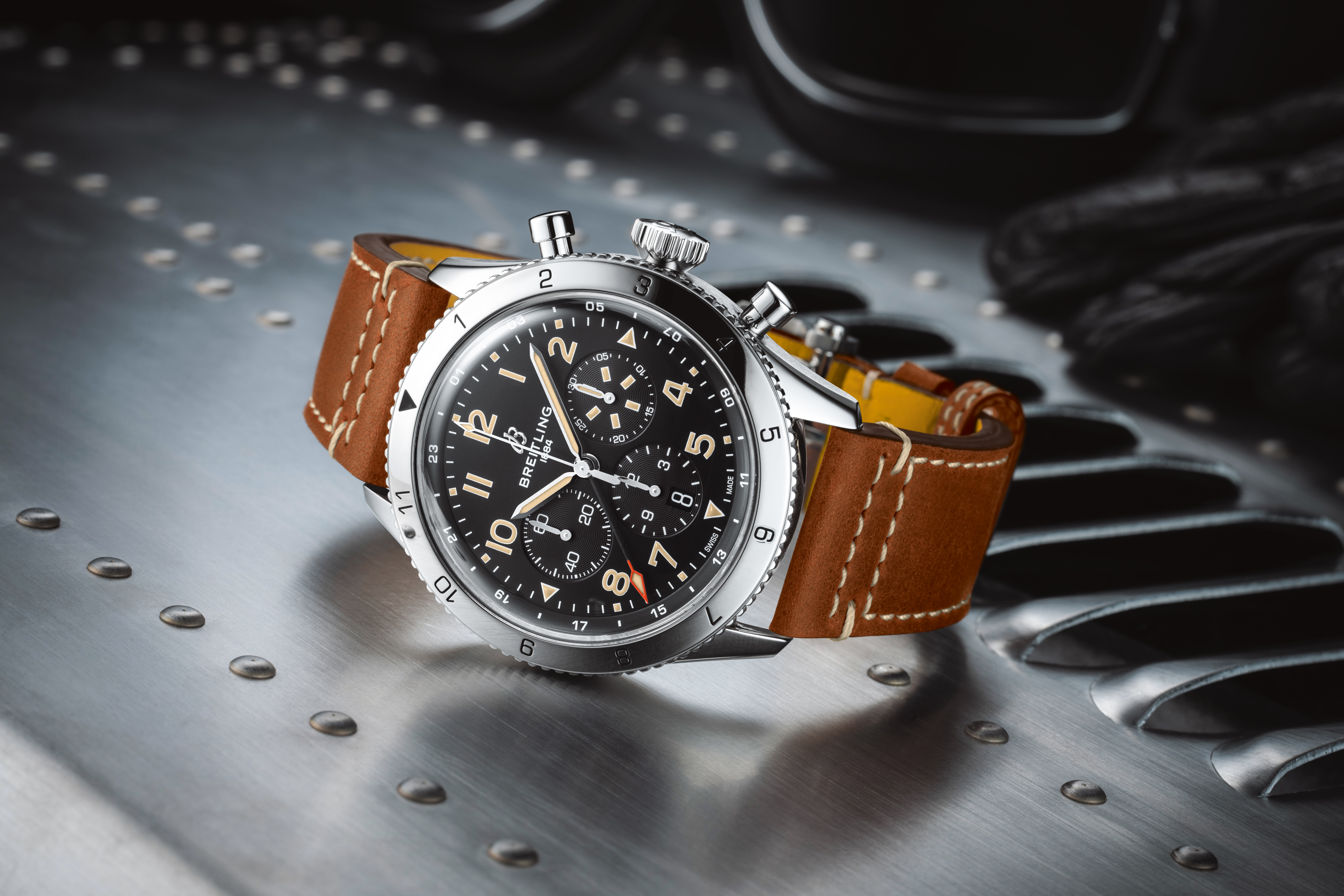 BREITLING<br />
スーパー アヴィ B04 クロノグラフ GMT 46 P-51 マスタング<br />
品番 AB04453A1B1X1<br />
￥1,232,000（税込）<br />
<br />
この<br />
ブライトリングスーパー アヴィ B04 クロノグラフ GMT 46 P-51 マスタングは、<br />
何とクラシックな風合いと、<br />
高級感を両立させた美しい時計なんでしょうか！<br />
<br />
1952年に発表されたブライトリングの代表モデルナビタイマー<br />
とともに、<br />
ブライトリングが航空界との結びつきを強める一躍を担った<br />
1953年に発表されたパイロットウォッチ Ref. 765 アヴィ。<br />
<br />
ブライトリングの重要なタイムピースであるにも関わらず、<br />
知る人ぞ知る存在だったものが、<br />
ナビタイマー70周年を迎えるこのタイミングで、<br />
ナビタイマーと一緒に注目されています。<br />
<br />
ブライトリングの歴史の豊かさと、<br />
内容の濃さを実感できるモデルです。<br />
<br />
ぜひ店頭でご覧ください！<br />
