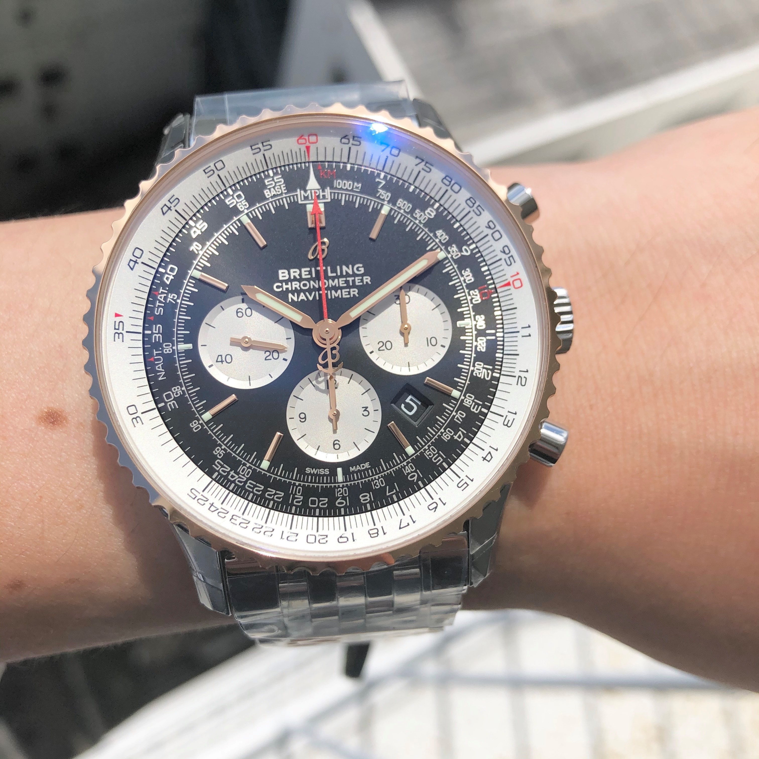 <br />
[BREITLING (ブライトリング)]<br />
<br />
ナビタイマー1 B01クロノグラフ46<br />
<br />
Ref.UB0127211B1A1<br />
<br />
¥1,230,000+税<br />
<br />
<br />
ブライトリングのゴールド使用モデルには、夏の陽ざしに良く合います！！<br />
<br />
今回は、<br />
<br />
久しぶりに、<br />
<br />
ナビタイマー1 B01クロノグラフ46のベゼルゴールドモデルが<br />
<br />
入荷しました！！<br />
<br />
<br />
写真でご覧頂くより、<br />
<br />
間違いなく店頭でご覧いただいたほうがかっこいいです！<br />
<br />
そして、<br />
<br />
店頭の照明でご覧頂くより、<br />
<br />
ご購入頂いて、<br />
<br />
太陽の光の下でご覧頂いたほうが<br />
<br />
間違いなくかっこいいモデルです！！<br />
<br />
<br />
クラシックなブライトリングらしいデザイン。<br />
<br />
ぜひ手に入れてください！！