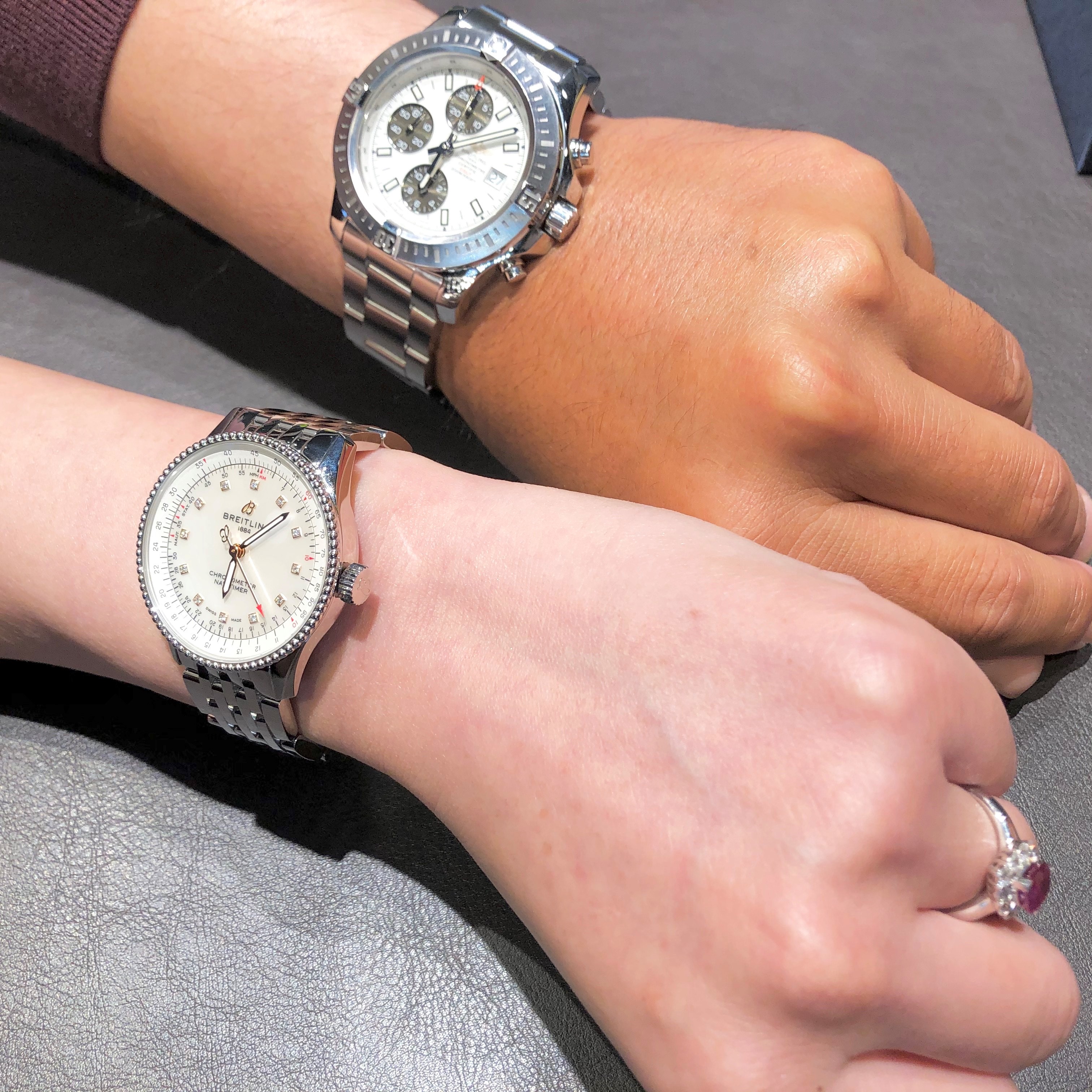 下）<br />
[BREITLING (ブライトリング)正規取り扱い商品]<br />
<br />
【2020年新作】ナビタイマーオートマチック35<br />
<br />
Ref.A17395211A1A1<br />
<br />
<br />
ブライトリング新作ナビタイマーオートマチック35をご購入頂きました！<br />
<br />
誠にありがとうございます！！！<br />
<br />
元々<br />
<br />
旦那様がブライトリングオーナー様という事もあり、<br />
<br />
奥様にもブライトリングに興味を持って頂き、<br />
<br />
2020年新作のナビタイマーオートマチック35<br />
<br />
をお選び頂きました。<br />
<br />
<br />
35mmというサイズ感は、<br />
<br />
女性の方にも大変お使い頂きやすいサイズで、<br />
<br />
しかも、<br />
<br />
デザインはクロノグラフはありませんが、<br />
<br />
ナビタイマーですので、<br />
<br />
ブライトリングらしく、<br />
<br />
でも女性らしさもあって、<br />
<br />
大変おすすめです！<br />
<br />
<br />
大変お似合いでした！！<br />
<br />
末永くご愛用ください♪<br />
