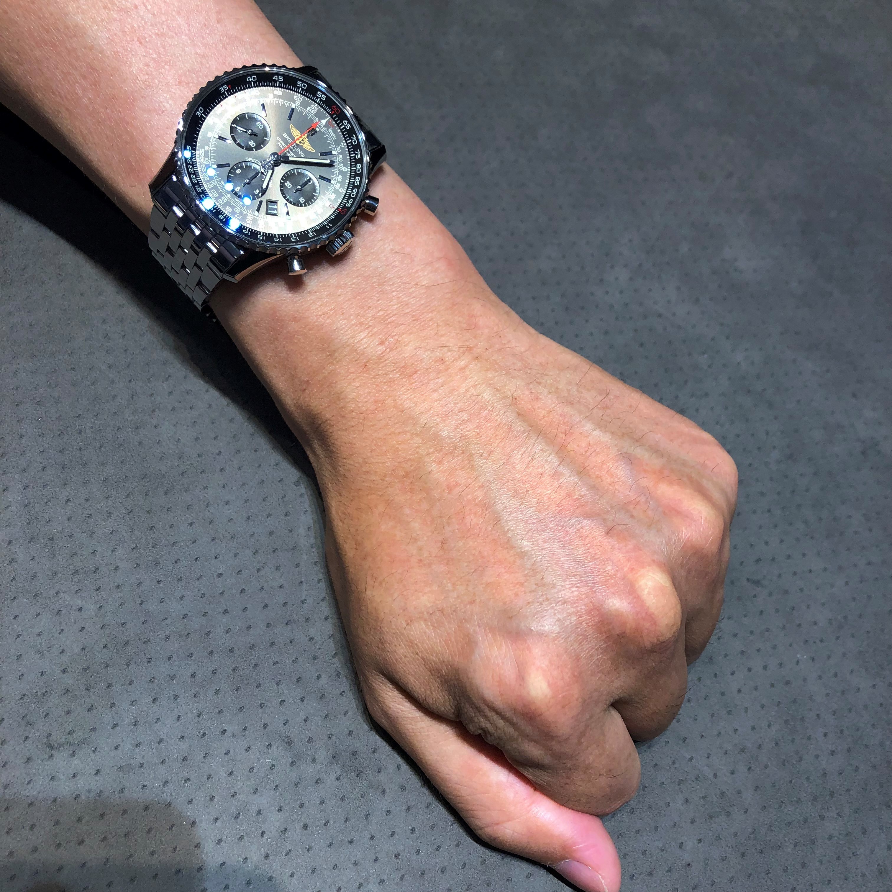 [BREITLING (ブライトリング)正規取り扱い商品]<br />
<br />
【日本限定】<br />
<br />
ナビタイマーB01クロノグラフ43ジャパンエディション<br />
<br />
Ref.AB0121A21B1A1<br />
<br />
をご購入頂きました！！<br />
<br />
誠にありがとうございます！！<br />
<br />
完売までのカウントダウンが<br />
<br />
始まっているウィングロゴのナビタイマー！<br />
<br />
このタイミングでご決断頂きました！<br />
<br />
英断だと思います！！<br />
<br />
これからもずっと基本が変わらないデザインで、<br />
<br />
これからもずっと良いな！！！<br />
<br />
と思う方がいらっしゃる素晴らしいデザインの<br />
<br />
特別モデルです！！<br />
<br />
『あの時、決断してよかった！！』<br />
<br />
と時計を見るたびに思っていただけること<br />
<br />
間違いなしです！！<br />
<br />
大変良くお似合いでした！！<br />
<br />
末永くご愛用ください！！