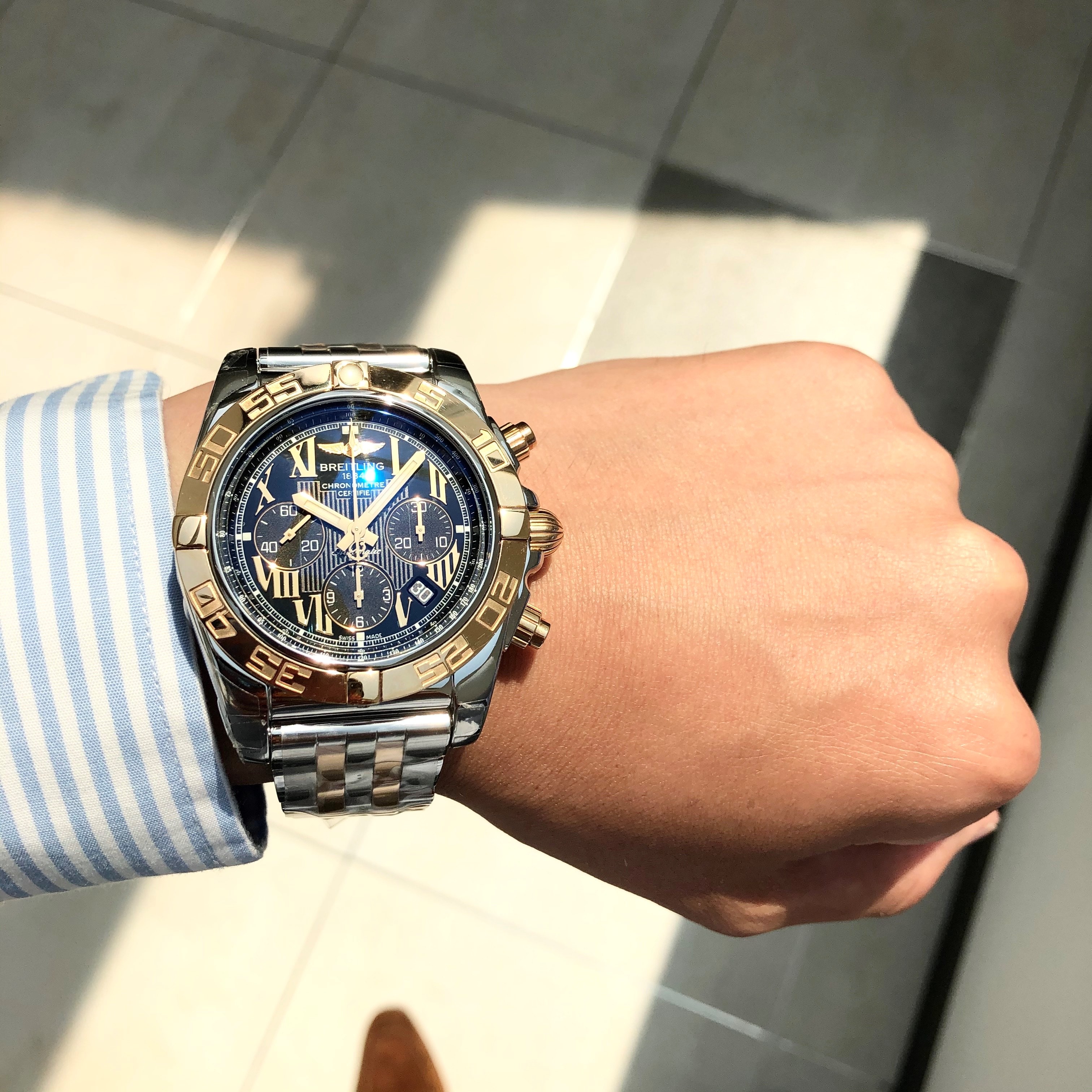 [BREITLING (ブライトリング)]<br />
<br />
【少数復活生産】<br />
<br />
クロノマット44<br />
<br />
Ref.C011B-2PAC<br />
<br />
¥1,750,000+税<br />
<br />
<br />
本日のおすすめはこちら！<br />
<br />
クロノマット44ベゼルゴールドモデル。<br />
<br />
今年2020年新生クロノマットが発表されました。<br />
<br />
新生クロノマットは、<br />
<br />
サイズが、42mmになり、<br />
<br />
サイズはより初代クロノマットに近いデザインで、<br />
<br />
今までのクロノマットより、<br />
<br />
クラシックで少し華奢なデザインに生まれ変わりました。<br />
<br />
その新生クロノマットももちろんかっこいいですが、<br />
<br />
この新しいモデルが発表されたからこそ、<br />
<br />
ぜひこちらの今までのクロノマットとも比較検討していただきたいです！！<br />
<br />
<br />
こちらのモデルは、<br />
<br />
モダンで高級感、艶感がふんだんにあるクロノマットに、<br />
<br />
よりラグジュアリーさをプラスしたゴールドコンビモデルです。<br />
<br />
日の光を浴びると、<br />
<br />
このモデルの素晴らしさがより一層際立ちます。<br />
<br />
光沢感のあるブラック文字盤が、<br />
<br />
安定したかっこよさです。<br />
<br />
ぜひチェックして下さい！！