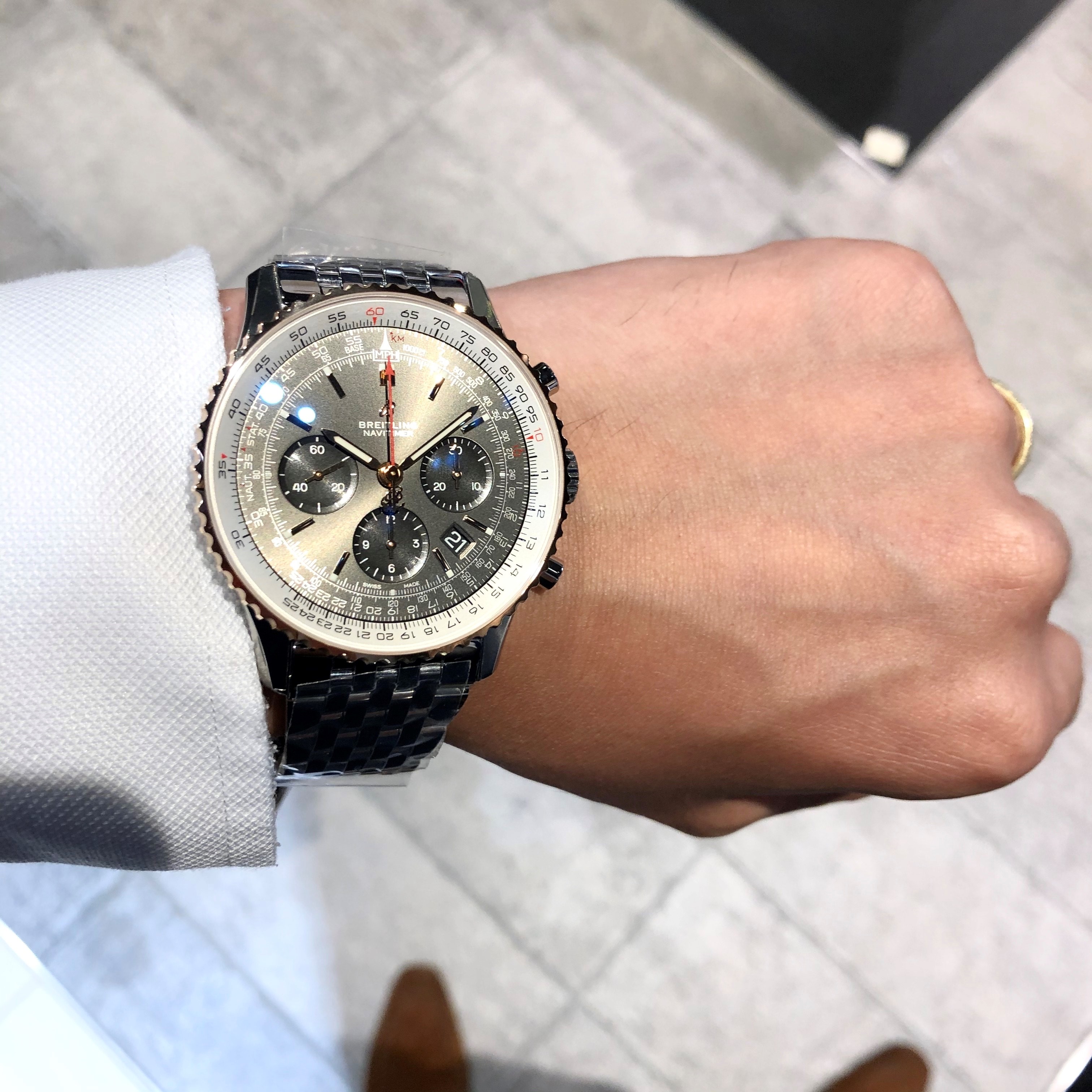 [BREITLING (ブライトリング)]<br />
<br />
ナビタイマー 1 B01 クロノグラフ 43<br />
<br />
Ref.UB0121211F1A1<br />
<br />
¥1,150,000+税<br />
<br />
<br />
ホームページやカタログなど、<br />
<br />
かっこよく撮影して、<br />
<br />
掲載されていますが、<br />
<br />
実物のほうが何倍もかっこいいというモデルがあります。<br />
<br />
まさにそのケースの筆頭がこちらの、<br />
<br />
ナビタイマー 1 B01 クロノグラフ 43<br />
<br />
のベゼルゴールドモデルです。<br />
<br />
<br />
実際のモデルは、<br />
<br />
ベゼルゴールドは、<br />
<br />
ゴールドが目立ちすぎず、<br />
<br />
上品な印象です。<br />
<br />
そして、<br />
<br />
それに合わせたグレーの文字盤が、<br />
<br />
大変美しくかっこいいモデルです。<br />
<br />
ぜひ店頭でご覧ください！！<br />
