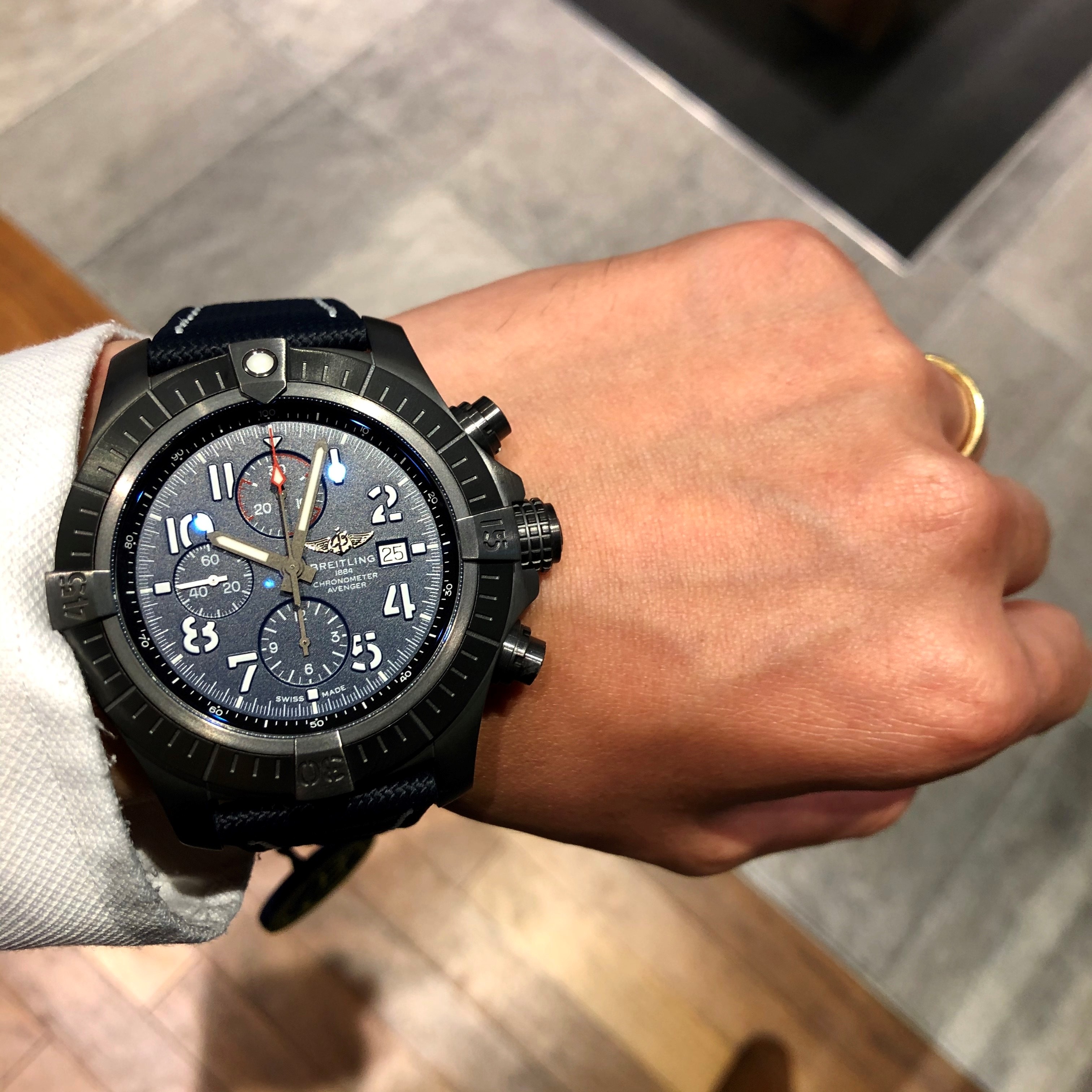 [BREITLING (ブライトリング)]<br />
<br />
【2019年新作】<br />
<br />
アベンジャー クロノグラフ 48 ナイトミッション　フォールディングバックル式<br />
<br />
Ref.V13375101C1X2<br />
<br />
¥626,000+税<br />
<br />
<br />
ブライトリングの大迫力のスーパーアベンジャー入荷しました！<br />
<br />
<br />
ブラックのコーティングを施したチタンは、<br />
<br />
大迫力とは相反して、<br />
<br />
大変軽量で着けやすく重さです。<br />
<br />
<br />
ブラックに、<br />
<br />
大変落ち着いた濃いブルーの組み合わせが、<br />
<br />
男らしくかっこいい1本です。<br />
<br />
<br />
また、<br />
<br />
今回は毎回ベルトの穴に通さなくても良い、<br />
<br />
ベルト穴固定式のフォールディングバックル仕様で入荷してきております。<br />
<br />
落下の心配や、ベルトの劣化も軽減できるのが魅力です。<br />
<br />
<br />
ぜひ店頭でご覧ください！！<br />
