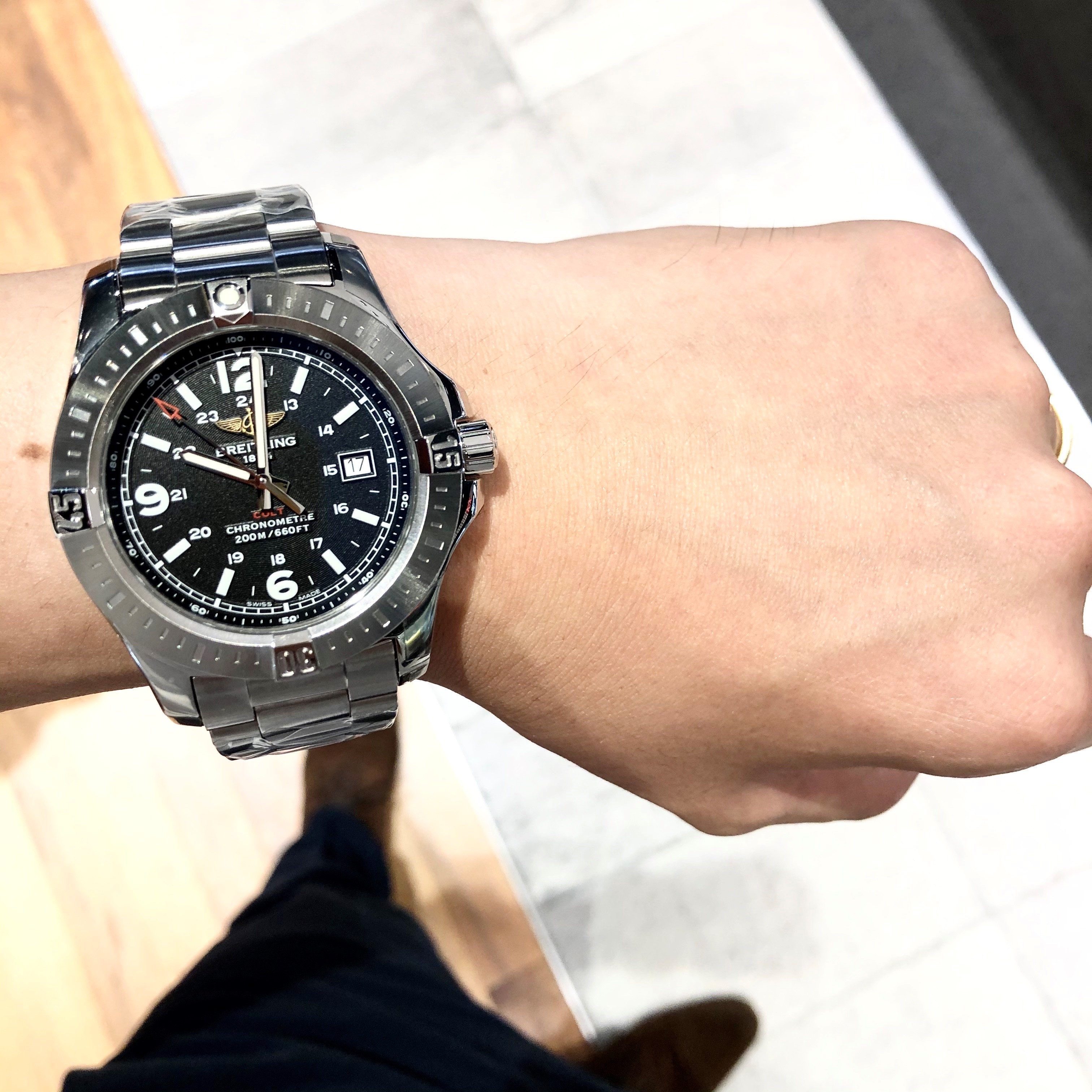 [BREITLING (ブライトリング)]<br />
<br />
コルト　クオーツ<br />
<br />
Ref.A74388111B1A1<br />
<br />
¥310,000+税<br />
<br />
<br />
ハイコストパフォーマンスで、<br />
<br />
ブライトリングでは珍しいクオーツモデル！<br />
<br />
それがこのコルトクオーツです！！<br />
<br />
デザインも大変ブライトリングらしい上に、<br />
<br />
30万円台で、<br />
<br />
クロノメーター認定のクオーツムーブメントを搭載し、<br />
<br />
200ｍ防水と<br />
<br />
大変スペックも高いです。<br />
<br />
ミリタリーとして生まれたからこそ、<br />
<br />
実現したモデルです。<br />
<br />
生産終了になっているため、<br />
<br />
気になる方はお早めに！！！<br />
<br />
ブライトリングフェア好評開催中！！