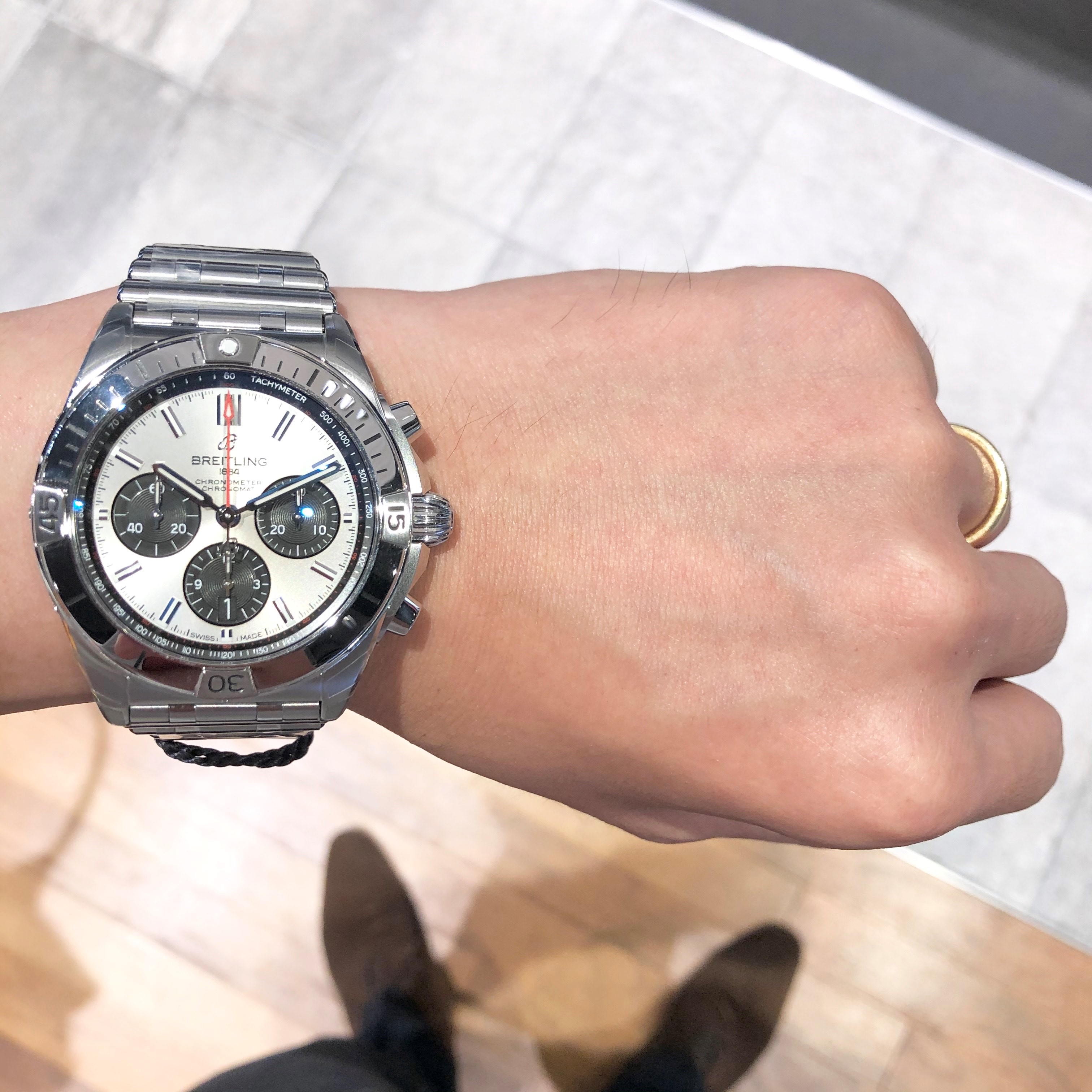 [BREITLING (ブライトリング)]<br />
<br />
【2020年新作】クロノマットB01クロノグラフ42<br />
<br />
Ref.AB0134101G1A1<br />
<br />
¥890,000+税<br />
<br />
<br />
こんにちは！！<br />
<br />
ご好評いただいておりますブライトリングフェアも本日も含めてあと4日！<br />
となってまいりました。<br />
<br />
気になる方はぜひご来店ください！！<br />
<br />
<br />
ブライトリングをご購入頂く方には、<br />
<br />
どのような方が多いか？<br />
<br />
というお話をさせて頂きたいと思います。<br />
<br />
ブライトリングは、<br />
<br />
1884年創業で歴史もあり、<br />
<br />
今や有名ブランドとも肩を並べるブランドです。<br />
<br />
もちろんステイタス性も十分ありますが、<br />
<br />
ブライトリングは、<br />
<br />
それよりもお客様が、<br />
<br />
ご自身のライフスタイルに合う時計という事で、<br />
<br />
お選びいただくことが多いです。<br />
<br />
<br />
そのため、<br />
<br />
何となく。。。。。。<br />
<br />
とりあえず。。。。。。。<br />
<br />
ブライトリング。。。。。。。<br />
<br />
<br />
という方は、ほとんどいらっしゃいません。<br />
<br />
ご自身のこだわりにぴったり合うから、<br />
<br />
ブライトリング！！！<br />
<br />
自分らしさを表現できるからブライトリング！！<br />
<br />
という方が多いです！！<br />
<br />
<br />
そのため、<br />
<br />
満足度が高く永くご愛用頂いている方も<br />
<br />
多くいらっしゃいます！！<br />
<br />
<br />
ぜひ皆様も、<br />
<br />
お自身にぴったりのブライトリングを見つけにいらしてください！！<br />
<br />
<br />
<br />
ブライトリングフェア好評開催中！！