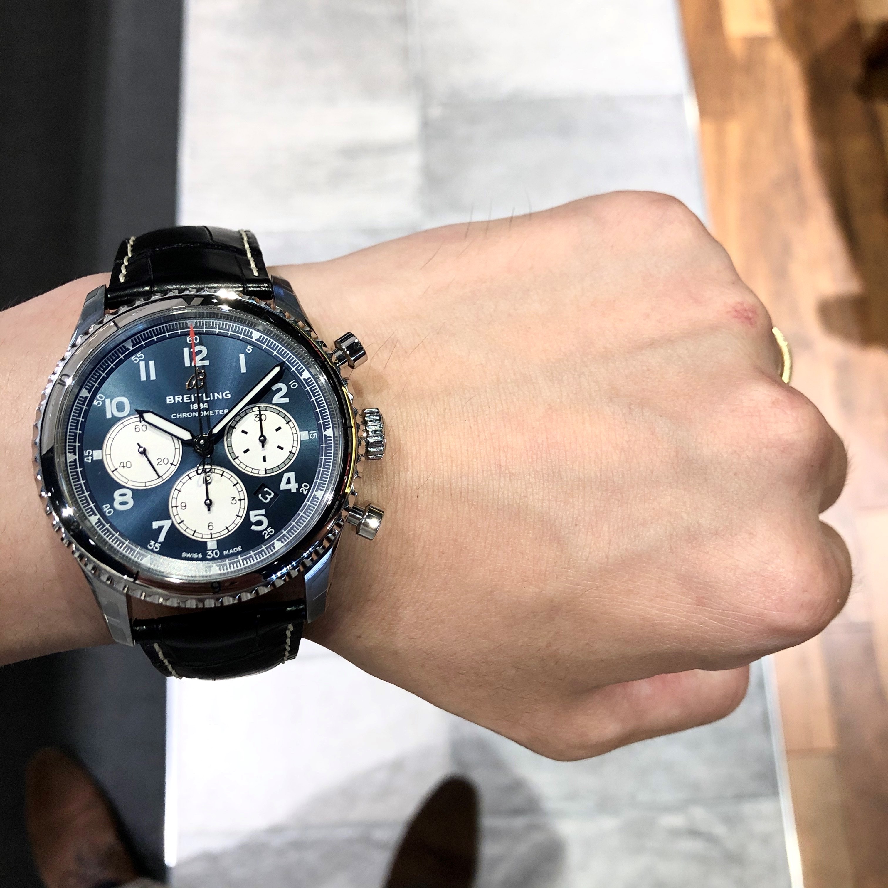 [BREITLING (ブライトリング)]<br />
<br />
アビエーター8 B01<br />
<br />
Ref.AB0119131C1P1<br />
<br />
¥830,000+税<br />
<br />
<br />
シンプルな時計はかっこいいんだ！！<br />
<br />
という事を実感させてくれる<br />
<br />
ブライトリングアビエーター8 B01。<br />
<br />
両方向回転ベゼルなどを装備し、<br />
<br />
クラシックなパイロットウォッチとして作られていますが、<br />
<br />
すっきりとしたデザインに仕上げており、<br />
<br />
ビジネスでも問題なくお使い頂けます。<br />
<br />
<br />
<br />
このモデルは、<br />
<br />
革ベルトの組み合わせが大変かっこいいですが、<br />
<br />
立秋になったとはいえ、<br />
<br />
まだまだ暑い日が続きますので、<br />
<br />
NATOベルトにして、<br />
<br />
カジュアルダウンして使ってもかっこいいと思います。<br />
<br />
ブルーの文字盤がとっても綺麗です！！<br />
<br />
<br />
ぜひ店頭でご覧ください♪