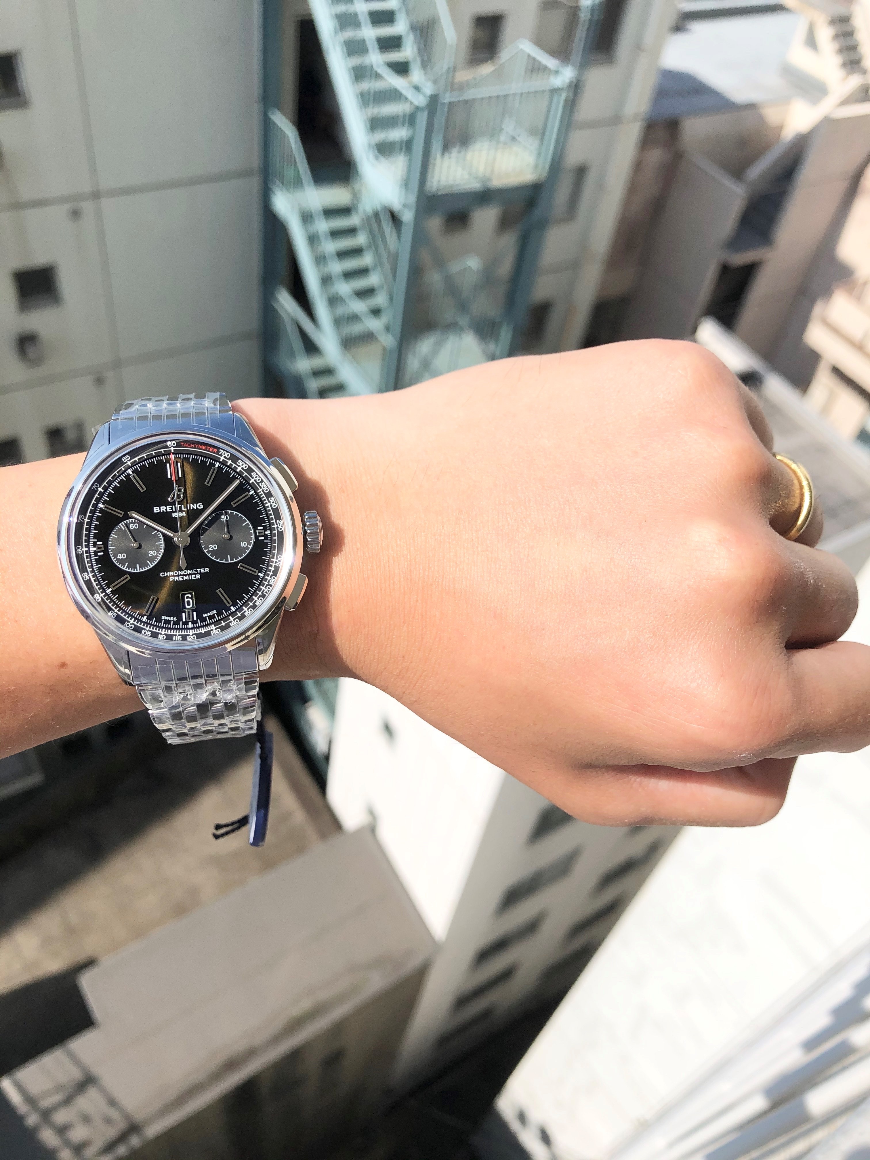 [BREITLING (ブライトリング)]<br />
<br />
プレミエＢ01クロノグラフ42　ベントレー<br />
<br />
Ref.AB0118A11L1A1<br />
<br />
¥1,050,000+税<br />
<br />
<br />
今日のご紹介は、<br />
<br />
ブライトリングプレミエＢ01クロノグラフ42　ベントレー。<br />
<br />
画像をご覧頂くとお分かりいただけるかもしれませんが、<br />
<br />
ホームページに表示されているモデルは、<br />
<br />
とってもグリーン。<br />
<br />
ですが、<br />
<br />
カメラで撮影すると、<br />
<br />
ブラウンぽい感じになります。<br />
<br />
<br />
実際にご覧頂くと、<br />
<br />
角度によって<br />
<br />
グリーンに見えたり、<br />
<br />
ブラウンに見えたり、<br />
<br />
といういわゆる玉虫色のような文字盤で<br />
<br />
大変美しいモデルです！<br />
<br />
<br />
ウェブでお伝えしたいところですが、<br />
<br />
実物をご覧頂いてお確かめ頂きたいモデル№１です！<br />
<br />
ぜひ店頭でご覧ください！！<br />
<br />
<br />
ブライトリングを購入するのに、<br />
<br />
1年で最大の特典のビッグイベント<br />
<br />
ブライトリング・デイ！<br />
<br />
9月4日（金）・5日（土）・6日（日）で開催！！<br />
<br />
それまでの日程で先行成約キャンペーンも開催中です！！<br />
<br />
ぜひご来店ください！！