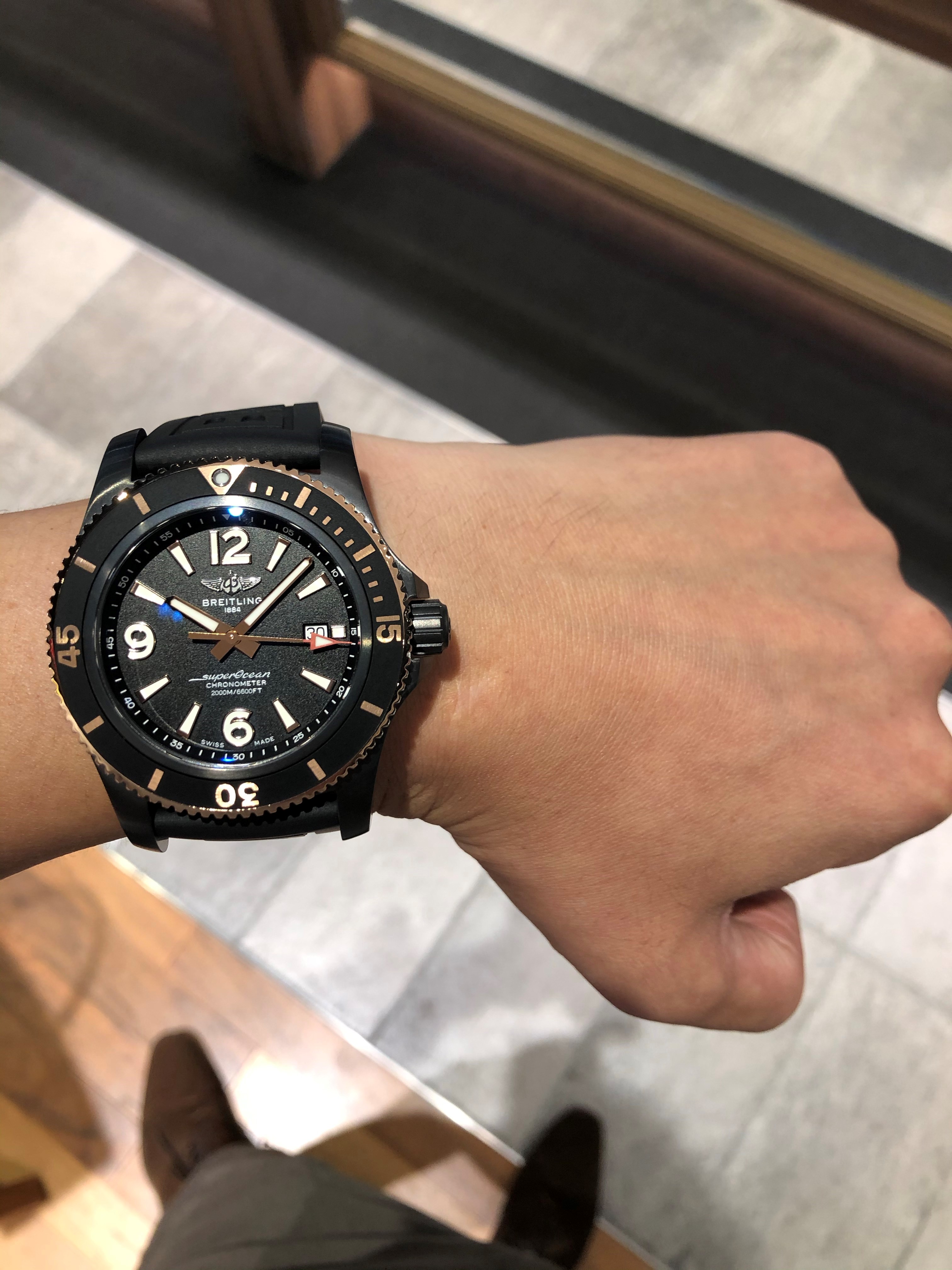 [BREITLING (ブライトリング)正規取り扱い商品]<br />
<br />
【2020年新作】スーパーオーシャン46<br />
<br />
Ref.U17368221B1S1<br />
<br />
¥660,000+税<br />
<br />
<br />
お問い合わせを大変多く頂いていた、<br />
<br />
2020年の新作の大変かっこいいブライトリングスーパーオーシャン。<br />
<br />
入荷しました！！<br />
<br />
パワーと機能性、そしてクールかつコンテンポラリーなスタイルを特色とする<br />
<br />
46mmのブラックスチール製（DLC コーティングステンレススチール）。<br />
<br />
そして、ベゼル部分にはゴールドがあしらわれています。<br />
<br />
ゴールドベゼルのモデルは、<br />
<br />
少しずつ増えてきましたが、<br />
<br />
ブラックスチールで、ベゼルゴールドは、<br />
<br />
大変珍しいです！！！<br />
<br />
華やかだけれど、男らしい。<br />
<br />
大変かっこいいモデルです。<br />
<br />
しかも、スペックは本物のディープダイバー。<br />
<br />
防水性は200気圧（2000メートル）を誇ります。<br />
<br />
ぜひ店頭でご覧ください！！！<br />
