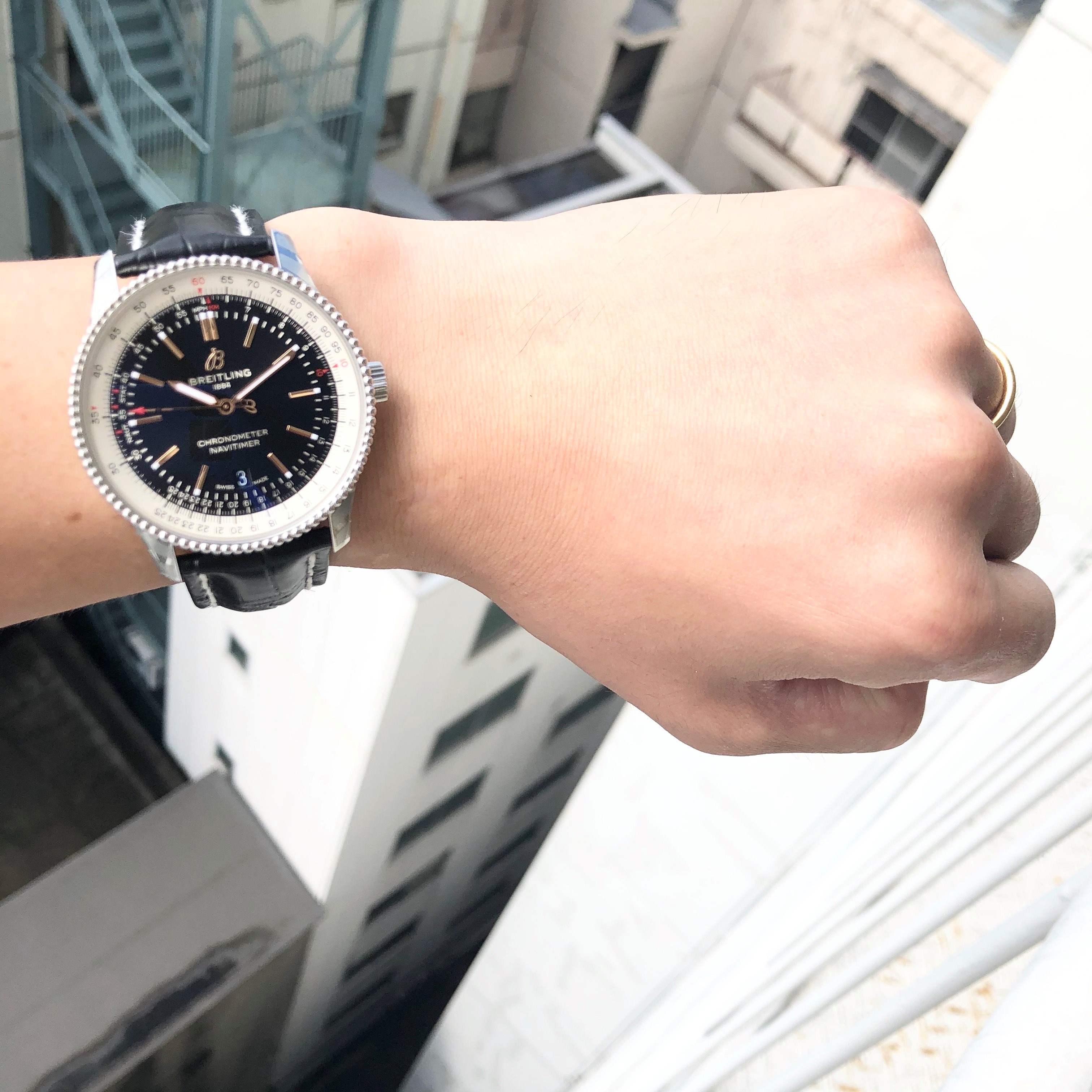 [BREITLING (ブライトリング)正規取り扱い商品]<br />
<br />
【2019年新作】ナビタイマー1 オートマチック 41<br />
<br />
Ref.A164B-1WAA<br />
<br />
¥460,000+税<br />
<br />
<br />
全てのブライトリングナビタイマー1 オートマチック 41が生産終了になるわけではなく、<br />
<br />
ブラック文字盤とブルー文字盤の、<br />
<br />
回転計算尺がシルバーのカラーのものが生産終了となり、<br />
<br />
今後は、<br />
<br />
回転計算尺部分もブラックのものに変わっていきます。<br />
<br />
次回からの入荷からは、<br />
<br />
回転計算尺部分がブラックのものになるという事なので、<br />
<br />
今までのデザインが良い方は、お早めに！！<br />
