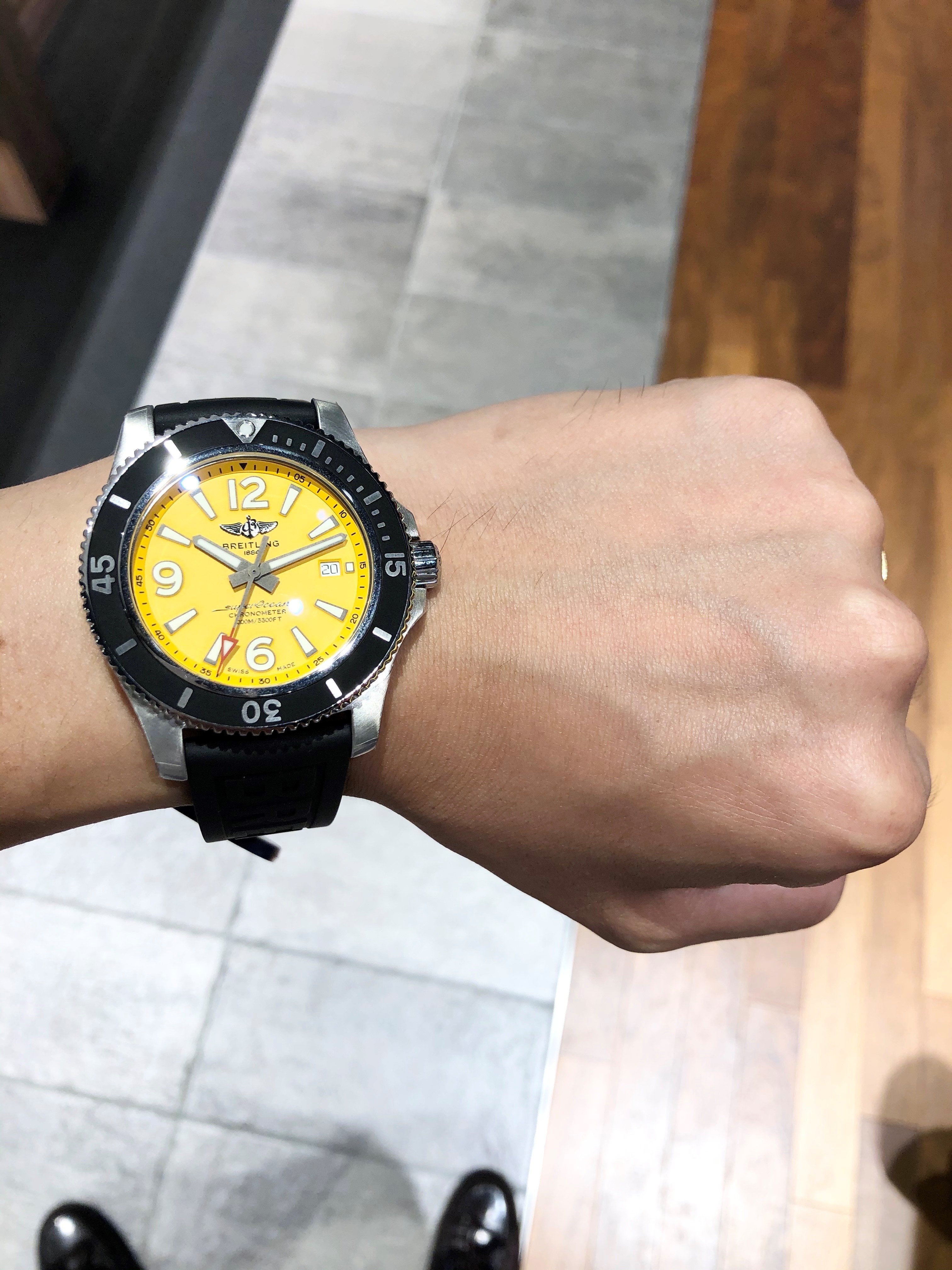 [BREITLING (ブライトリング)正規取り扱い商品]<br />
<br />
【2019年新作】スーパーオーシャン オートマチック 44<br />
<br />
Ref.A292I-1RRC<br />
<br />
¥445,000+税<br />
<br />
<br />
おはようございます！！<br />
<br />
台風の進路がそれたようで、<br />
<br />
良かったです！！！<br />
<br />
ぐっと涼しくなってきましたので、<br />
<br />
秋物の洋服などを<br />
<br />
そろそろ着ていきたいですね！！<br />
<br />
これからの季節のおすすめは、<br />
<br />
スーパーオーシャン オートマチック 44です！！<br />
<br />
なんと言っても特徴は、<br />
<br />
やっぱりこの鮮やかなイエロー文字盤ですね！！<br />
<br />
秋冬は、<br />
<br />
着るもののカラーがどうしても暗くなりがちですので、<br />
<br />
腕元にこの鮮やかなイエローがあると大変アクセントになりますよ！！！！<br />
<br />
<br />
秋は紅葉の季節なので、<br />
<br />
イエローは意外と相性が良いと思います！！<br />
<br />
<br />
そして、<br />
<br />
台風に関しても、<br />
<br />
安心の1000ｍ防水です！！<br />
<br />
<br />
秋冬に人と差をつける1本。<br />
<br />
ぜひ見つけにいらしてください！！！<br />
<br />
<br />
ご来店お待ちしております！！<br />
<br />
<br />
ブライトリングフェア今週末まで開催しています！