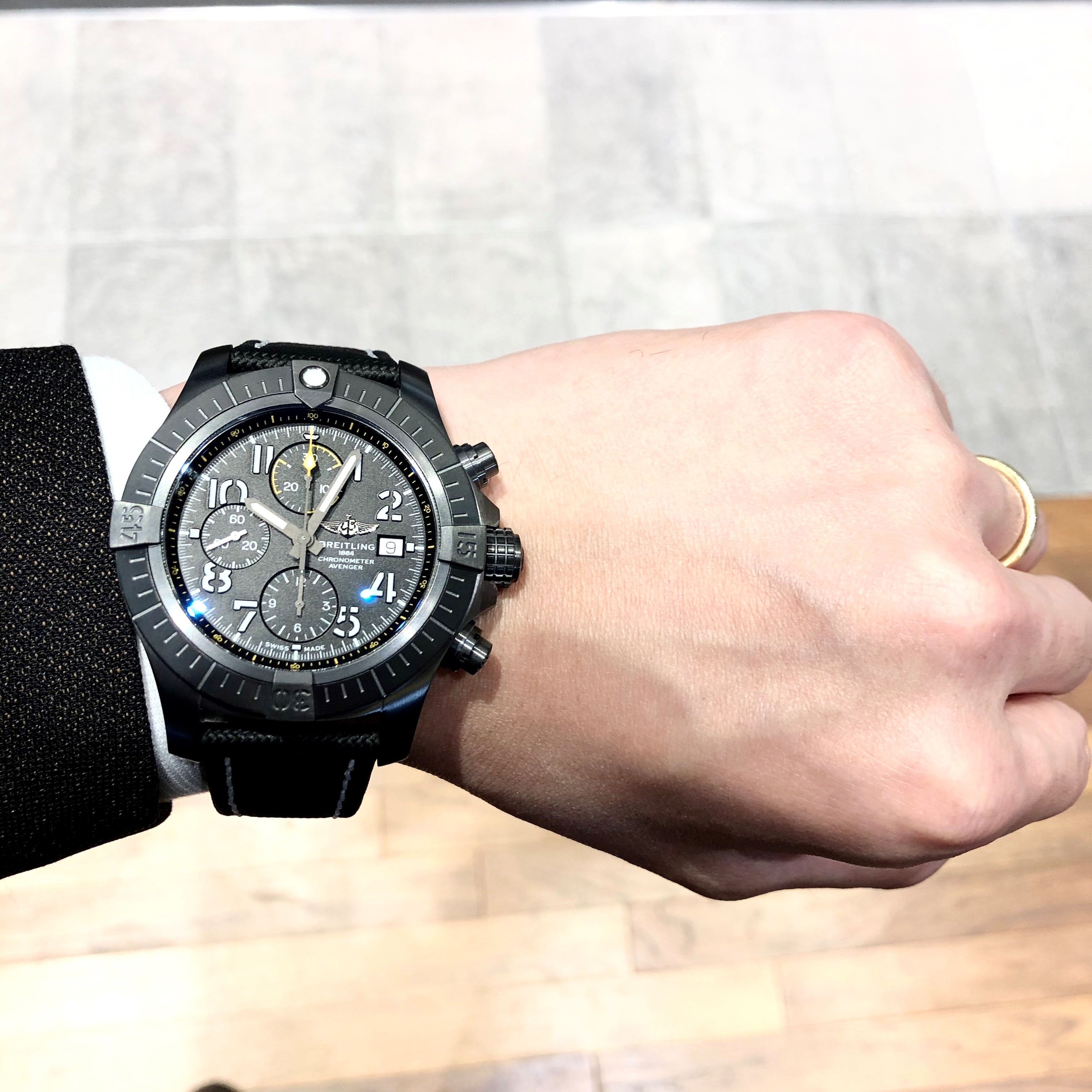 <br />
[BREITLING (ブライトリング)]<br />
<br />
【2019年新作】アベンジャー クロノグラフ 45 ナイトミッション<br />
<br />
Ref.V13317101B1X1<br />
<br />
¥624,000+税<br />
<br />
<br />
ブライトリング<br />
<br />
アベンジャー クロノグラフ 45 ナイトミッション<br />
<br />
がようやく入荷しました！！！<br />
<br />
アベンジャー クロノグラフ 45 ナイト ミッションは、<br />
<br />
DLCコーティングチタン製で軽量でいて、強度、機能性、精度、<br />
<br />
デザインを兼ね備えたハイスペック・モデルです。<br />
<br />
スリップ防止パターン付リューズと強化大型プッシュボタンは、<br />
<br />
グローブ装着時でも使用しやすく、<br />
<br />
比類なき安全性と信頼性を空の冒険者に提供します。<br />
<br />
そんなプロ仕様モデルをぜひあなたの腕に身に着けてください！！