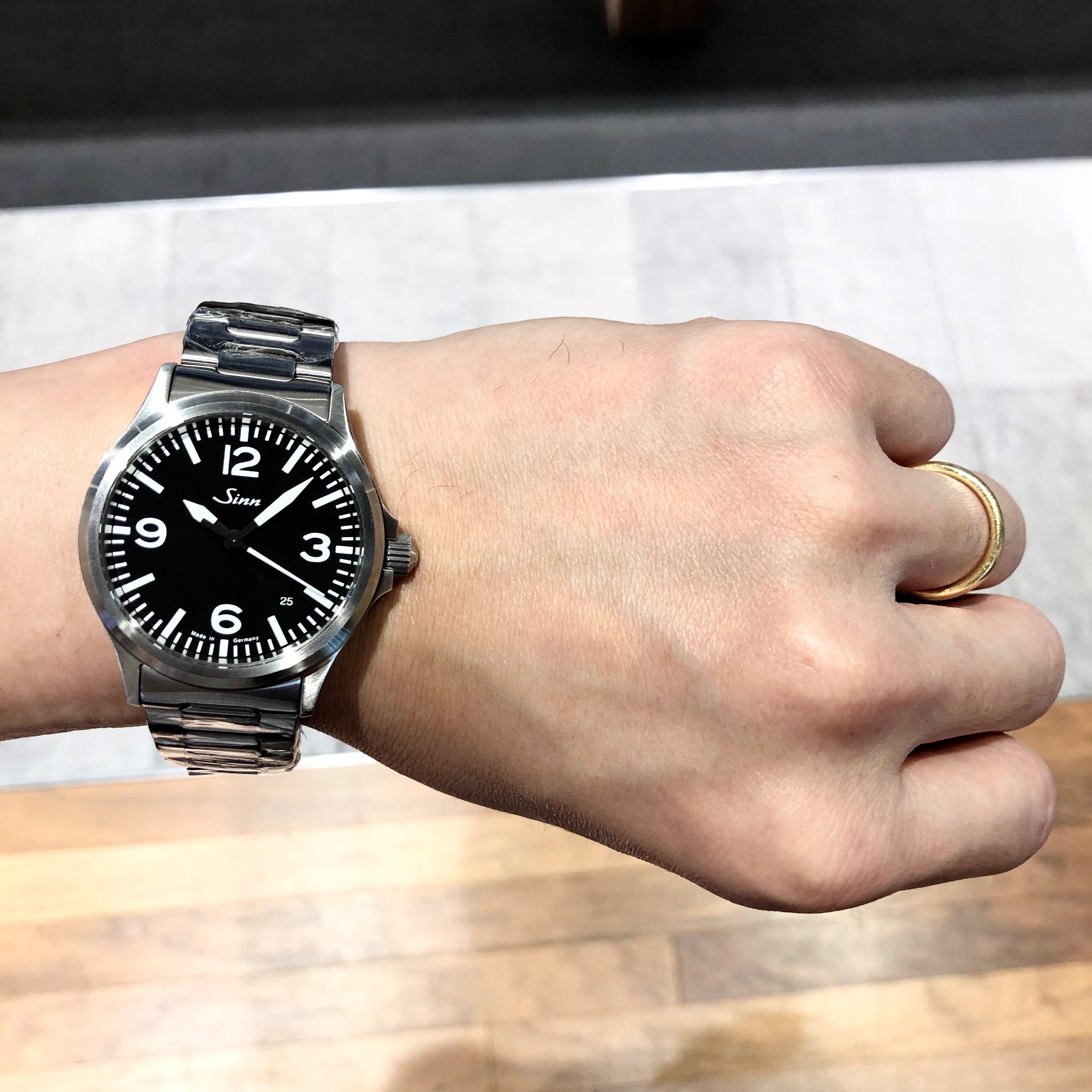 [Sinn (ジン)]<br />
556<br />
Ref.556.A<br />
¥200,000+税<br />
 <br />
<br />
日常使いに最適なジン556です。<br />
<br />
使うとクセになる良さがあります。<br />
<br />
ジンらしく、<br />
<br />
見るためだけの道具として作られた556は、<br />
<br />
視認性抜群です。<br />
<br />
時計として申し分ありません。<br />
<br />
そして、<br />
<br />
こんなにシンプルなのに、<br />
<br />
200Ｍ防水！<br />
<br />
どんな場面で使用していても、<br />
<br />
水が気になるなどの心配無用です。<br />
<br />
 <br />
<br />
シンプルなデザインは、<br />
<br />
防水が低くなる傾向がありますが、<br />
<br />
ジンに関しては、そんなことはありません！<br />
<br />
ぜひがんがん使ってください。<br />
<br />
 <br />
<br />
そして、<br />
<br />
家に帰ったら、<br />
<br />
シースルーバックから見えるムーブメントをじっくり眺めることも出来ます。<br />
<br />
最高ですね！