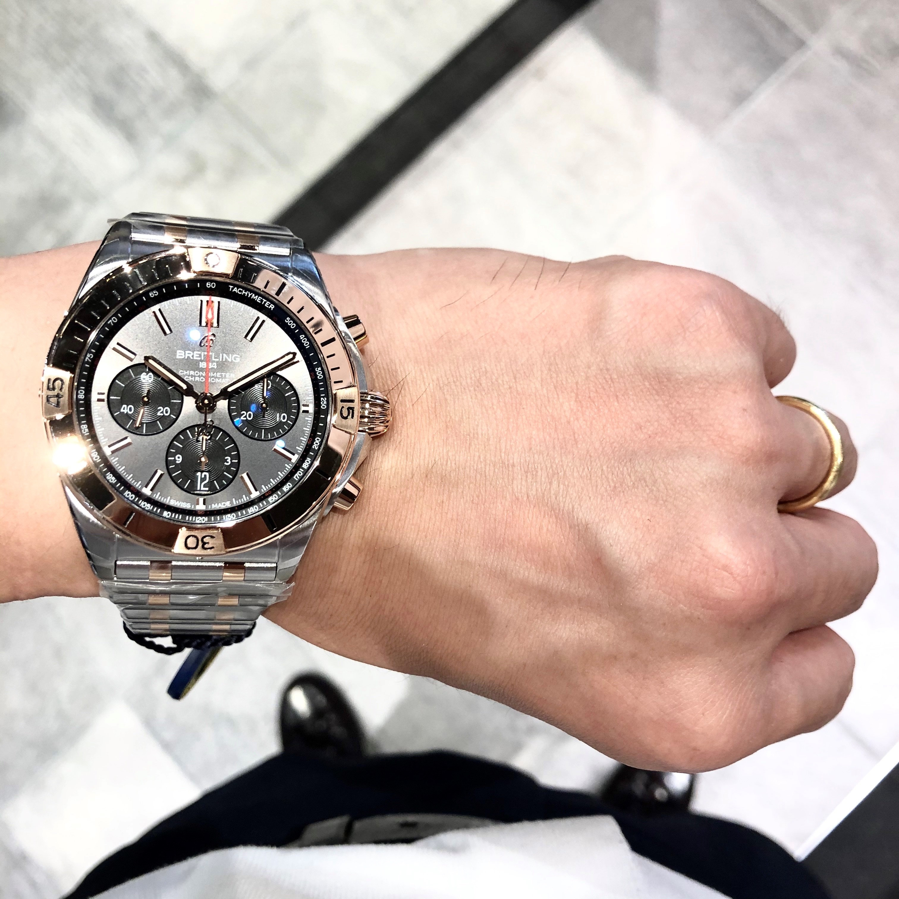 [BREITLING (ブライトリング)正規取り扱い商品]<br />
<br />
【2020年新作】クロノマットB01クロノグラフ42<br />
<br />
Ref.UB0134101B1U1<br />
<br />
¥1,310,000+税<br />
<br />
<br />
ブライトリングクロノマットB01クロノグラフ42ベゼルゴールドモデル入荷しました！<br />
<br />
ベゼルゴールドモデルのカラー展開は、<br />
<br />
ブルー文字盤と、<br />
<br />
本日ご紹介するグレーブラック文字盤です。<br />
<br />
ブルー文字盤も爽やかで大変かっこいいのですが、<br />
<br />
個人的には、<br />
<br />
艶感があり、色気と高級感のある<br />
<br />
グレーブラック文字盤。<br />
<br />
大変かっこよくておすすめです！！<br />
<br />
ぜひ店頭で実際の商品をご覧ください！！！<br />
<br />
<br />
ブライトリングフェア開催しています！