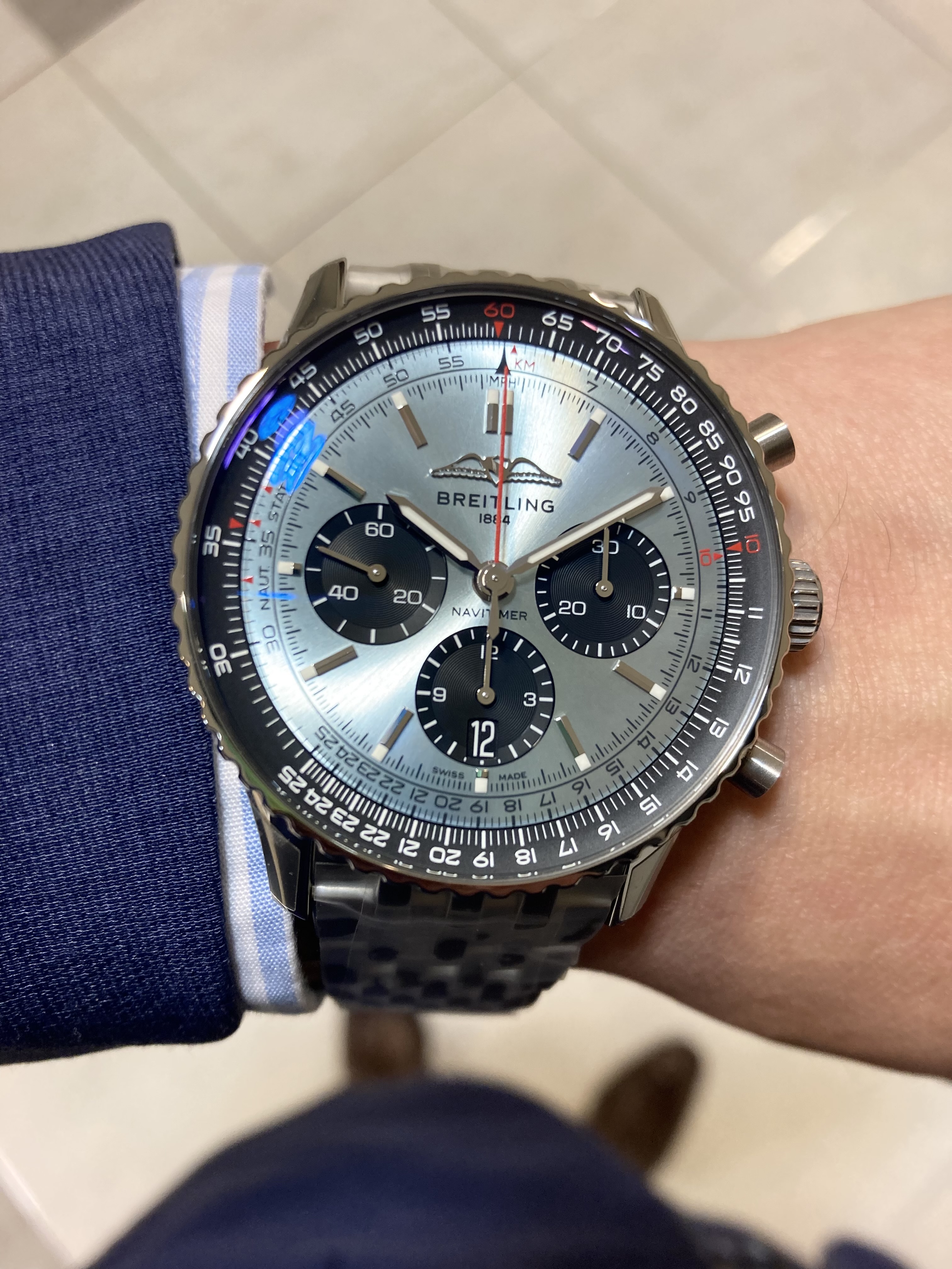 BREITLING<br />
ナビタイマー B01 クロノグラフ 43<br />
品番 AB0138241C1A1<br />
¥1,122,000(税込)<br />
<br />
<br />
<br />
ブライトリングのアイコニックなパイロット向けクロノグラフ – その旅路。<br />
<br />
1952年、ウィリー・ブライトリングは、パイロットが飛行に必要な計算をすべて行える、<br />
手首装着型の回転計算尺付きクロノグラフを開発しました。<br />
<br />
2年後、そのデザインは、国際オーナーパイロット協会(AOPA)の公式タイムピースのデザインとして発表されました。<br />
<br />
「ナビゲーションタイマー」、すなわち「ナビタイマー」の誕生です。<br />
<br />
AOPAは(今でも)世界最大のパイロットクラブであり、<br />
米国のほぼすべての飛行士を会員としていました。<br />
<br />
民間航空全盛の時代、ナビタイマーは事実上のパイロットウォッチとして、<br />
航空会社の機長や航空愛好家たちに愛用されました。<br />
<br />
1962年には、宇宙飛行士スコット・カーペンターの手首に装着され、宇宙へも進出しました。<br />
<br />
そして、このウォッチの抗いがたい美しさに惹かれたのは、パイロットだけではありません。<br />
<br />
マイルス・デイヴィスやセルジュ・ゲンズブールといった当時のセレブリティにも愛用され、<br />
ナビタイマーは機能とスタイルを兼ね備えていることを証明しました。<br />
<br />
70年前の発売以来、ブライトリングのアイコンには数多くのモデルが製造されてきましたが、<br />
この新しいナビタイマーはその最もクラシックな特徴を保ちながらも、<br />
現代に即した改良を加えています。<br />
<br />
平らにした回転計算尺とドーム型クリスタルで、<br />
よりスリムでクラシックな雰囲気が増しています。<br />
<br />
ポリッシュとサテン仕上げを交互に施したブレスレットを採用したことで、<br />
光沢を出しつつも控えめな印象になりました。<br />
<br />
また特筆すべきは、このブルーダイヤルです。<br />
このアイスブルーの文字盤はクラシックとモダンの融合を<br />
うまく表しています!<br />
<br />
そして、AOPAの翼が本来の12時位置に戻ったことも、<br />
ノスタルジーを換気するアップデートと言えるでしょう。<br />
<br />
ブライトリングのオリジナルパイロットウォッチは、<br />
70年間、飛行士にもトレンドセッターにも変わらず愛されてきました。<br />
宇宙飛行士や地上のビッグスターたちも身に着けるこのウォッチは、<br />
ブライトリングの最もアイコニックなタイムピースであり、<br />
史上最も有名なウォッチの一つです。<br />
<br />
美しいクラシックなナビタイマー。<br />
ご注文承ります。<br />
ぜひご検討ください。