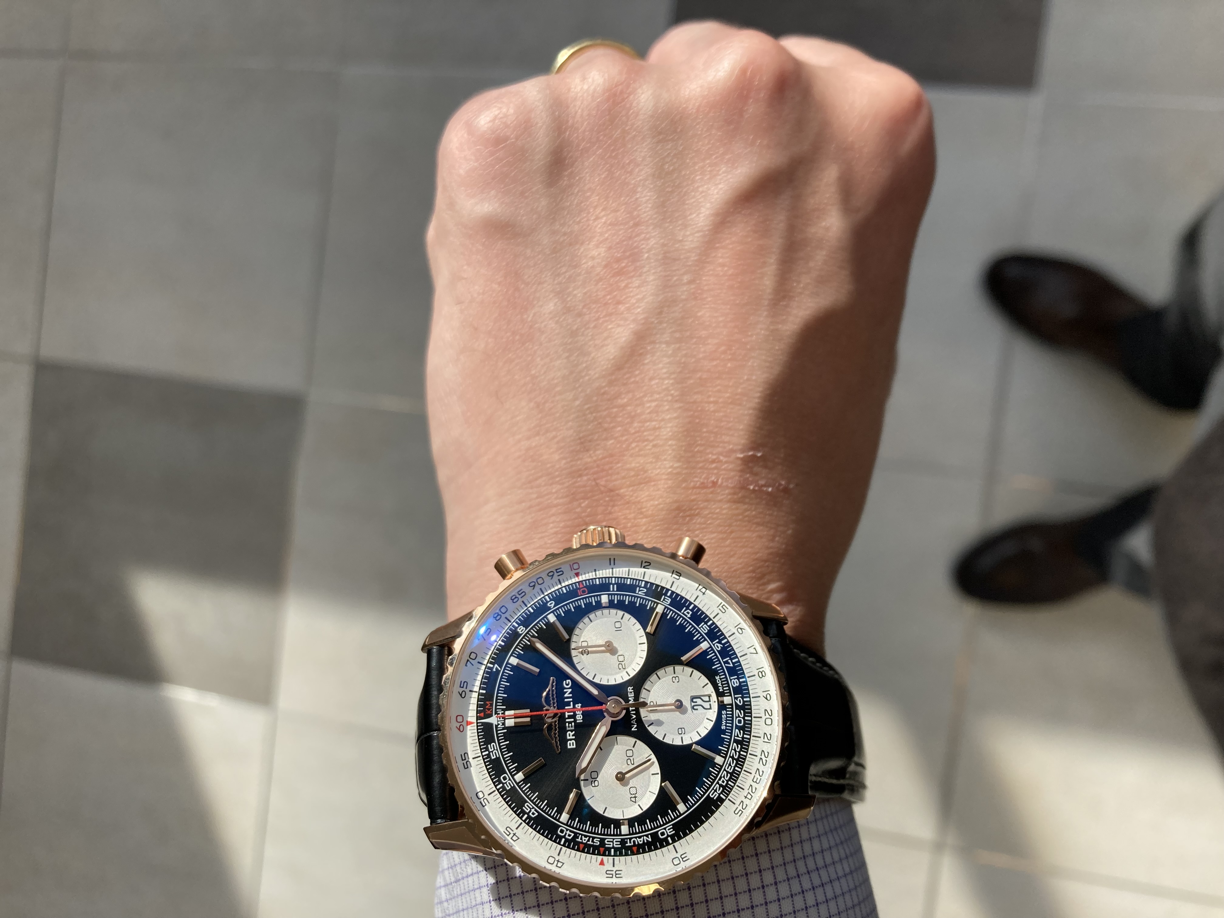 BREITLING<br />
ナビタイマー B01 クロノグラフ 43<br />
品番 RB0138211B1P1<br />
¥2,277,000(税込)<br />
<br />
【お支払い例】<br />
120回払い<br />
初回27,900円<br />
月々<br />
18,900円×119回<br />
<br />
<br />
<br />
1952年に誕生し、70周年を迎え、<br />
フルモデルチェンジをした<br />
ブライトリングナビタイマー B01 クロノグラフ 43。<br />
<br />
その中でも特別感のある<br />
ゴールドモデル。<br />
<br />
入荷数も大変少ないモデルです。<br />
<br />
クラシックな雰囲気が味わえながら、<br />
気品のあるモデル。<br />
<br />
手に入れる事の出来る方も限られている特別なモデル。<br />
<br />
満足感の大変高いモデルです!<br />
<br />
ぜひこの機会に手に入れてください!<br />
<br />
<br />
<br />
明日からブライトリングデイ開催!<br />
<br />
希少モデル多数!<br />
<br />
120回払い金利手数料無料!<br />
<br />
みなさまのご来店心よりお待ちしております!!<br />
<br />
<br />
<br />
<br />
<br />
ブライトリング・デイ<br />
2022年11月25日(金)、26日(土)、27日(日)