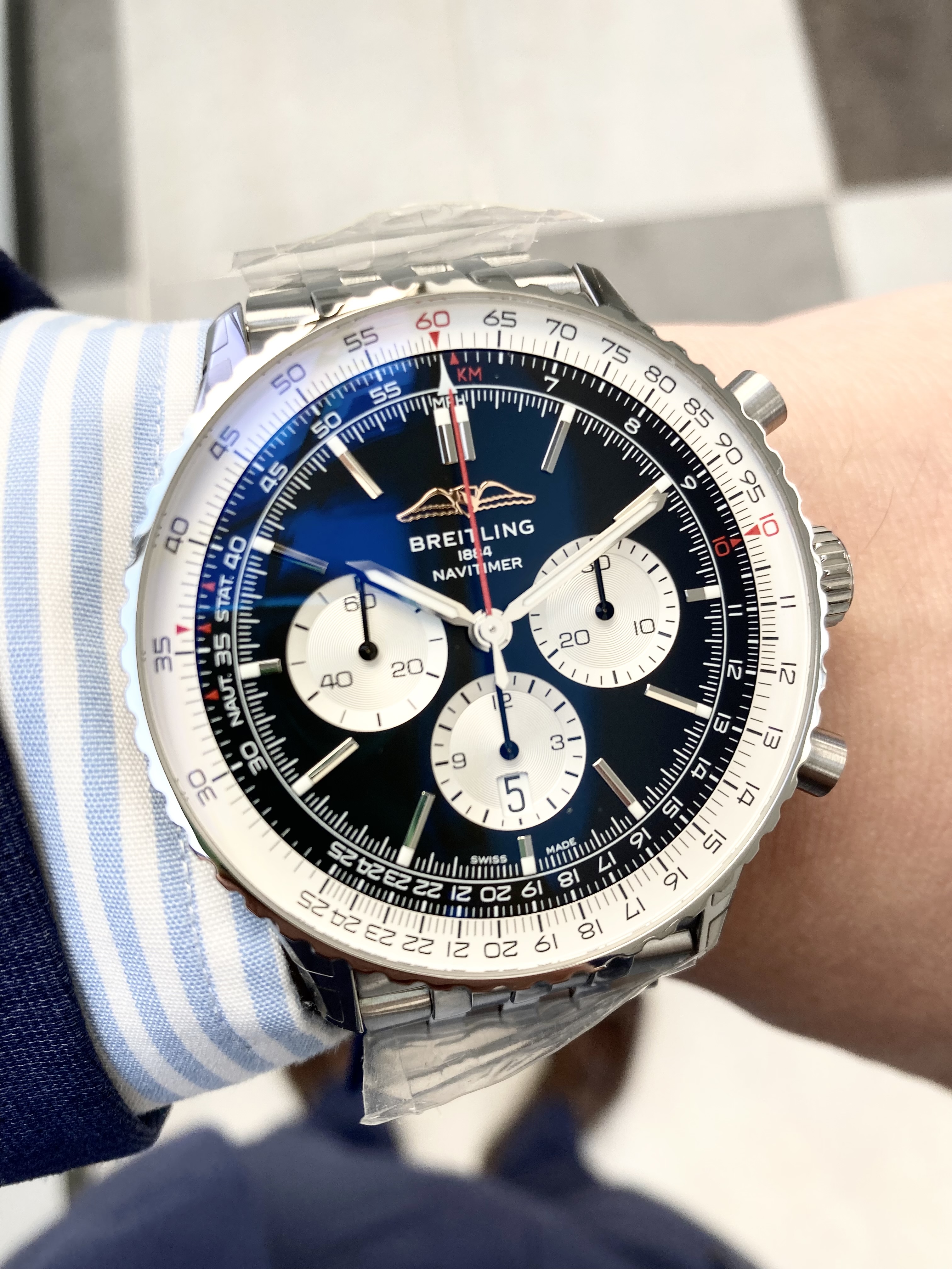 BREITLING<br />
ナビタイマー B01 クロノグラフ 46<br />
品番 AB0137211B1A1<br />
¥1,144,000(税込)<br />
<br />
<br />
<br />
<br />
1952年、ウィリー・ブライトリングは、パイロットが飛行に必要な計算をすべて行える、<br />
手首装着型の回転計算尺付きクロノグラフを開発しました。<br />
<br />
2年後、そのデザインは、<br />
国際オーナーパイロット協会(AOPA)の公式タイムピースのデザインとして発表されました。<br />
<br />
「ナビゲーションタイマー」、すなわち「ナビタイマー」の誕生です。<br />
AOPAは(今でも)世界最大のパイロットクラブであり、<br />
米国のほぼすべての飛行士を会員としていました。<br />
<br />
民間航空全盛の時代、ナビタイマーは事実上のパイロットウォッチとして、<br />
航空会社の機長や航空愛好家たちに愛用され続けられています。<br />
<br />
1962年には、宇宙飛行士スコット・カーペンターの手首に装着され、宇宙へも進出しました。<br />
<br />
そして、このウォッチの抗いがたい美しさに惹かれたのは、<br />
パイロットだけではありません。<br />
<br />
マイルス・デイヴィスやセルジュ・ゲンズブールといった当時のセレブリティにも愛用され、<br />
ナビタイマーは機能とスタイルを兼ね備えていることを証明しました。<br />
<br />
70年前の発売以来、ブライトリングのアイコンには数多くのモデルが製造されてきましたが、<br />
この新しいナビタイマーはその最もクラシックな特徴を保ちながらも、<br />
現代に即した改良を加えています。<br />
<br />
平らにした回転計算尺とドーム型クリスタルで、よりスリムな外観を実現。<br />
<br />
ポリッシュとサテン仕上げを交互に施した金属部品を採用したことで、<br />
光沢を出しつつも控えめな印象に。<br />
<br />
AOPAの翼が本来の12時位置に戻ったことも、<br />
ノスタルジーを換気するアップデートと言えるでしょう。<br />
<br />
ブライトリングのオリジナルパイロットウォッチは、<br />
70年間、飛行士にもトレンドセッターにも変わらず愛されてきました。<br />
<br />
宇宙飛行士や地上のビッグスターたちも身に着けるこのウォッチは、<br />
ブライトリングの最もアイコニックなタイムピースであり、史上最も有名なウォッチの一つです。<br />
<br />
世界的に人気のある46㎜のブライトリングナビタイマー。<br />
ぜひご検討ください!<br />