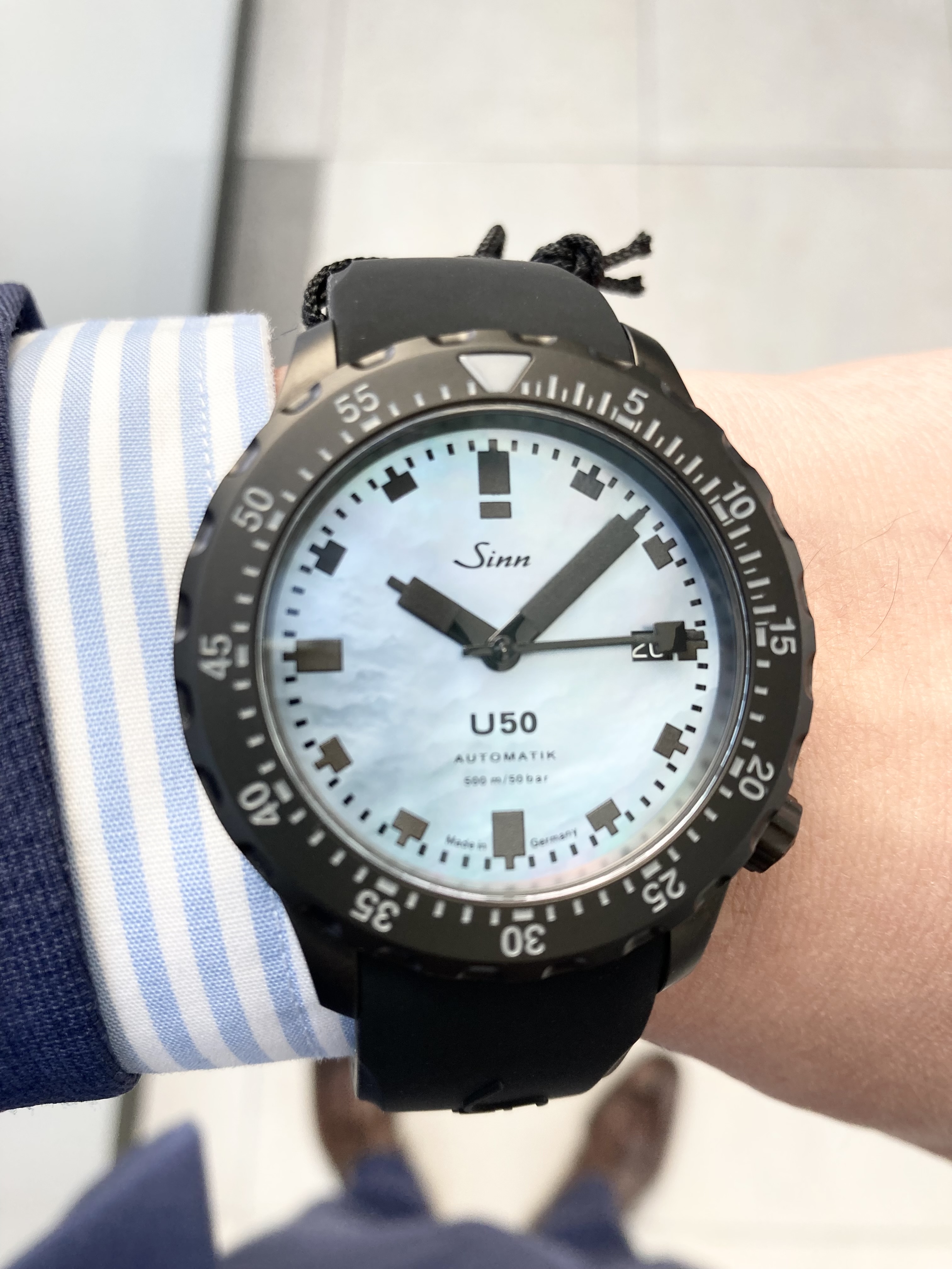 SINN<br />
【世界限定500本】U50.S.Perlmutt.S<br />
品番 U50.S.Perlmutt.S R<br />
¥506,000(税込)<br />
<br />
<br />
ケースバックに全世界500本限定のシリアル番号を刻んだU50.S.Perlmutt.Sは、<br />
光を反射して玉虫色に輝くブラック・マザー・オブ・パールのダイヤルが<br />
特徴のダイバーズウォッチです。<br />
<br />
マザー・オブ・パールとダイバーズウォッチの組み合わせは、<br />
水という要素で結ばれていることからごく自然なことと言えますが、<br />
マザー・オブ・パールは天然のものであるため<br />
ダイヤルは2つとして同じものはなく、非常にレアなモデルとも言えます。<br />
<br />
ジンU50.S.Perlmutt.Sの際立ったフォルムとミニマルなディスプレイを強調する<br />
ブラック・ハード・コーティングは、テギメント加工をベースとしているため、高い耐傷性が保証されます。<br />
<br />
また、このモデルはケースとリューズに高強度のドイツ製潜水艦の鋼鉄である<br />
Uボート・スチールを採用しており、<br />
リューズは手の甲に当たらないよう4時位置に配置されています。<br />
<br />
逆回転防止ベゼルは特殊結合方式によりケースに固定されているため、<br />
外れる心配がありません。<br />
<br />
船級認証機関のDNVは、欧州潜水機器規格にもとづき、<br />
このモデルに対し水深500m(50気圧)までの耐圧性、温度耐性、機能性を検証し、認証しています。