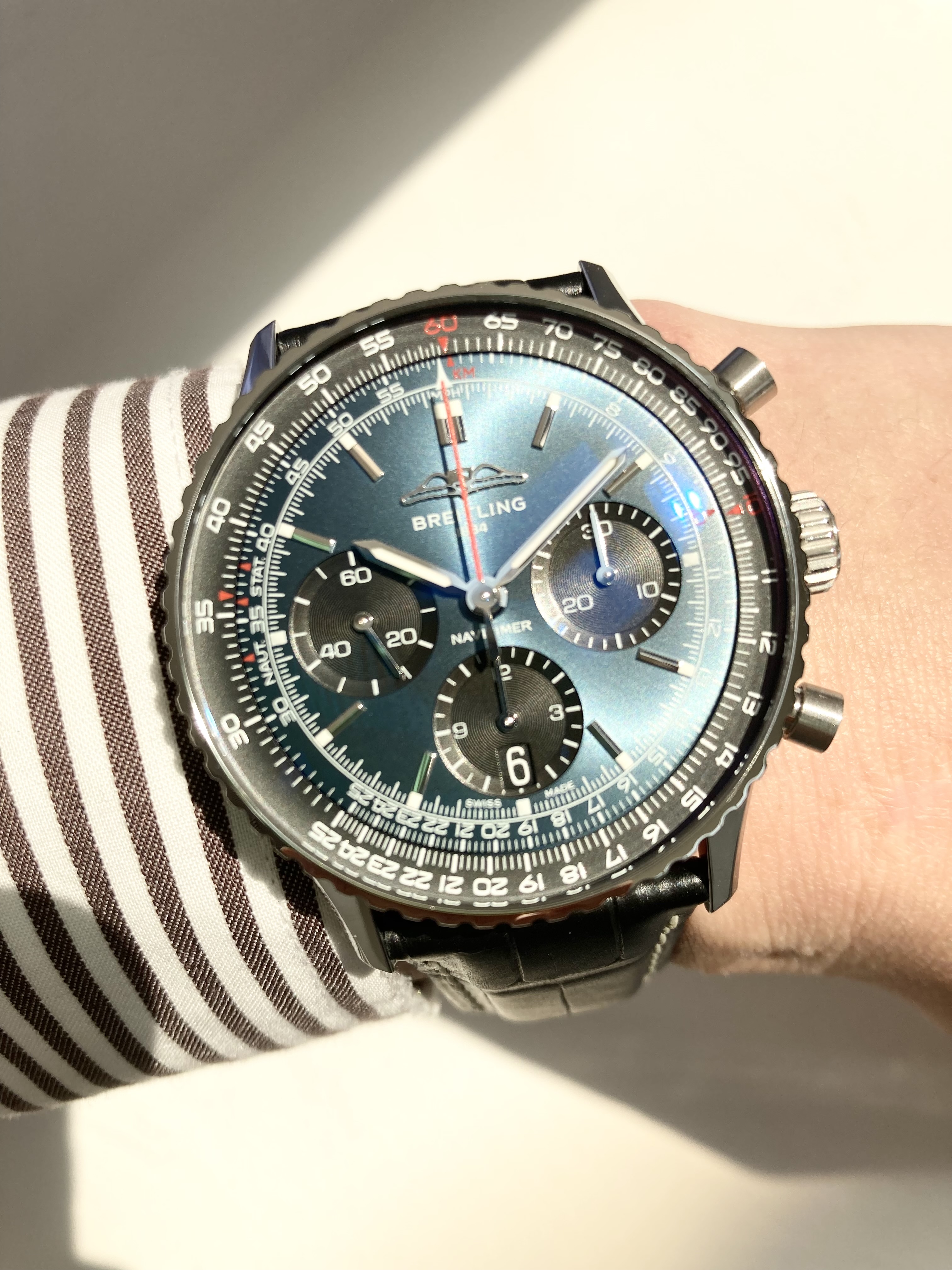 BREITLING<br />
ナビタイマー B01 クロノグラフ 41<br />
品番 AB0139241C1P1<br />
¥1,050,500(税込)<br />
<br />
<br />
<br />
新しくモデルチェンジが行われた<br />
ブライトリング ナビタイマー B01 クロノグラフ 41。<br />
<br />
その中でも、<br />
実は一番変化があったのが、<br />
この41㎜サイズのナビタイマーではないでしょうか??<br />
<br />
前モデルでは、<br />
ムーブメントが自社キャリバーではなかったものが、<br />
今回は自社キャリバー搭載となり、<br />
シースルーバックではなかった、<br />
裏ブタもシースルーバック仕様となり、<br />
内部のムーブメントをご覧頂く事が出来るようになり、<br />
メーカー保証も5年となっております。<br />
<br />
41㎜という少し小振りで、<br />
よりクラシックな雰囲気を味わい、<br />
ムーブメントの良さも体感したい!<br />
という方にはおすすめのモデルです!<br />
<br />
ぜひご検討ください!!<br />
<br />