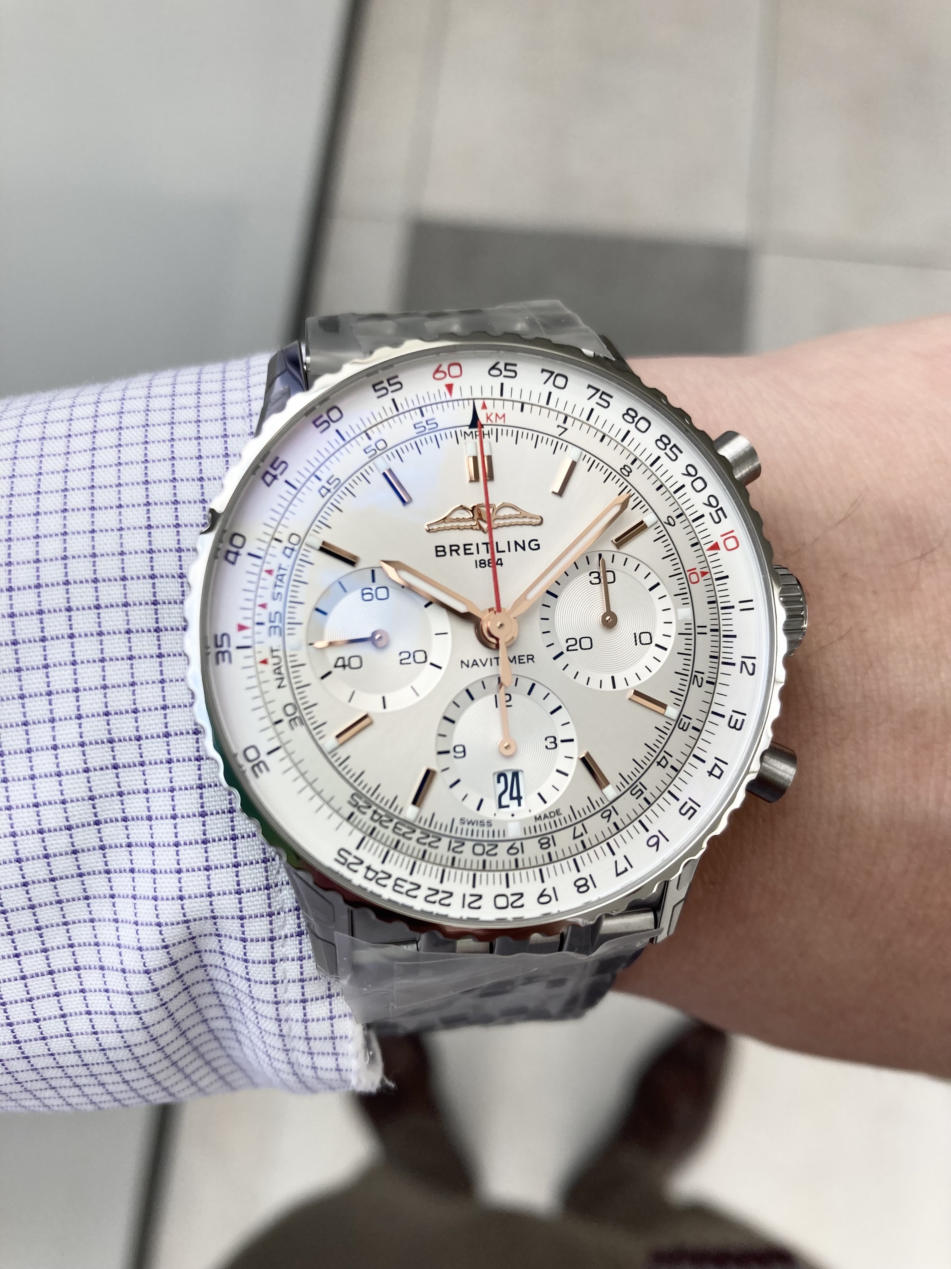 BREITLING<br />
ナビタイマー B01 クロノグラフ 41<br />
品番 AB0139211G1A1<br />
¥1,100,000(税込)<br />
<br />
<br />
今回フルモデルチェンジが行われた<br />
ブライトリングナビタイマーの中で、<br />
一番小振りなサイズの<br />
BREITLING<br />
ナビタイマー B01 クロノグラフ 41。<br />
<br />
女性でクロノグラフが欲しいという方や<br />
男性でよりクラシックに着けたいという方にもおすすめです。<br />
<br />
どのような方にも上品に着けて頂ける<br />
統一感のあるシルバー文字盤。<br />
<br />
そして、<br />
ゴールドのインデックスや針が、<br />
上品で高級感のある大変かっこいいモデルです。<br />
<br />
ぜひご検討ください!<br />
<br />
