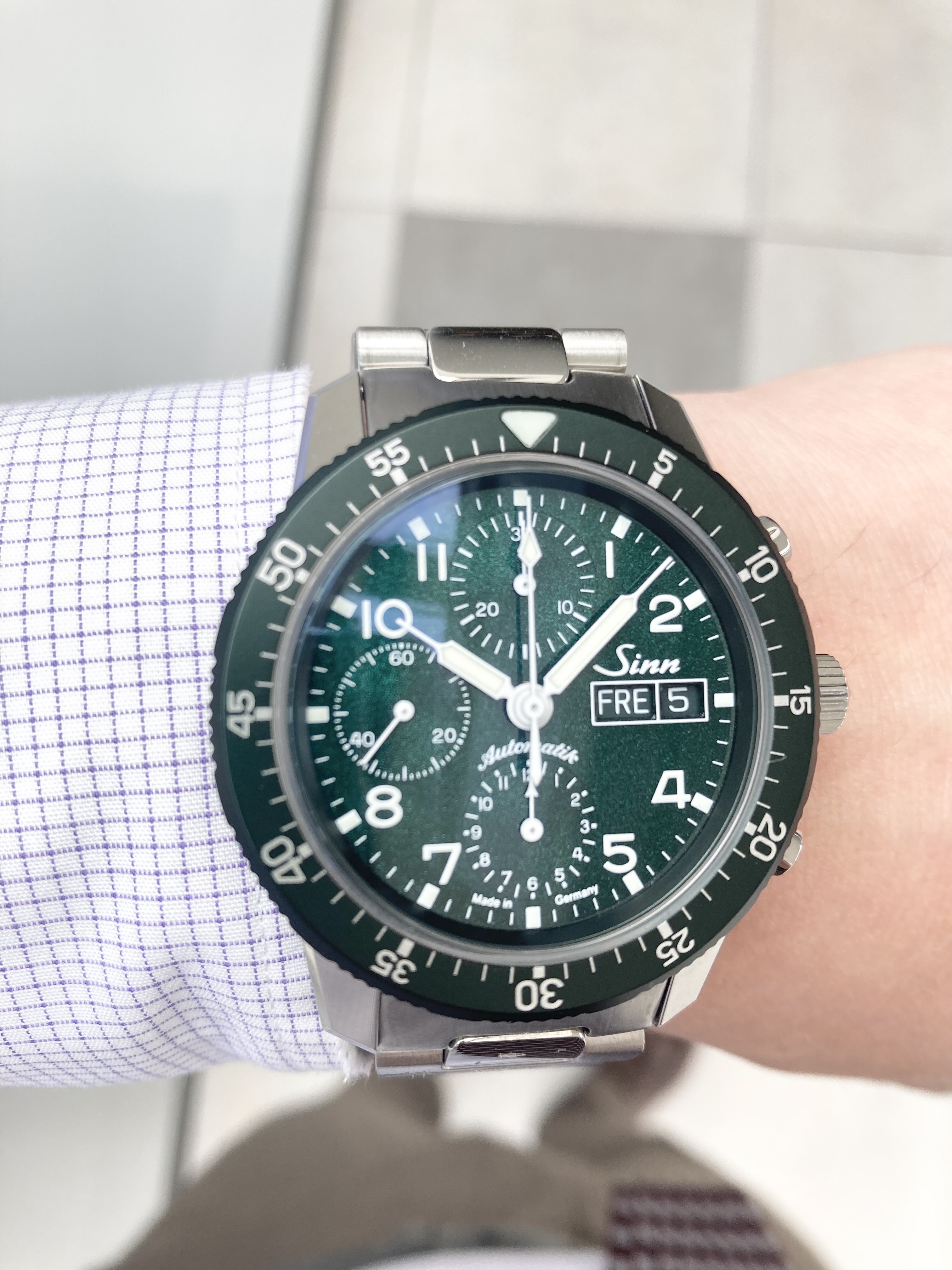 SINN<br />
【世界限定500本】103.SA.G ブレスレット<br />
品番 103.SA.G 3M<br />
¥561,000(税込)<br />
<br />
<br />
<br />
ジンの代表モデル、<br />
パイロットウォッチの103で発表された<br />
<br />
世界限定500本の103.SA.G。<br />
<br />
腕時計のトレンドであるグリーン文字盤で、<br />
ラメの入ったようなカラーリングで、<br />
時計を着けている際に、<br />
腕が動くと、<br />
さりげなくキラキラと輝き、<br />
大変美しいです。<br />
<br />
ジンの機能性と、<br />
特別モデルのトレンド感の融合が<br />
とっても魅力的な1本です!<br />
<br />
ぜひご検討ください!