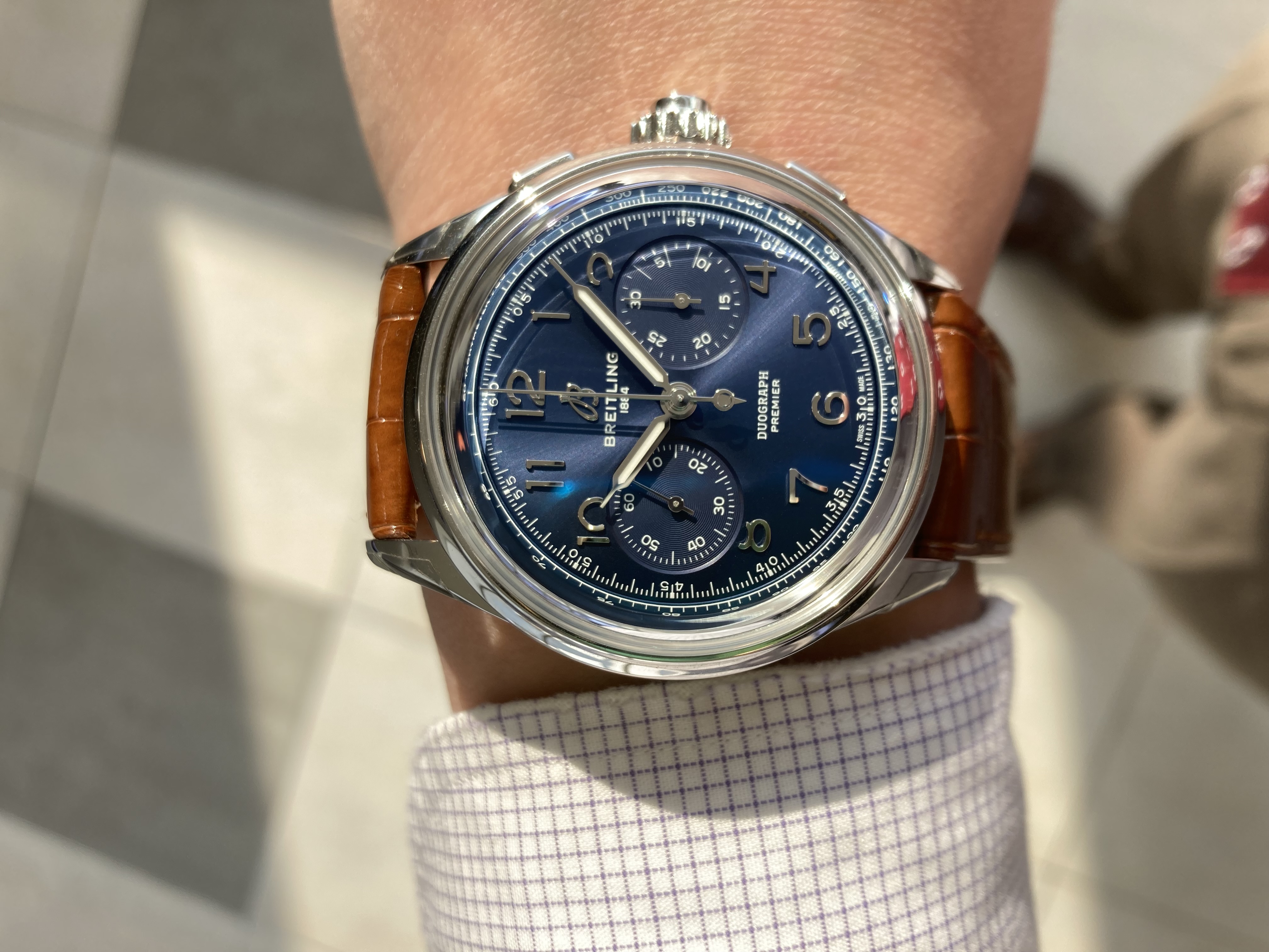 BREITLING<br />
プレミエ B15 デュオグラフ 42<br />
品番 AB1510171C1P1<br />
￥1,259,500（税込）<br />
【お支払い例】<br />
120回払い<br />
初回21,900円<br />
月々<br />
10,400円×119回<br />
<br />
<br />
<br />
機械式時計の複雑機構で<br />
パーペチュアルカレンダー(永久カレンダー)，<br />
ミニッツリピーター，<br />
トゥールビヨンなどの次に名前があがるのが、<br />
<br />
クロノグラフの最高峰複雑機構<br />
デュオグラフ（ラトラパンテ、またはスプリットセコンド）です。<br />
<br />
デュオグラフ（ラトラパンテ、またはスプリットセコンド）とは、<br />
クロノグラフの針が2本配されており、<br />
2つの時間を同時に計測でき、<br />
ボタンを押せば、<br />
その針が再び一緒の時間を計測するという大変複雑なモデルです。<br />
<br />
<br />
クロノグラフのスイスからの出荷数<br />
№１であるブライトリングだからこそ<br />
実現できたモデルです。<br />
<br />
自社製ムーブメントで、<br />
デュオグラフ機能搭載は、<br />
技術者の方も驚くほど<br />
ハイコストパフォーマンスです！<br />
<br />
ぜひブライトリングフェア期間中！<br />
1月20日からの値上げ前に手に入れてください！<br />
<br />
<br />
ブライトリング2023年1月20日に価格改定（値上げ）が行われます！<br />
<br />
ブライトリングフェアも開催中ですので、<br />
ご検討中の方、<br />
ぜひこのタイミングをお見逃しなく！