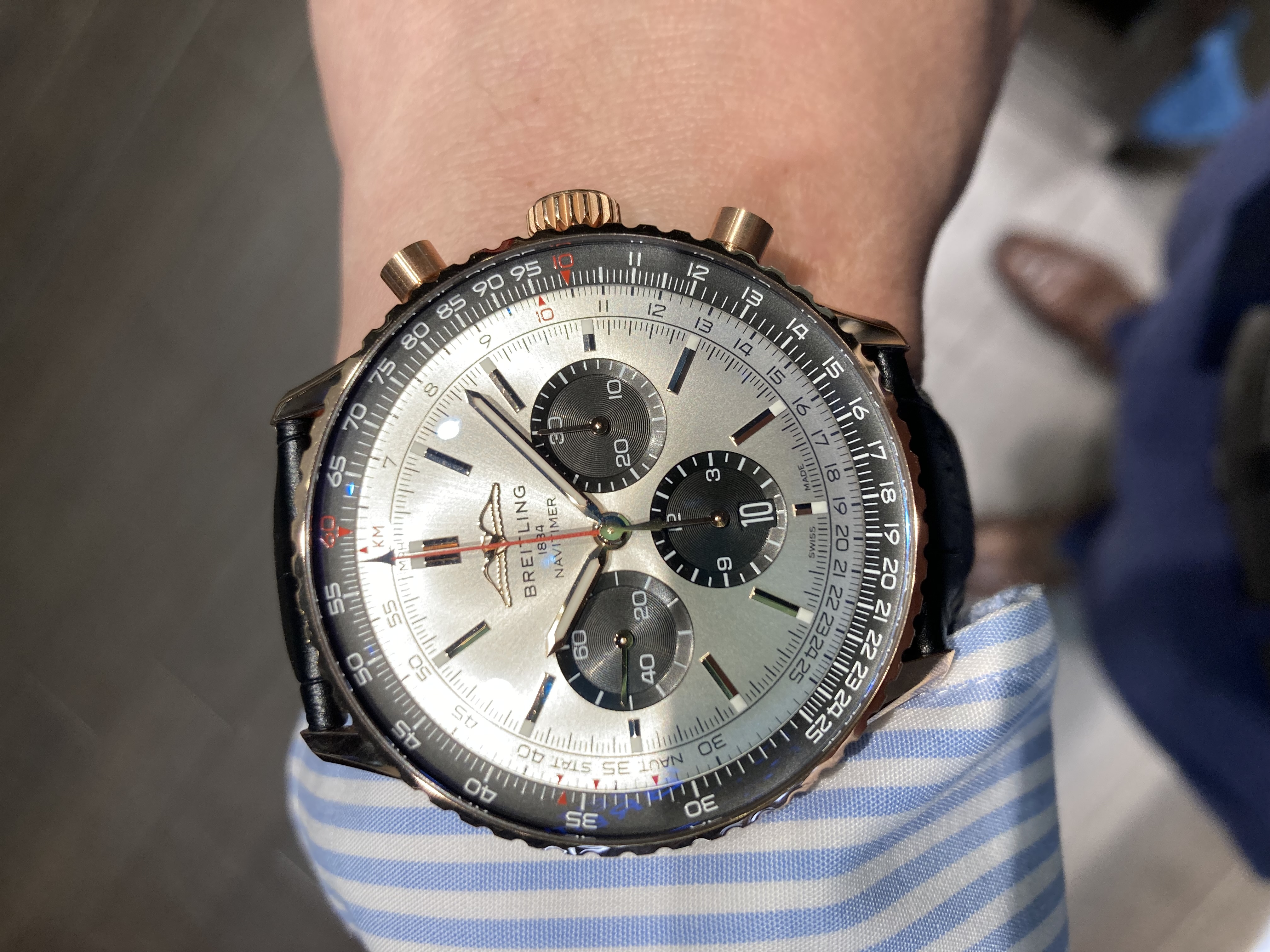 BREITLING<br />
ナビタイマー B01 クロノグラフ 46<br />
品番 RB0137241G1P1<br />
¥2,326,500(税込)<br />
<br />
<br />
<br />
46mmという迫力のあるサイズ感で、<br />
18Kレッドゴールドの高級感抜群のデザインです。<br />
<br />
ケースサイドから見るとゴールドの華やかさがありますが、<br />
艶消しになっていることにより、<br />
派手過ぎず品のある印象です。<br />
<br />
正面から時計を眺めると、<br />
ナビタイマーは、<br />
ガラスのフチのベゼルや、<br />
時計とベルトをつなぐラグが<br />
細いので、<br />
ゴールドが控えめな印象で、<br />
上品にゴールドを使用したいという方にはおすすめのモデルです!<br />
<br />
ご注文頂いて1年くらいお時間を頂いてしまうかもしれない<br />
希少モデルではありますが<br />
ぜひご検討ください!<br />
<br />
※写真はサンプルのものになりますので、<br />
実際とは少し色味などが異なる場合がございます。<br />
<br />
ご了承ください。