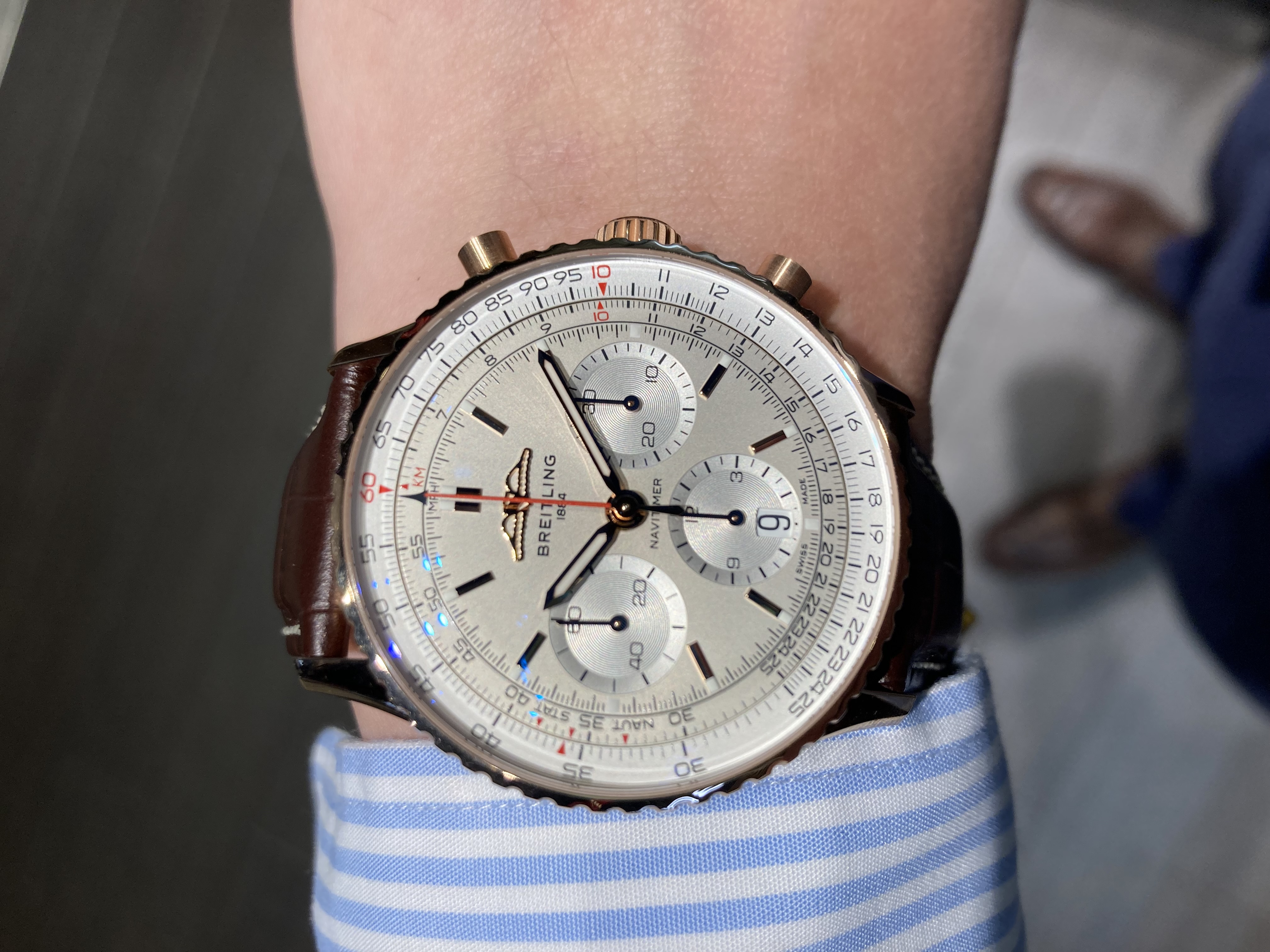 BREITLING<br />
ナビタイマー B01 クロノグラフ 41<br />
品番 RB0139211G1P1<br />
¥2,227,500(税込)<br />
<br />
<br />
<br />
クラシックで、<br />
クロノグラフでありながら、<br />
インダイヤルも同色にしているため、<br />
シンプルな雰囲気になっている<br />
ブライトリングナビタイマー B01 クロノグラフ 41。<br />
<br />
アイボリーっぽい<br />
あたたかみのあるシルバー文字盤に、<br />
ゴールドのインデックスと針、<br />
そして、18Kレッドゴールドで合わせた<br />
高級感たっぷりのモデルです。<br />
<br />
ナビタイマークロノグラフで最小の41㎜サイズですので、<br />
上品なクロノグラフとしてご愛用頂けます。<br />
<br />
ぜひご検討ください!!<br />
<br />
※サンプルのため、実際と少し色味が異なる場合がございます。<br />
予めご了承ください。<br />