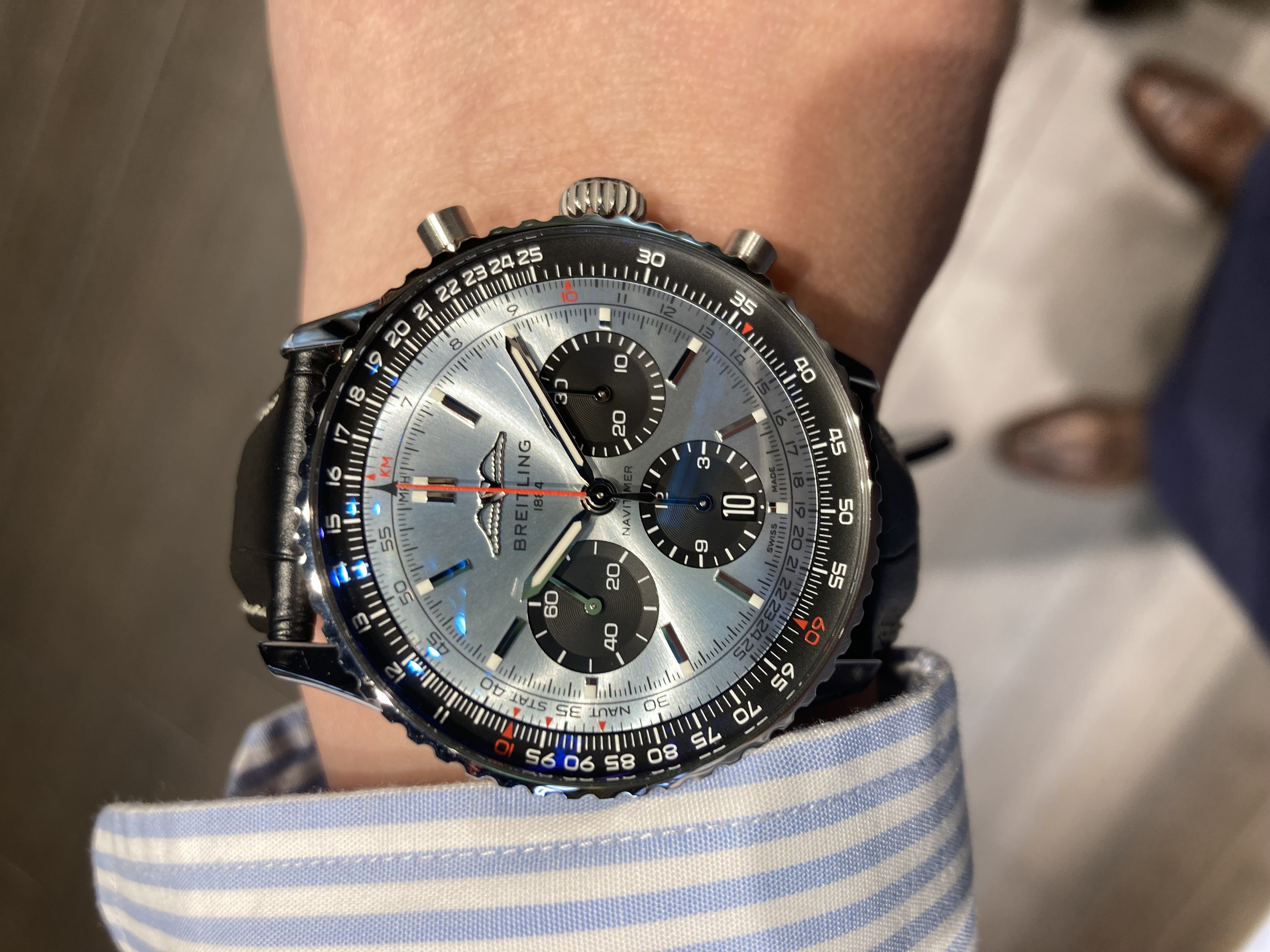 BREITLING<br />
ナビタイマー B01 クロノグラフ 43<br />
品番 AB0138241C1P1<br />
¥1,072,500(税込)<br />
<br />
<br />
<br />
<br />
日本では、<br />
ブライトリングナビタイマー B01 クロノグラフ の新モデルの中で、<br />
一番人気のカラーリングが、<br />
このアイスブルー文字盤です。<br />
<br />
最近の腕時計のトレンドカラーである<br />
薄く綺麗なブルーカラーの<br />
『アイスブルー』<br />
を採用したナビタイマー。<br />
<br />
クラシックな雰囲気と、<br />
現代的なカラーリングが<br />
大変マッチしていて大変素敵です!<br />
<br />
ご注文対応で、<br />
ご納品までにお時間頂きますが、<br />
ぜひご検討ください!