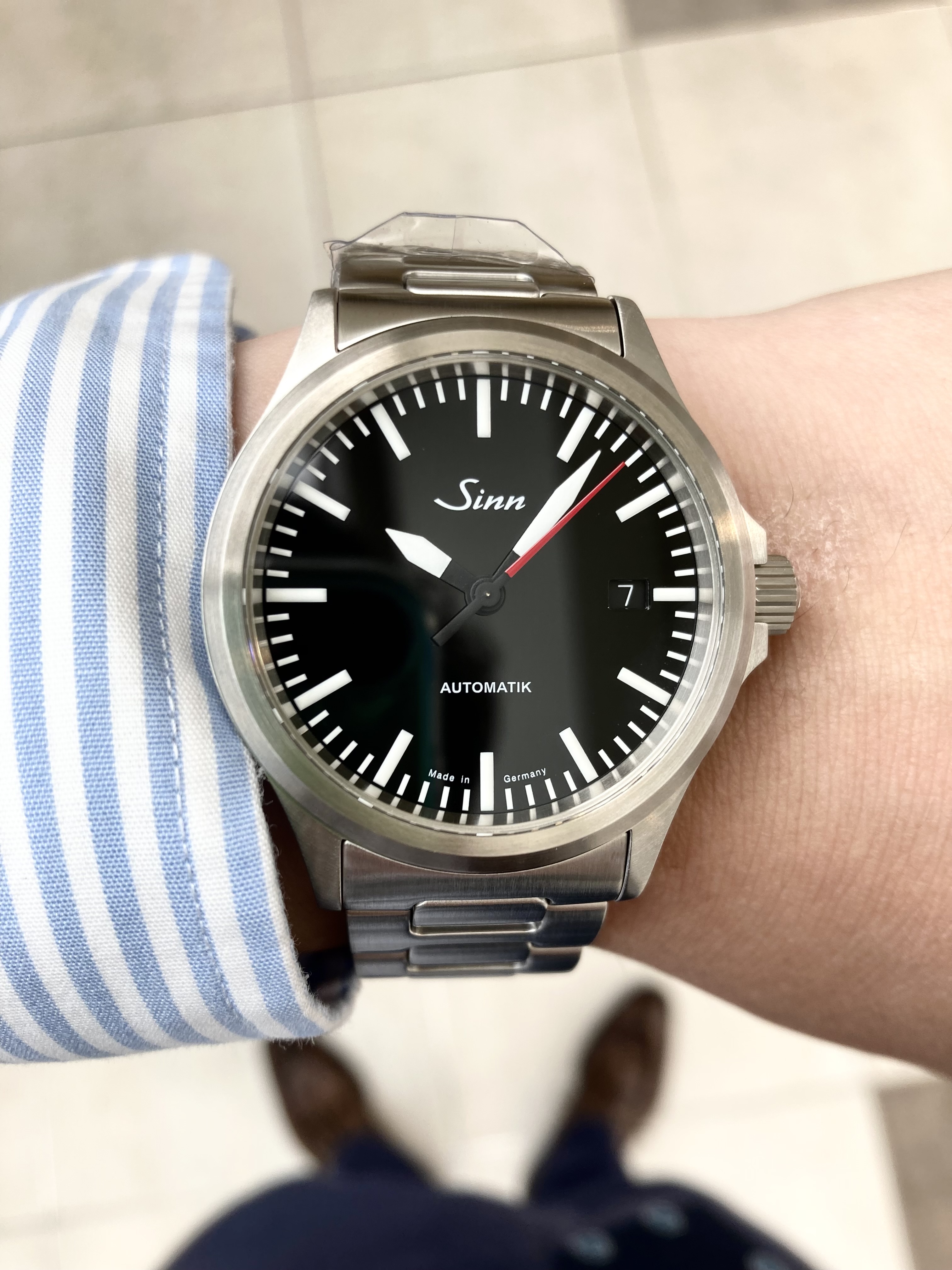 SINN<br />
556.I.RS<br />
品番 556.I.RS 3M<br />
¥264,000(税込)<br />
<br />
<br />
<br />
<br />
ジン556.I.RSは、<br />
時計の必要最小限の機能である時・分・秒と日付表示のみに特化した<br />
シンプルなデザインを持つ556シリーズの基本モデル556.Mに赤い秒針を採用したモデルです。<br />
<br />
航空機のコックピットクロック由来の読み取りやすいダイヤルと、<br />
ソリッド感の高いサテン仕上げのステンレススチールケースは<br />
スポーティでありながらエレガントな外観を作り出しています。<br />
<br />
両面無反射サファイアクリスタルと<br />
内部の繊細な機械式ムーブメントを眺めることができるシースルーの裏面、<br />
20気圧の防水性能もシリーズに共通した仕様です。<br />
<br />
赤い秒針は、<br />
わずかに艶感のあるダイヤルの黒とインデックスの白というモノトーンの配色に、<br />
絶対的な存在感を示しながら、<br />
調和のとれたコントラストを生み出しています。<br />
<br />
ミリタリーウォッチの印象が強いジンですが、<br />
ビジネスでもお使い頂けるモデルがたくさんあります!<br />
<br />
ぜひご検討ください!