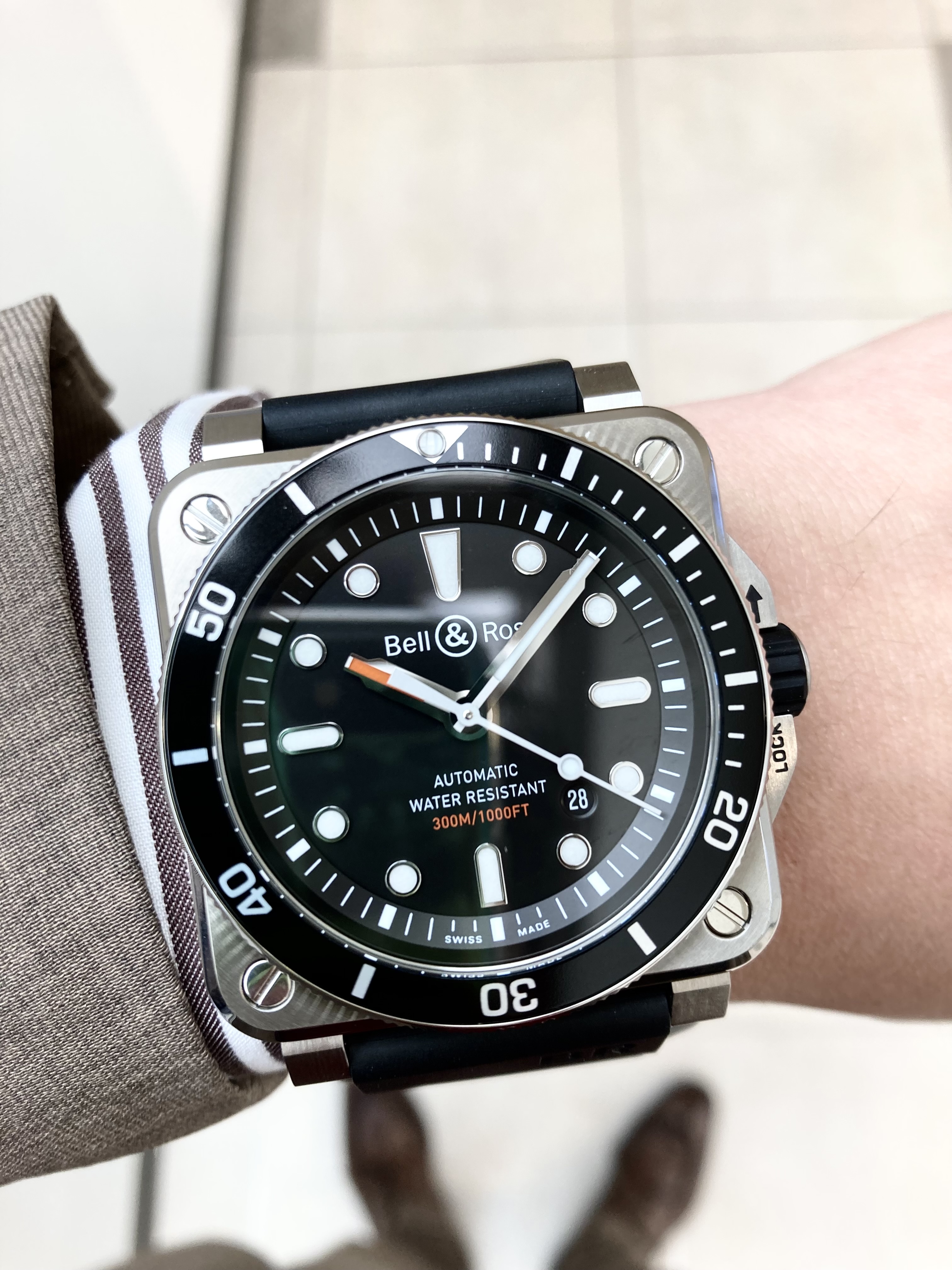 BELL & ROSS<br />
BR03-92ダイバーブラック<br />
品番 BR0392-D-BL-ST/SRB<br />
¥495,000(税込)<br />
<br />
<br />
<br />
<br />
ベル&ロスの世界観をしっかりと表現しながら、<br />
<br />
ブランドの理念である<br />
<br />
視認性機能性、信頼性、高精度を体現する真のダイバーズウォッチが、<br />
ベル&ロスBR03-92ダイバーブラックです。<br />
<br />
国際規格ISO6425で定義される要求項目を満たさなければ<br />
ダイバースの名称は名乗れないのですが、<br />
こちらのモデルはしっかりとそれを満たしています。<br />
<br />
例えば、<br />
国際標準化機構(ISO)の仕様書には、<br />
最小100Mの防水性能と操作ミスによる回転や設定間違いを防ぐよう、<br />
あらかじめ時間設定が可能なツール(60分目盛りを配した逆回転防止ベゼル)の総部が挙げられています。<br />
<br />
また、ダイビング中は、時間の読み取りやすさが生命にも関わるため、<br />
非常に重要です。<br />
<br />
そのため、インデックスは、<br />
暗部で25cmの距離から容易に読み取れる必要性があります。<br />
<br />
ダイバーズウォッチは、<br />
取付部の強度や、衝撃への耐久性、<br />
海中における熱への耐性試験など、<br />
求められる様々な検査を経て、製品化されています。<br />
<br />
2017年に誕生したBR03-92ダイバーコレクションは、<br />
ベル&ロスが開発した様々なダイバースウォッチで培ったノウハウが<br />
反映され、誕生した名作です!<br />
<br />
ぜひご検討ください!