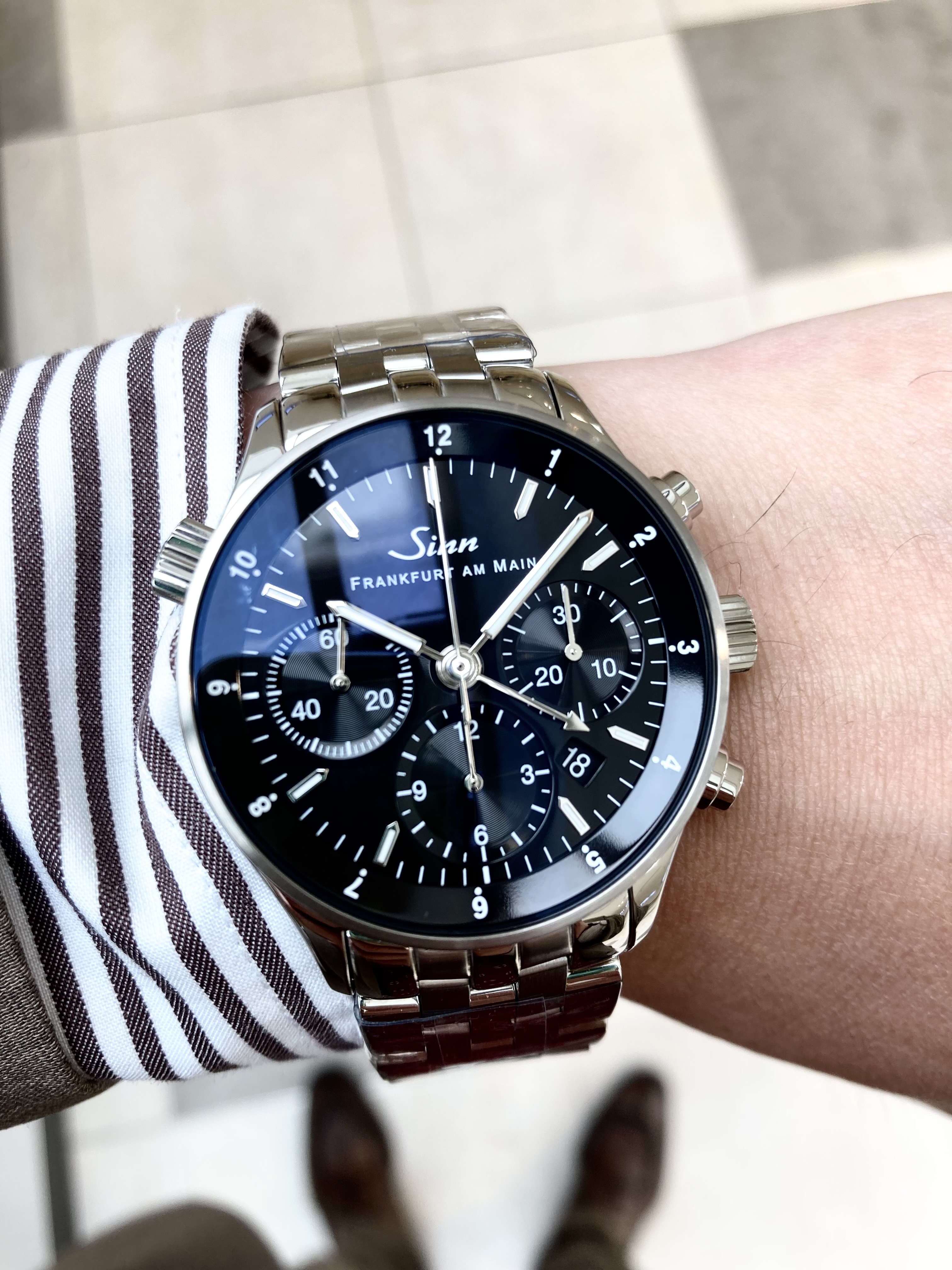 SINN<br />
6000<br />
品番 6000 5M<br />
¥726,000(税込)<br />
<br />
<br />
<br />
<br />
ビジネスのプロフェッショナルである<br />
<br />
ビジネスマン。<br />
<br />
特に証券マンのために作られた<br />
<br />
ジン6000。<br />
<br />
海外の証券所の営業時間が把握が出来るように、<br />
<br />
3タイムゾーン表示機構となっています。<br />
<br />
また、<br />
<br />
スーツに合うように、<br />
<br />
ポリッシュ仕上げのケースに、<br />
<br />
艶のあるブラック文字盤。<br />
<br />
シックなシルバーの針が素晴らしいモデルです。<br />
<br />
革ベルトも付属でついてくるので、<br />
<br />
より落ち着いた印象にすることも可能です。<br />
<br />
様々なプロフェッショナルのために、<br />
<br />
腕時計を製造するジンらしいモデルです!<br />
<br />
ぜひご検討ください!<br />
