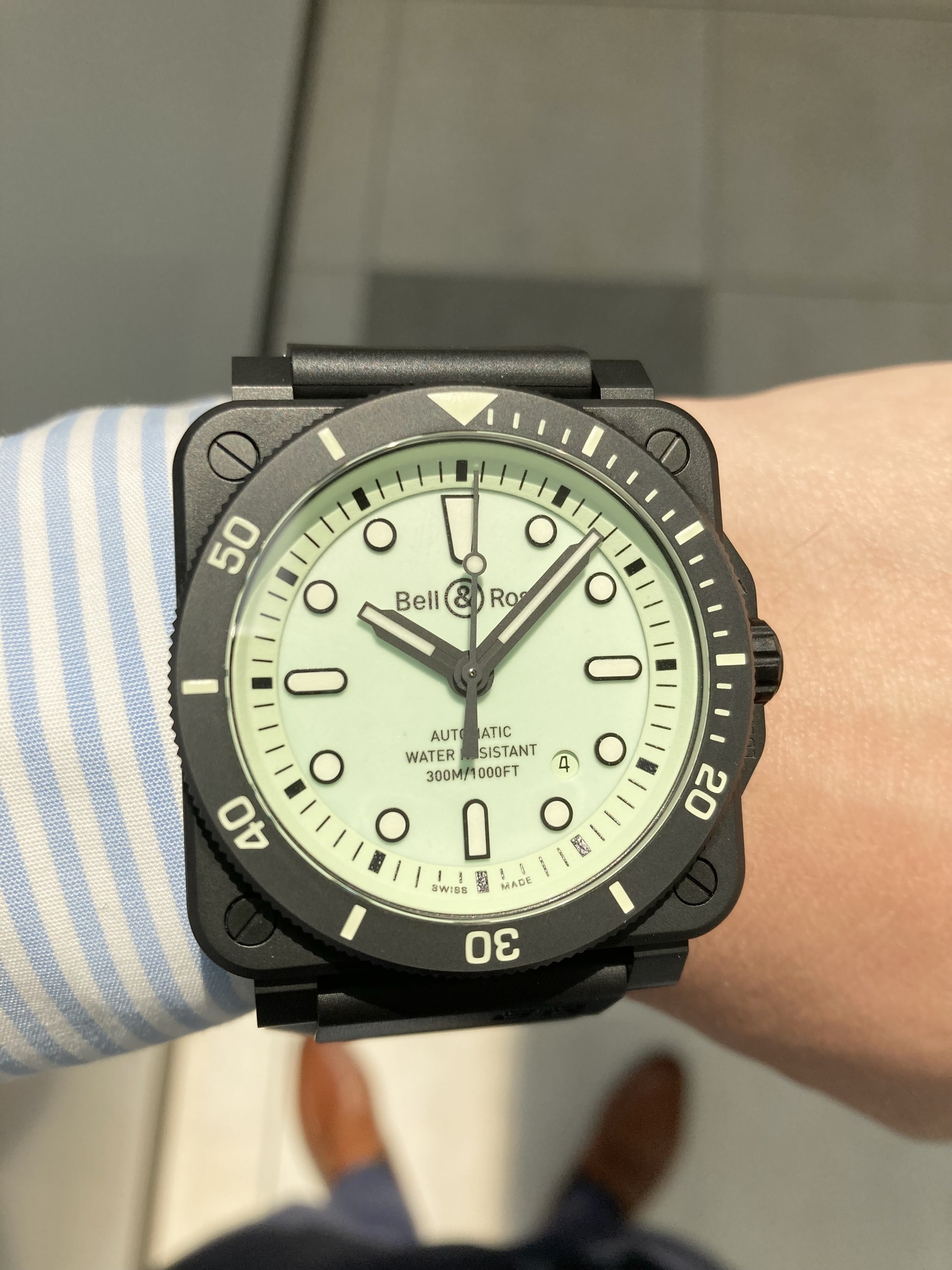 BELL & ROSS<br />
【世界限定999本】BR03-92ダイバーフルラム<br />
品番 BR0392-D-C5-CE/SRB<br />
¥605,000(税込)<br />
<br />
<br />
<br />
ダイバーズウォッチは、黒文字盤という定番の考え方から<br />
逆説的ともいえるコントラストを利用して、<br />
Bell & Ross は、他のシリーズでも採用し、<br />
人気のある得意の文字盤に全て蓄光塗料を塗布する<br />
ラム・コンセプトをダイビング・コレクションに取り入れた世界限定モデルを製作しました。<br />
<br />
BR03-92 DIVER FULL LUM では異なる色合いの夜行塗料を採用しました。<br />
メタル製の文字盤にはグリーンのスーパールミノバ® C5 を一面にコーティングする一方、<br />
メタル製アプライドインデックスとベゼルの数字にはグリーンのスーパールミノバ® C3 を注入。<br />
<br />
この極めて発光性の強いグリーンの光は非常に長い持続性を闇で保ち、<br />
完全な暗闇でも通常モデルより<br />
持続性ある視認性を発揮します。<br />
<br />
日中でまったく違う印象を与えてくれるユニークな世界限定モデルです。<br />
<br />
ぜひご検討下さい!<br />