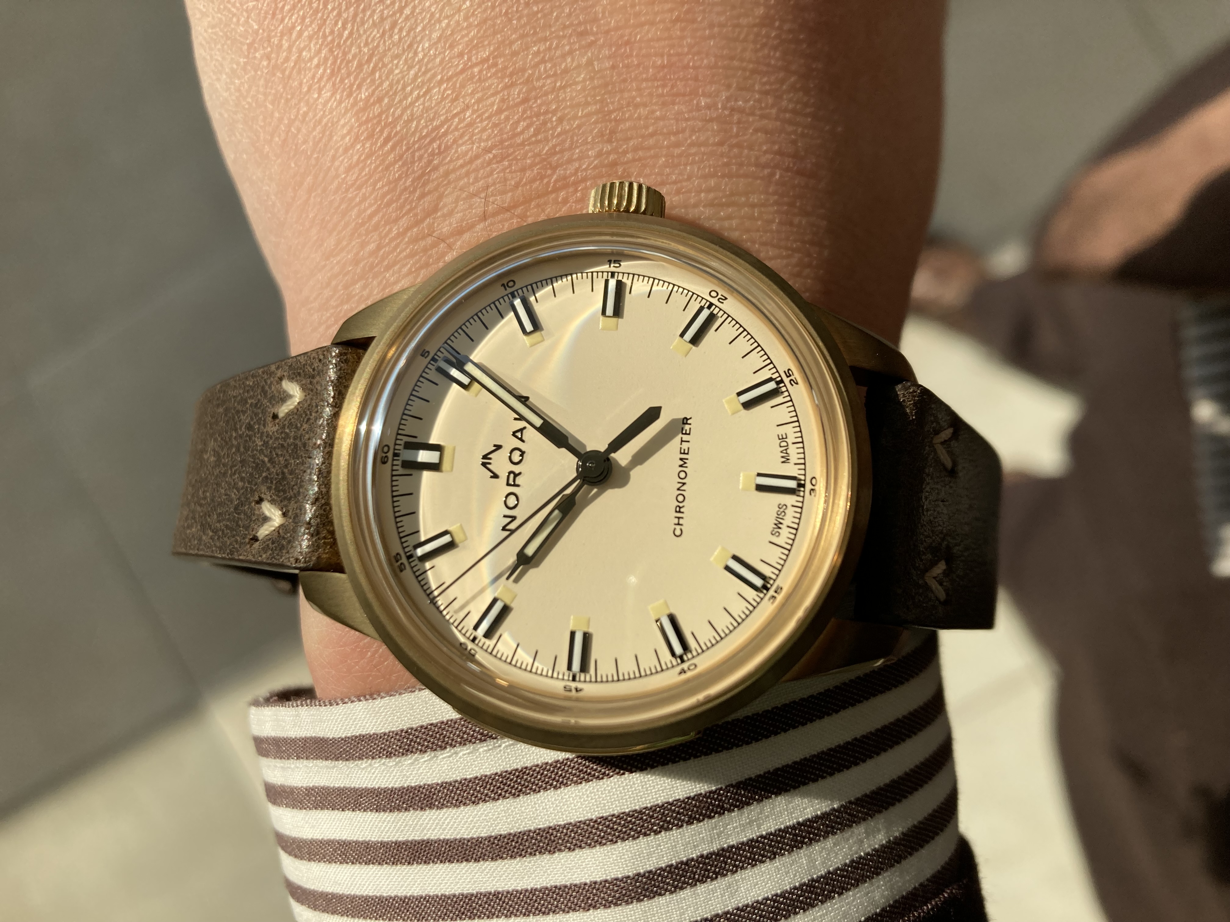 NORQAIN<br />
フリーダム 60 39MM<br />
品番 NNZ2001ZA/C206/18EO.16Z<br />
¥469,700(税込)<br />
<br />
【お支払い例】<br />
120回払い<br />
初回5,600円<br />
月々<br />
3,900円×119回<br />
<br />
<br />
<br />
<br />
既に生産終了になっており、<br />
店頭にご用意があるだけとなっている<br />
稀少なノルケインフリーダム 60 39MM<br />
を本日はご紹介です!<br />
<br />
<br />
腕時計に使用される素材としては、<br />
徐々に一般化してきているブロンズケース<br />
を採用したモデルです。<br />
<br />
ご使用頂けば頂くほど、<br />
酸化が進んでいき、<br />
経年変化を楽しめるモデルです。<br />
<br />
<br />
ただでさえ生産数の少ないモデルですが、<br />
経年変化をすると、<br />
本当に1点ものとなりますので、<br />
特別な1本にご自身で時計を育てない方にはぴったりな1本です。<br />
<br />
<br />
そして、<br />
60年代の腕時計からインスパイアを受けているため、<br />
クラシックな雰囲気のフリーダム 60ですが、<br />
ムーブメントは、<br />
最新のケニッシムーブメント<br />
が内蔵されており、<br />
安心のクオリティと信頼性です。<br />
<br />
<br />
大変魅力的なモデルです。<br />
<br />
次の入荷の予定はありませんので、<br />
気になる方はお早めに!<br />