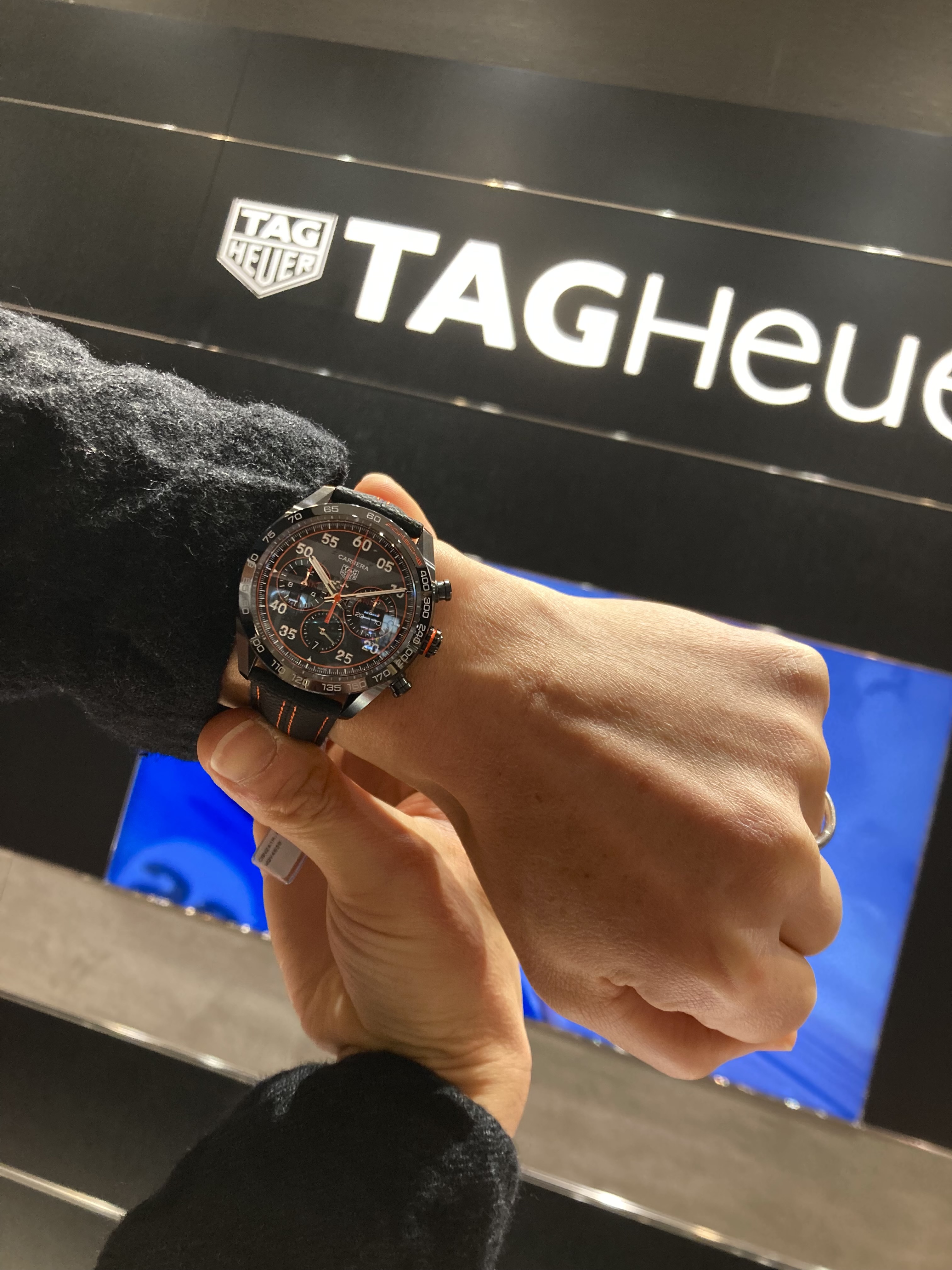 TAG HEUER<br />
カレラ キャリバー ホイヤー02 クロノグラフ ポルシェスペシャルエディション<br />
品番 CBN2A1M.FC6526<br />
¥852,500(税込)<br />
【お支払い例】<br />
100回払い<br />
初回11,000円<br />
月々<br />
8,500円×99回<br />
<br />
<br />
<br />
K様に、<br />
タグ・ホイヤーカレラ キャリバー ホイヤー02 クロノグラフ ポルシェスペシャルエディション<br />
をご試着頂きました!<br />
<br />
いつもありがとうございます!<br />
<br />
機械式時計の老舗のタグ・ホイヤー<br />
<br />
と、<br />
<br />
自動車メーカーでも、<br />
カリスマ的な人気を誇る「ポルシェ(Porsche)」<br />
とのパートーナーシップで誕生したモデルです。<br />
<br />
今回は、<br />
ブラックの文字盤に、<br />
スピードメーターをイメージさせるようなオレンジの差し色が、<br />
スポーティーで大変かっこいい1本です!<br />
<br />
ぜひご検討ください!<br />
<br />
<br />