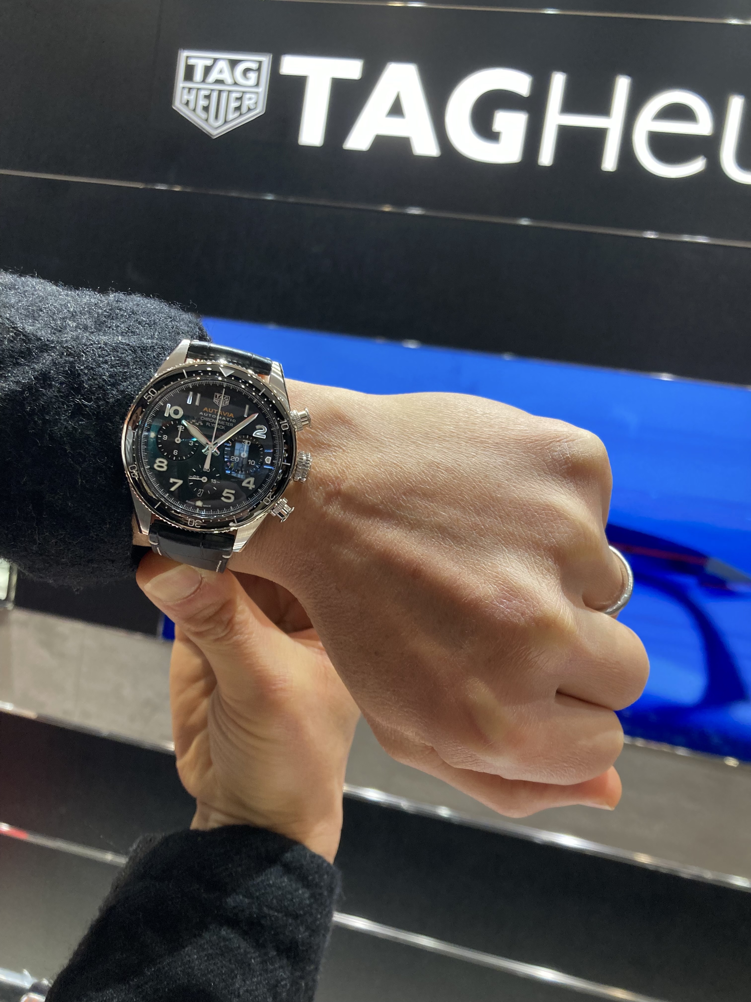 TAG HEUER<br />
オータヴィア キャリバー ホイヤー02 フライバック クロノグラフ<br />
品番 CBE511A.FC8279<br />
¥814,000(税込)<br />
【お支払い例】<br />
100回払い<br />
初回12,100円<br />
月々<br />
8,100円×99回<br />
<br />
<br />
K様に、<br />
タグ・ホイヤー<br />
オータヴィア キャリバー ホイヤー02 フライバック クロノグラフ<br />
をご試着頂きました!<br />
<br />
タグ・ホイヤーでは<br />
意外に珍しい<br />
ヴィンテージウォッチを復刻した雰囲気が強い<br />
オータヴィアシリーズ。<br />
<br />
意外にも今まで、<br />
復刻されていなかったインダイヤルがブラックの<br />
ブラック文字盤。<br />
<br />
王道のクロノグラフのデザインで、<br />
クラシックな雰囲気が大変かっこいい1本です!<br />
<br />
クロノグラフをストップさせなくても、<br />
再度時間計測の行える<br />
フライバック クロノグラフ<br />
搭載というのもタグ・ホイヤーでは珍しいです。<br />
<br />
一見シンプルながら、<br />
構造の難しいフライバック機能搭載というところがニクイです!<br />
<br />
ぜひご検討ください!<br />