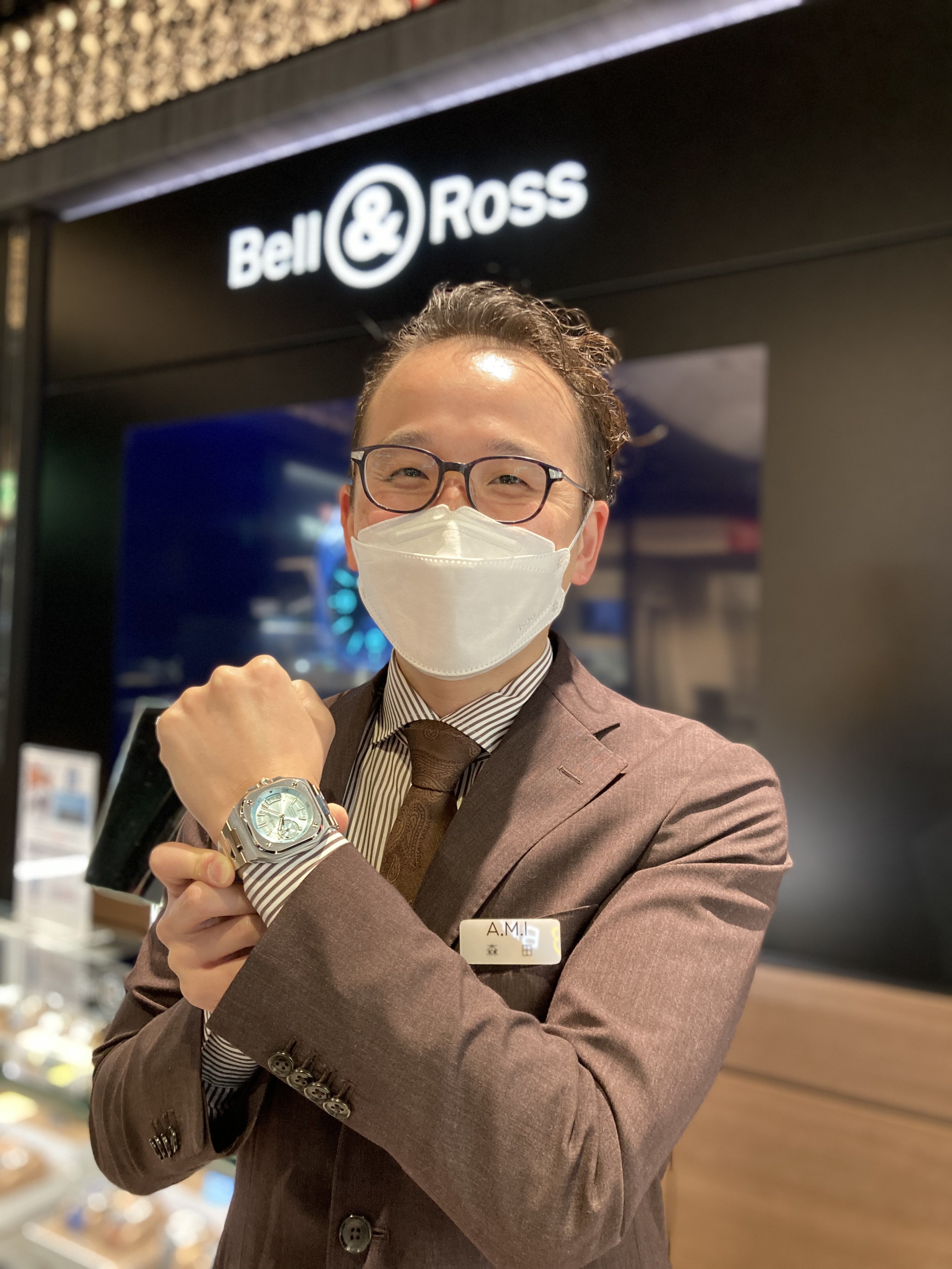 BELL & ROSS<br />
BR-X5<br />
品番 BRX5R-IB-ST/SST<br />
￥990,000（税込）<br />
【お支払い例】<br />
60回払い<br />
初回16,500円<br />
月々<br />
16,500円×59回<br />
<br />
<br />
<br />
<br />
<br />
腕時計好き、<br />
そして、ファッション好きの方から、<br />
大変注目されているブランド。<br />
<br />
ベル＆ロス。<br />
<br />
時代の先をゆくチャレンジを行いながら、<br />
根底には、<br />
確かなデザイン性と、<br />
時計への深い愛情と造詣が融合している事により、<br />
時計愛好家を唸らせるモデルを<br />
生み出し続けています。<br />
<br />
まさに、<br />
その結晶と言えるのがこの<br />
ベル＆ロス<br />
BRX5R-IB-ST/SST<br />
アイスブルー文字盤です。<br />
<br />
デザイン性の高さは、<br />
以前から評価がされており、<br />
今回のBRX5も、<br />
BRシリーズの四角に丸を組み合わせた<br />
コックピット計器からしっかりとインスパイアされながらも、<br />
BR05から受け継ぐ、<br />
都会的で、洗練されたデザインへと昇華させ、<br />
そこに都会的で、<br />
トレンドであるアイスブルーを合わせ、<br />
ムーブメントは、<br />
ベル＆ロスが、<br />
初めて着手したマニュファクチュールムーブメントである、<br />
ケニッシ製造のムーブメントが採用されているとあって、<br />
人気が出る事間違いなしの出来です。<br />
<br />
実際、<br />
大変人気があり、<br />
ご注文頂いて半年以上お待ち頂く状態となっております。<br />
<br />
サンプルはございますので、<br />
気になる方はぜひ店頭でご覧ください！