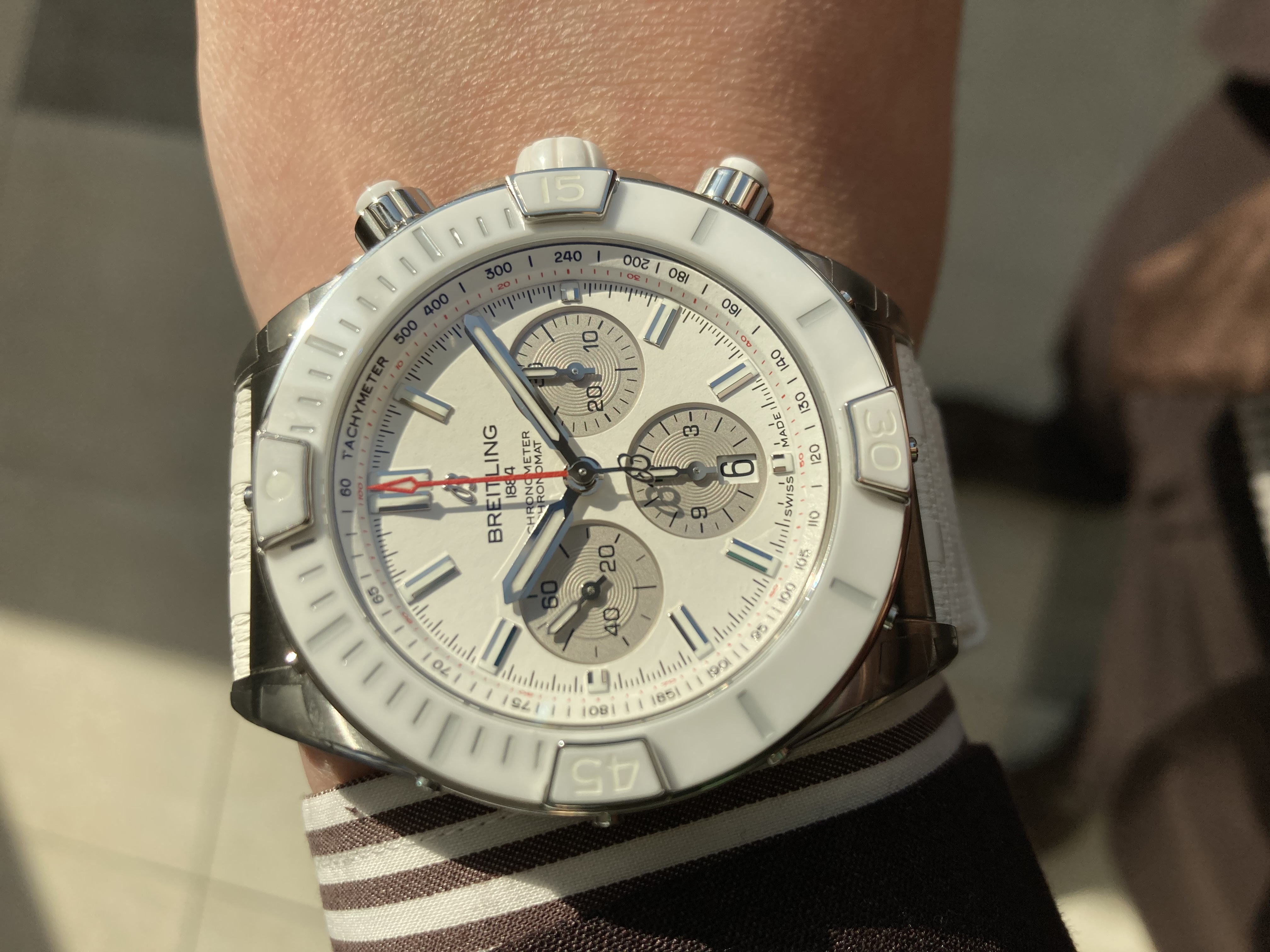 BREITLING<br />
【日本限定】スーパー クロノマット B01 44 ジャパン エディション<br />
品番 AB0136A71A1S1<br />
￥1,210,000（税込）<br />
<br />
<br />
<br />
ブライトリングの代表モデル、<br />
クロノマット。<br />
<br />
その中でもセラミックを使用し、<br />
ラグジュアリーな雰囲気を併せ持ちながら、<br />
44㎜というダイナミックなサイズ感で、<br />
武骨な雰囲気も併せ持つ<br />
稀有なモデルである<br />
ブライトリングスーパー クロノマット B01 44。<br />
<br />
スーパーオーシャン オートマチック<br />
でも登場し、<br />
大変人気のあるオールホワイトモデルが、<br />
スーパー クロノマット B01 44でも日本限定モデルとして登場です。<br />
<br />
<br />
日本の国旗をイメージしたクロノグラフ針のレッドが、<br />
アクセントになっており、<br />
大変お洒落な1本です。<br />
<br />
希少モデルですので、<br />
ぜひ店頭でご覧ください！