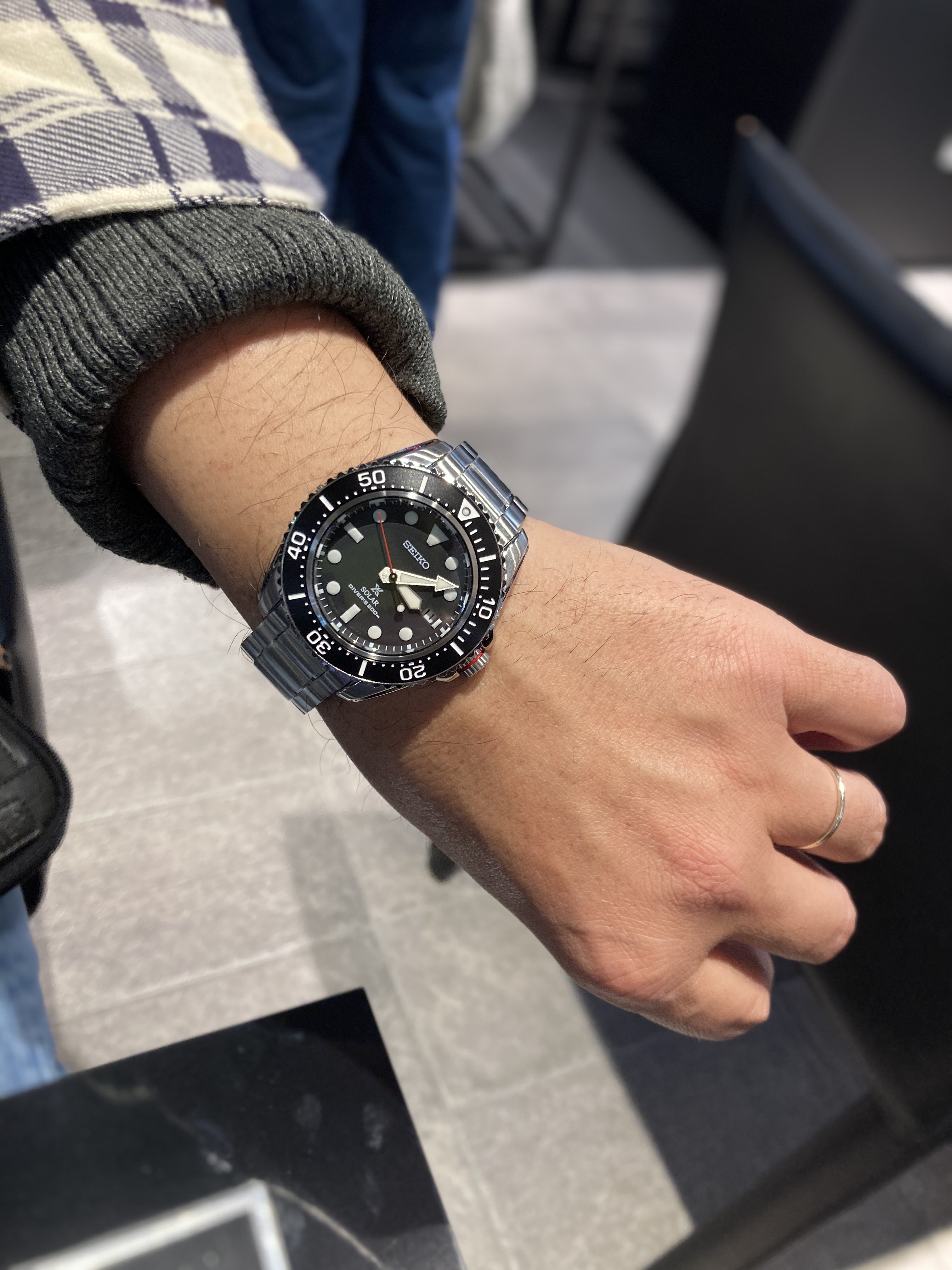 PROSPEX<br />
ダイバースキューバSBDJ051<br />
品番 SBDJ051<br />
<br />
<br />
<br />
セイコープロスペックス<br />
ダイバースキューバSBDJ051<br />
をご購入頂きました!<br />
<br />
誠にありがとうございます。<br />
<br />
名前の通り、<br />
船乗りの方や、漁師の方など<br />
過酷な状況で働かれている<br />
プロフェッショナルの方にも<br />
ご購入頂いた事のある<br />
質実剛健の作りが魅力のモデルです。<br />
<br />
ダイバースウォッチながら、<br />
ソーラー時計という<br />
利便性の高さも魅力です!<br />
<br />
大変良くお似合いでした!<br />
<br />
末永くご愛用ください!<br />