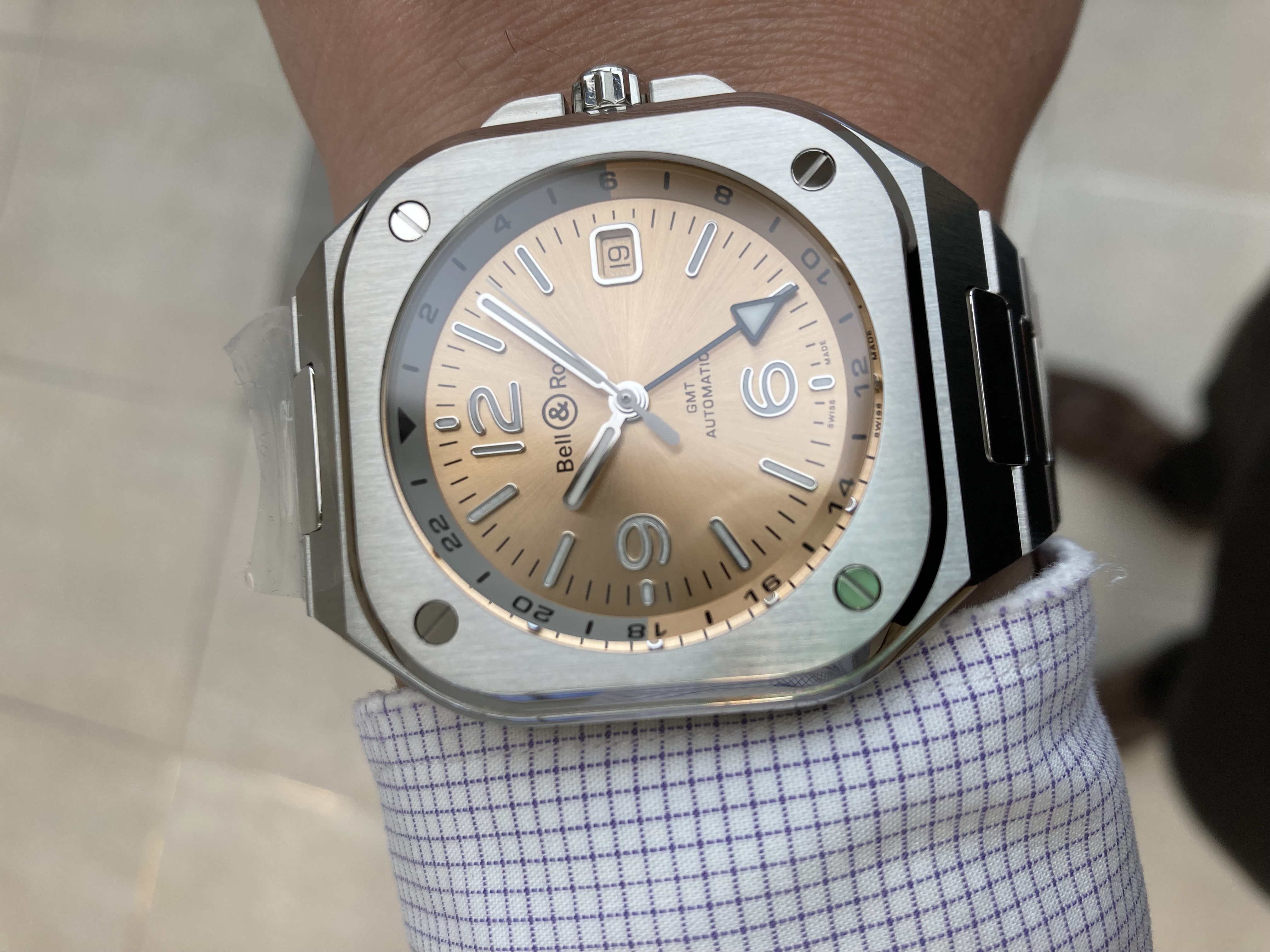 BELL & ROSS<br />
【日本限定99本】BR 05 GMT AMBER<br />
品番 BR05G-CH-ST/SST<br />
¥682,000(税込)<br />
【お支払い例】<br />
120回払い<br />
初回15,600円<br />
月々<br />
5,600円×119回<br />
<br />
<br />
ベル&ロスの人気シリーズ。<br />
BR05シリーズ。<br />
<br />
その中でも、<br />
発表されてから人気の高い<br />
BR 05 GMTシリーズから発表された<br />
日本限定が<br />
【日本限定99本】BR 05 GMT AMBER<br />
です。<br />
<br />
99本という少ない生産本数で<br />
特別感もあり、<br />
アンバーをイメージした美しいカラーが特徴の1本です。<br />
<br />
アンバーというのは、<br />
日本では「琥珀」という宝石を表します。<br />
<br />
アンバーは、<br />
太古の松や杉などの天然樹脂が化石化した有機物です。<br />
<br />
古いものであれば6000万年前の樹脂が結晶化してできた琥珀も発見されており、<br />
自然が生み出す神秘的な石です。<br />
<br />
産地でいうとバルト海沿岸の琥珀が有名なようですが、<br />
日本でも古くから岩手県久慈市で産出されているとの事です。<br />
<br />
アンバーには、<br />
・抱擁・長寿・繁栄<br />
という石言葉があるようです。<br />
<br />
所有しているとご利益がありそうな石言葉ですね!<br />
<br />
そんなアンバーカラーの日本限定。<br />
<br />
ぜひご検討ください!