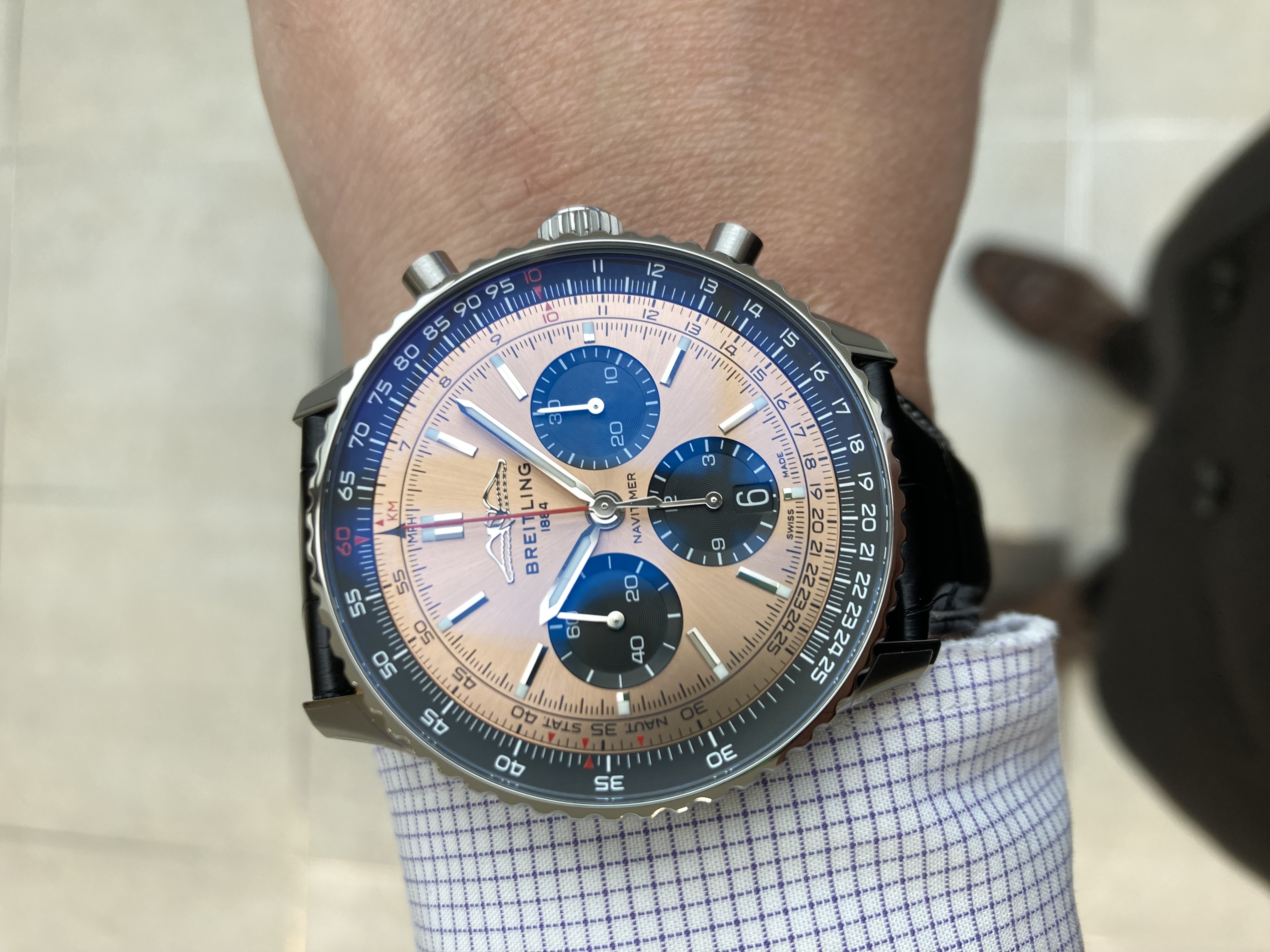 BREITLING<br />
ナビタイマー B01 クロノグラフ 43<br />
品番 AB0138241K1P1<br />
¥1,133,000(税込)<br />
<br />
<br />
ブライトリングの代表モデル、<br />
ナビタイマー。<br />
<br />
70年間ほとんどデザインを変えることなく、<br />
作り続けられている<br />
<br />
ブライトリングの代表モデル、<br />
<br />
この世の全てのクロノグラフ、<br />
<br />
この世の全てのパイロットウォッチの<br />
<br />
代表モデルの一つです!<br />
<br />
今後もほとんどデザインは変わることなく、<br />
作り続けられるであろうモデルですので、<br />
永くご使用頂くにはぴったりなモデルです。<br />
<br />
そして、<br />
こちらのカラーリングは、<br />
いままでのナビタイマーにはなかった<br />
カッパーのカラーです。<br />
<br />
他にはなかなかないカラーリングでありながら、<br />
落ち着いたカラーリングで場面を選ばず、<br />
お使い頂けます。<br />
<br />
昨年モデルチェンジが行われてから、<br />
再度注目度が高まり、<br />
品薄の状態が続いております。<br />
<br />
気になる方はお早めに!<br />
<br />
<br />