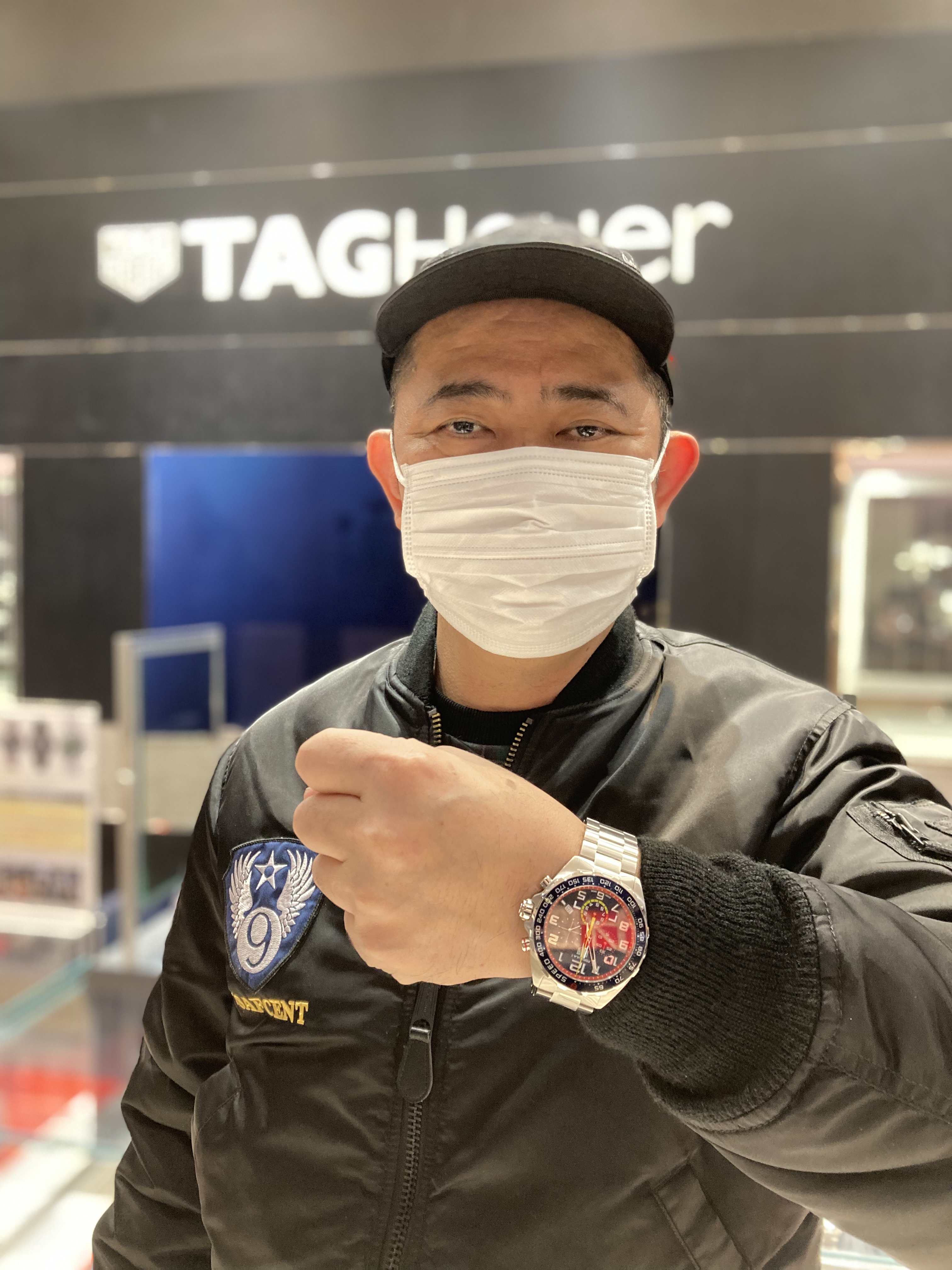 TAG HEUER<br />
フォーミュラ1 クロノグラフ レッドブルレーシング限定<br />
品番 CAZ101AL.BA0842<br />
<br />
<br />
<br />
タグ・ホイヤー<br />
フォーミュラ1 クロノグラフ レッドブルレーシング限定<br />
をご購入頂きました!<br />
<br />
誠にありがとうございます。<br />
<br />
カジュアル使いの時計をお探しという事で、<br />
タグ・ホイヤーの<br />
スポーティーなシリーズ、<br />
まさにモータースポーツのF1から名付けられた<br />
フォーミュラ1のシリーズの中で、<br />
レッドブルレーシング限定<br />
という特別なモデルをお選び頂きました!<br />
<br />
レッドブルに採用されている<br />
ブルー、レッド、イエローが<br />
大変かっこよく差し色に採用されています。<br />
<br />
大変良くお似合いでした!<br />
<br />
末永くご愛用ください!