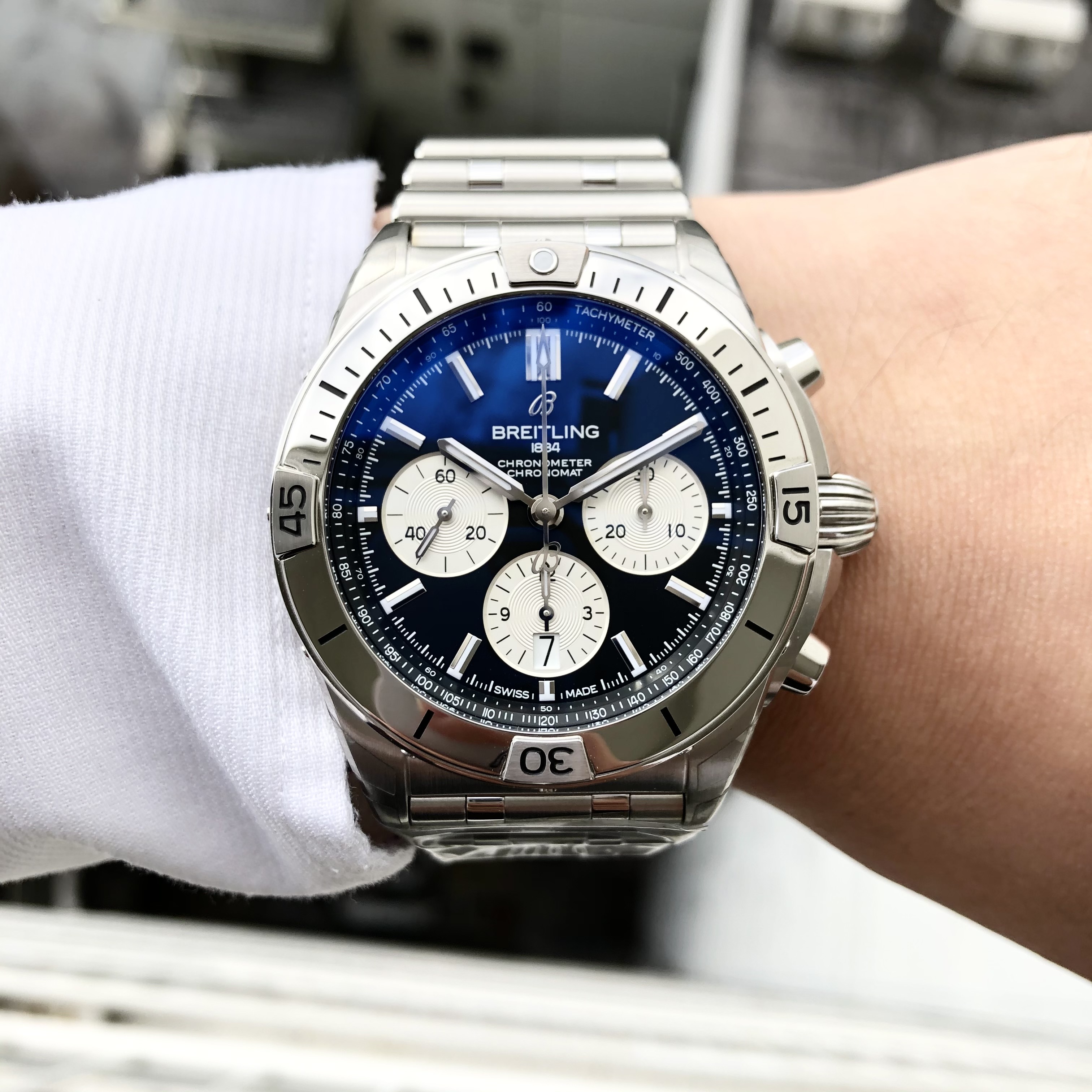 [BREITLING (ブライトリング)正規取り扱い商品]<br />
<br />
【2020年新作&日本限定】<br />
<br />
クロノマットB01クロノグラフ42<br />
<br />
Ref.AB0134101B2A1<br />
<br />
¥890,000+税<br />
<br />
 <br />
<br />
毎年恒例のWATCHNAVI（ウォッチナビ）腕時計最強ランキング2020で、<br />
<br />
総合ランキングで1位を<br />
<br />
[BREITLING (ブライトリング)]<br />
<br />
【2020年新作&日本限定】<br />
<br />
クロノマットB01クロノグラフ42<br />
<br />
が受賞しました！！<br />
<br />
 <br />
<br />
このランキングは、<br />
<br />
ウォッチナビ読者の方300人のアンケートと、<br />
<br />
全国の腕時計正規販売店の26店舗のアンケートから、<br />
<br />
集計されています！！<br />
<br />
腕時計好きの方と、お店のプロの方からも支持されたクロノマット！<br />
<br />
以前のクロノマットから<br />
<br />
大きくモデルチェンジを遂げ、<br />
<br />
ブライトリングファンだけでなく、<br />
<br />
今までブライトリングをご覧になっていなかった方からも<br />
<br />
注目を浴びたモデルです。<br />
<br />
特徴的なブレスレットも<br />
<br />
デザインだけでなく、技術的にも大変素晴らしいものになっています！<br />
<br />
ぜひ店頭でご覧ください！！<br />
<br />
またこのウォッチナビのランキングはA.M.Iもご協力させて頂きました。<br />
<br />
ぜひ雑誌もご覧ください♪