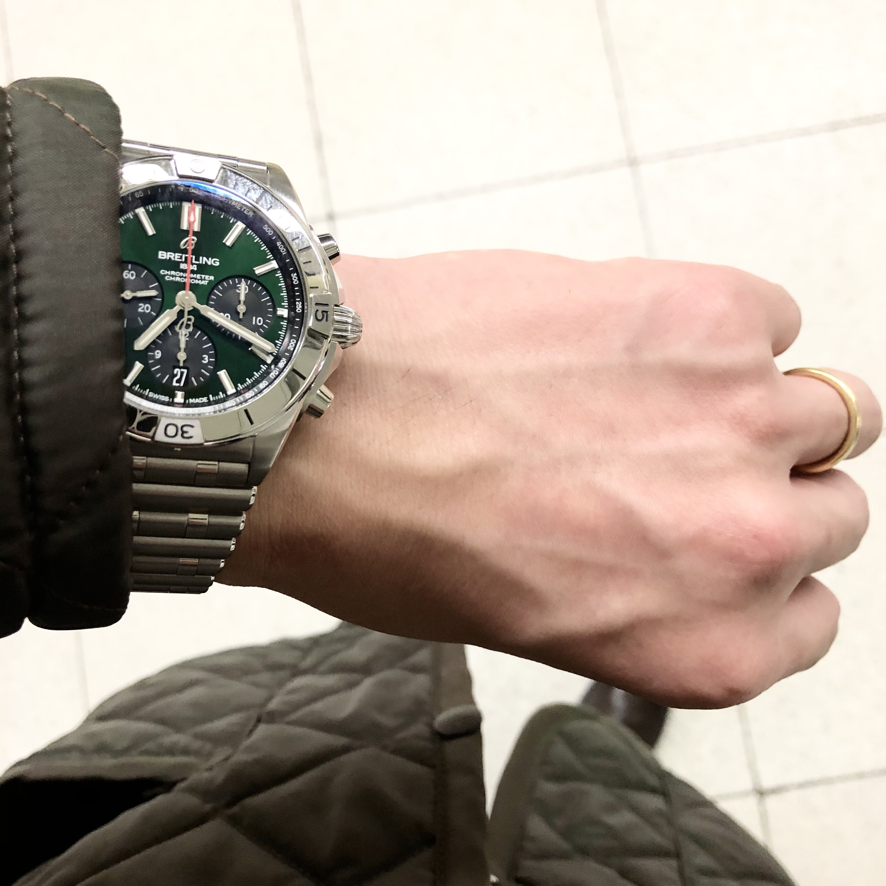 [BREITLING (ブライトリング)正規取り扱い商品]<br />
<br />
【2020年新作】<br />
<br />
クロノマットB01クロノグラフ42ベントレーエディション<br />
<br />
Ref.AB01343A1L1A1<br />
<br />
¥890,000+税<br />
<br />
 <br />
<br />
当たり前の事なのですが、<br />
<br />
腕時計は、腕に着ける時計ですので、<br />
<br />
時計だけを眺めても十分かっこいいですが、<br />
<br />
腕に着けて眺めるとより一層カッコよく見え、<br />
<br />
腕に着けるからこそ、<br />
<br />
装着感やその時計の良さを五感で感じることが出来るのだなぁ。<br />
<br />
としみじみ再確認させてくれるのが、<br />
<br />
まさにこの<br />
<br />
「ブライトリング クロノマット」<br />
<br />
です。<br />
<br />
デザインに注目がされているルーローブレスレットですが、<br />
<br />
さすが、ブライトリング。<br />
<br />
サイズ調整を行って着けた時の着け心地は大変良いです。<br />
<br />
防水も200ｍ防水としっかりとついていますので、<br />
<br />
決して軽い時計ではないのですが、<br />
<br />
着け心地が良く、重心のバランスも良いので、<br />
<br />
着けているのが全く苦にならない時計です。<br />
<br />
 <br />
<br />
そして、<br />
<br />
42mmというサイズ感ながら、<br />
<br />
もっと大きく見える存在感のあるクロノマットですが、<br />
<br />
実際に着用するとやっぱり42㎜だなと<br />
<br />
感じる腕の収まりの良さがあります。<br />
<br />
 <br />
<br />
今回着用しているモデルは、<br />
<br />
ベントレーエディションのグリーン文字盤です。<br />
<br />
最初は個性が強いカラーだなと思いましたが、<br />
<br />
着けてみると意外と洋服にも合い、<br />
<br />
深いグリーンですので、<br />
<br />
光の当たり具合ではブラックに見えたり、<br />
<br />
ガラスに青みがかった無反射コーティングが施されていますので、<br />
<br />
深いブルーに見えたりと、<br />
<br />
着けていて大変楽しいカラーだと思います。<br />
<br />
 <br />
<br />
改めて、<br />
<br />
さすが、<br />
<br />
ブライトリングのフラッグシップモデル<br />
<br />
クロノマットだと感じさせてくれるモデルです。<br />
<br />
様々なスタンダードを作り、<br />
<br />
そのフラッグシップになるモデルだと思います！！<br />
<br />
ぜひ店頭でこの魅力を感じてください！！