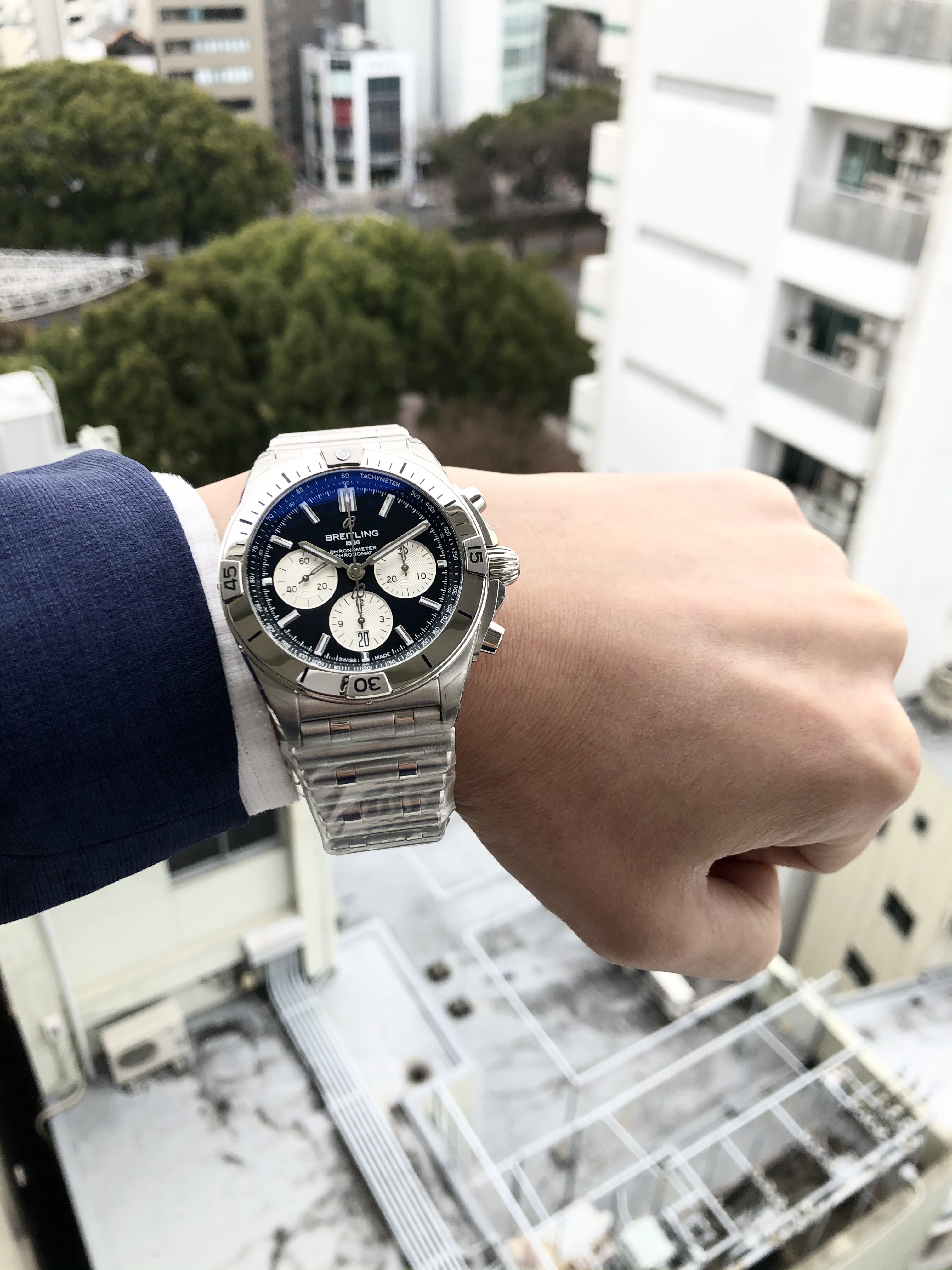 [BREITLING (ブライトリング)正規取り扱い商品]<br />
<br />
【2020年新作&日本限定】<br />
<br />
クロノマットB01クロノグラフ42<br />
<br />
Ref.AB0134101B2A1<br />
<br />
¥890,000+税<br />
<br />
 <br />
<br />
ブライトリングクロノマット日本限定！<br />
<br />
ウリは何と言っても、<br />
<br />
シンプルなデザインの限定モデルというところです！<br />
<br />
実はこのクロノマット。<br />
<br />
発表される前は、<br />
<br />
レギュラー文字盤にはブラック文字盤の展開がない予定だったのです。<br />
<br />
それをブライトリングジャパンが、<br />
<br />
一番定番で人気のブラック文字盤がないなんて！！！<br />
<br />
絶対作ったほうが良い！！<br />
<br />
作る予定がないなら、<br />
<br />
日本の特別モデルとしてだけでも作ってほしい！！<br />
<br />
その場合は、<br />
<br />
どのようなシチュエーションでも使えるように、<br />
<br />
クロノグラフ針も赤針でなく、<br />
<br />
シックなシルバー針にしてね！！！<br />
<br />
というリクエストから生まれたモデルなのです。<br />
<br />
そして、<br />
<br />
蓋を開けてみると、<br />
<br />
世界標準モデルとして、<br />
<br />
ブラック文字盤も赤針で発表されることとなりました。<br />
<br />
 <br />
<br />
ブライトリングスイスも黒文字盤を作ってみて、<br />
<br />
かっこいい。。。。。<br />
<br />
やっぱり作ろう！！<br />
<br />
となったのではないでしょうか？<br />
<br />
 <br />
<br />
元々黒文字盤は、<br />
<br />
どのブランドでも、<br />
<br />
どのシリーズでもほとんど一番人気のカラーです。<br />
<br />
その人気カラーが、<br />
<br />
かっこよく、高級感のある<br />
<br />
ブライトリングの代表モデル<br />
<br />
クロノマットと組み合わさるとどうなるか火を見るよりも明らかですよね！？<br />
<br />
 <br />
<br />
そう！<br />
<br />
間違いないんです！！<br />
<br />
 <br />
<br />
ぜひ本当に間違いないか！<br />
<br />
みなさんの目で、再確認して下さい♪<br />
<br />
 <br />
<br />
実店舗＆ネットブティックへのご来店<br />
<br />
心よりお待ちしております！！