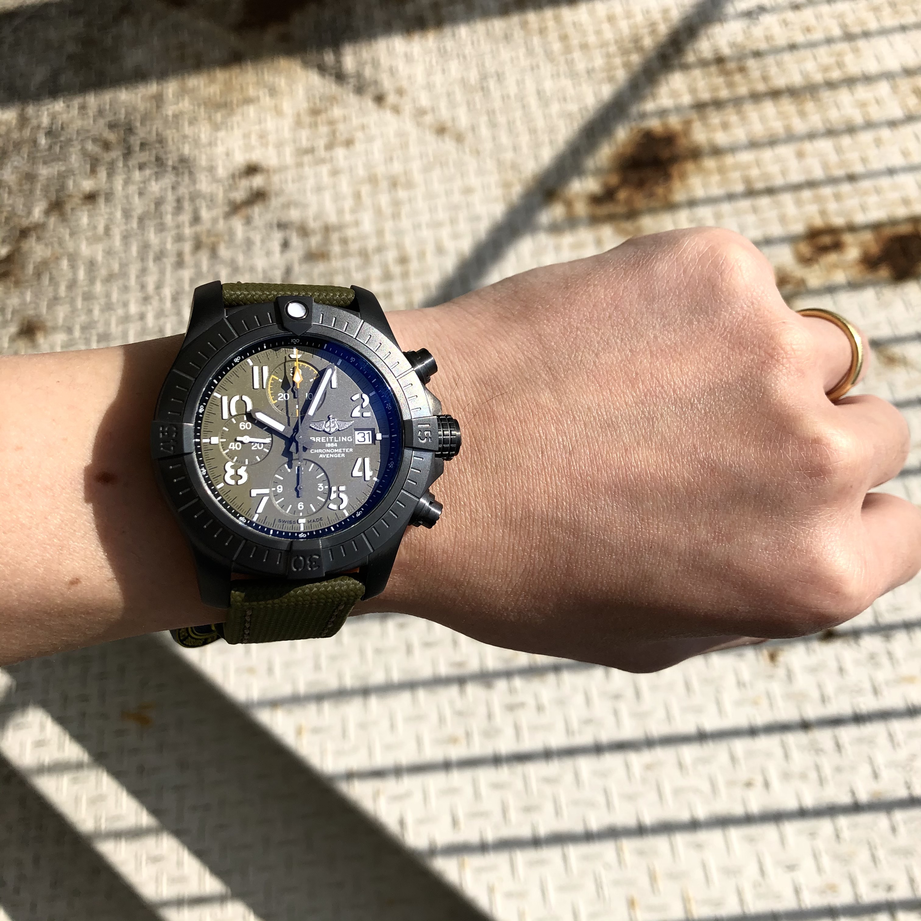 [BREITLING (ブライトリング)正規取り扱い商品]<br />
<br />
アベンジャー クロノグラフ 45 ナイトミッション<br />
<br />
Ref.V13317101L1X2<br />
<br />
¥710,600 (税込)<br />
<br />
ブライトリングアベンジャーらしく<br />
<br />
ミリタリーなモデルの、<br />
<br />
アベンジャー クロノグラフ 45 ナイトミッションをご紹介です！<br />
<br />
ブライトリングで<br />
<br />
ナイトミッションという名前がつくものは、<br />
<br />
ステンレスまたはチタンに、<br />
<br />
ブラックのダイヤモンドライクカーボン（DLC)という素材を使用し、<br />
<br />
コーティングが施されています。<br />
<br />
 <br />
<br />
ダイヤモンドライクカーボン（DLC)とは、<br />
<br />
ダイヤモンドと黒鉛との中間に位置するユニークな材料で<br />
<br />
鉄鋼材料の表面に１μmのDLCをコーティングし薄膜をつくると、<br />
<br />
通常0.4 程度の摩擦係数が0.1 程度まで低下し、さらに削れにくく丈夫になります。<br />
<br />
また、人の体と親和性もあるため肌触りもよく、<br />
<br />
金属アレルギーの方にもおすすめです。<br />
<br />
ブラックになり、より逞しい雰囲気になると同時に、<br />
<br />
傷にも強くなっている一石二鳥なモデルです。<br />
<br />
男らしいブライトリングをお探しの方にぴったりのモデルです！<br />
<br />
 <br />
<br />
ぜひ店頭または、ネットブティックでご覧ください！