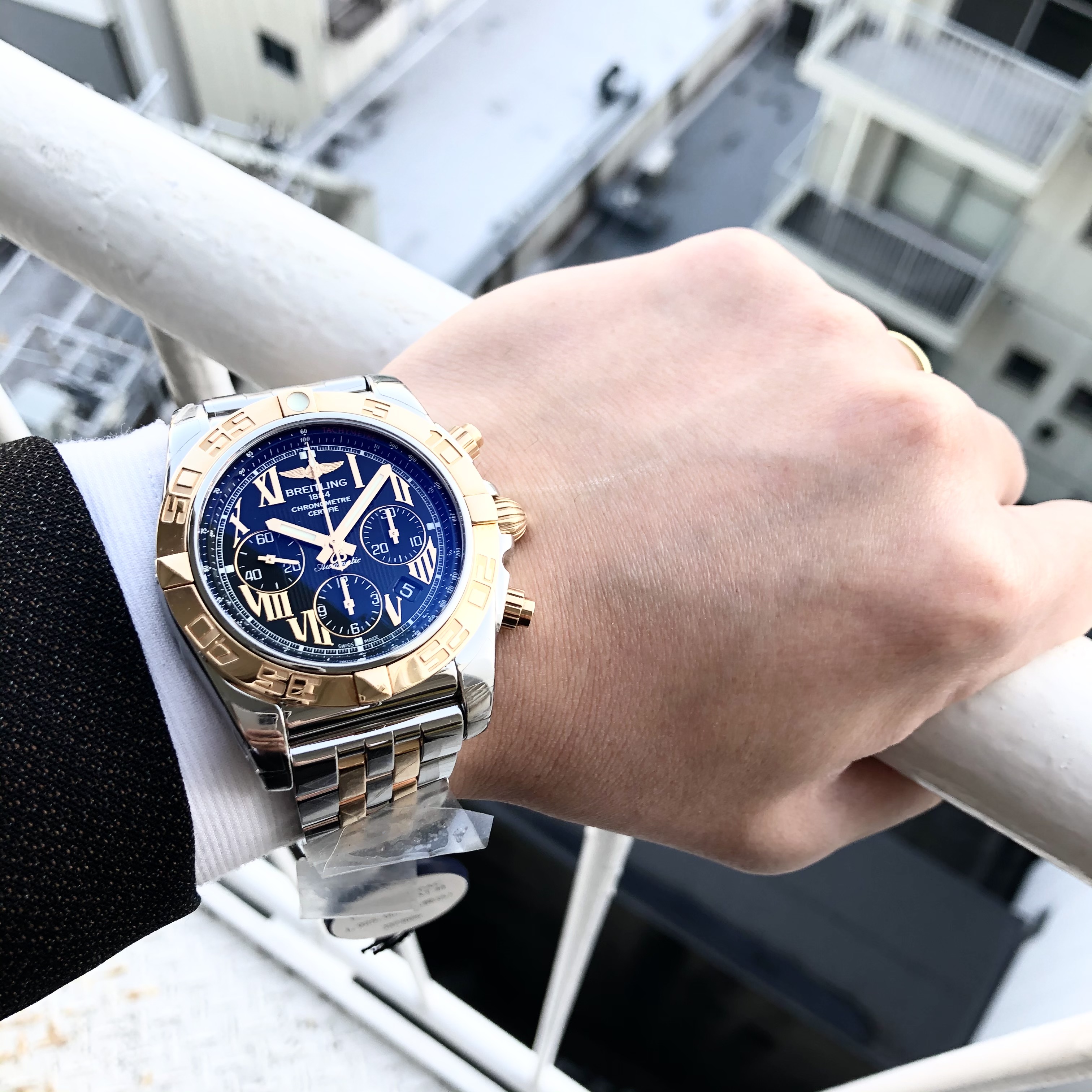 [BREITLING (ブライトリング)正規取り扱い商品]<br />
<br />
【少数復活生産】クロノマット44<br />
<br />
Ref.CB011012/B957/388C<br />
<br />
¥1,925,000 (税込)<br />
<br />
 <br />
<br />
元々大変少ない生産本数で復活した<br />
<br />
ブライトリングクロノマット44のベゼルゴールドモデル。<br />
<br />
ほとんど国内にもなく、<br />
<br />
現在、ありがたいことに、<br />
<br />
日本中からお問い合わせを頂いております！！<br />
<br />
さぁどなたの腕元へ旅立っていくのでしょうか？<br />
<br />
クロノマット44のデザインらしく、<br />
<br />
艶感があり、<br />
<br />
大変高級感のあるデザインが特徴的です！<br />
<br />
デザインされたローマ数字とクロノグラフの組み合わせが<br />
<br />
大変かっこいいモデルです。<br />
<br />
腕元に存在感を出したい方には、<br />
<br />
うってつけのモデルです。<br />
<br />
ぜひお問い合わせください♪