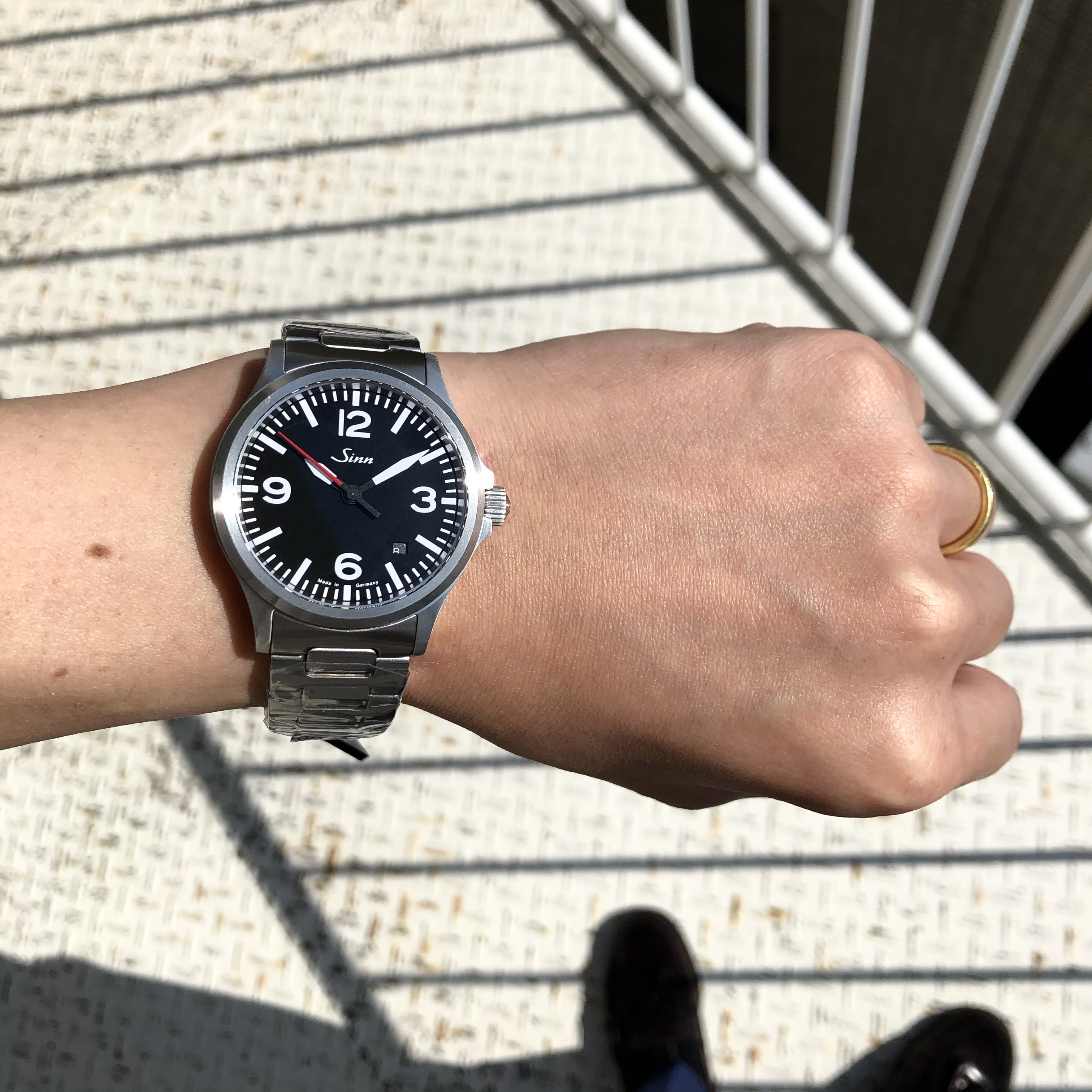 [Sinn (ジン)正規取り扱い商品]<br />
<br />
【2020年新作】<br />
<br />
556.A.RS<br />
<br />
Ref.556.A.RS<br />
<br />
¥242,000 (税込)<br />
<br />
現在、ドイツからの入荷が大変少なく、<br />
<br />
品薄状態のジン556.A.RS再入荷しました！<br />
<br />
視認性の重要な構成要素となる4つのインデックスを<br />
<br />
アラビア数字にした556.Aに赤い秒針を採用したモデルです。<br />
<br />
航空機のコックピットクロック由来の読み取りやすいダイヤルと、<br />
<br />
ソリッド感の高いサテン仕上げのステンレススチールケースは<br />
<br />
スポーティでありながらエレガントな外観を作り出しています。<br />
<br />
両面無反射サファイアクリスタルと<br />
<br />
内部の繊細な機械式ムーブメントを眺めることができるシースルーの裏面、<br />
<br />
20気圧の防水性能もシリーズに共通した仕様です。<br />
<br />
赤い秒針は、<br />
<br />
ダイヤルのマットブラックとインデックスの白というモノトーンの配色に、<br />
<br />
絶対的な存在感を示しながら、調和のとれたコントラストを生み出しています。<br />
<br />
定番モデルに赤針を加えることで、<br />
<br />
大変新鮮な印象になりました。<br />
<br />
大変人気なモデルです。<br />
<br />
ぜひ店頭、ネットブティックでご覧ください♪