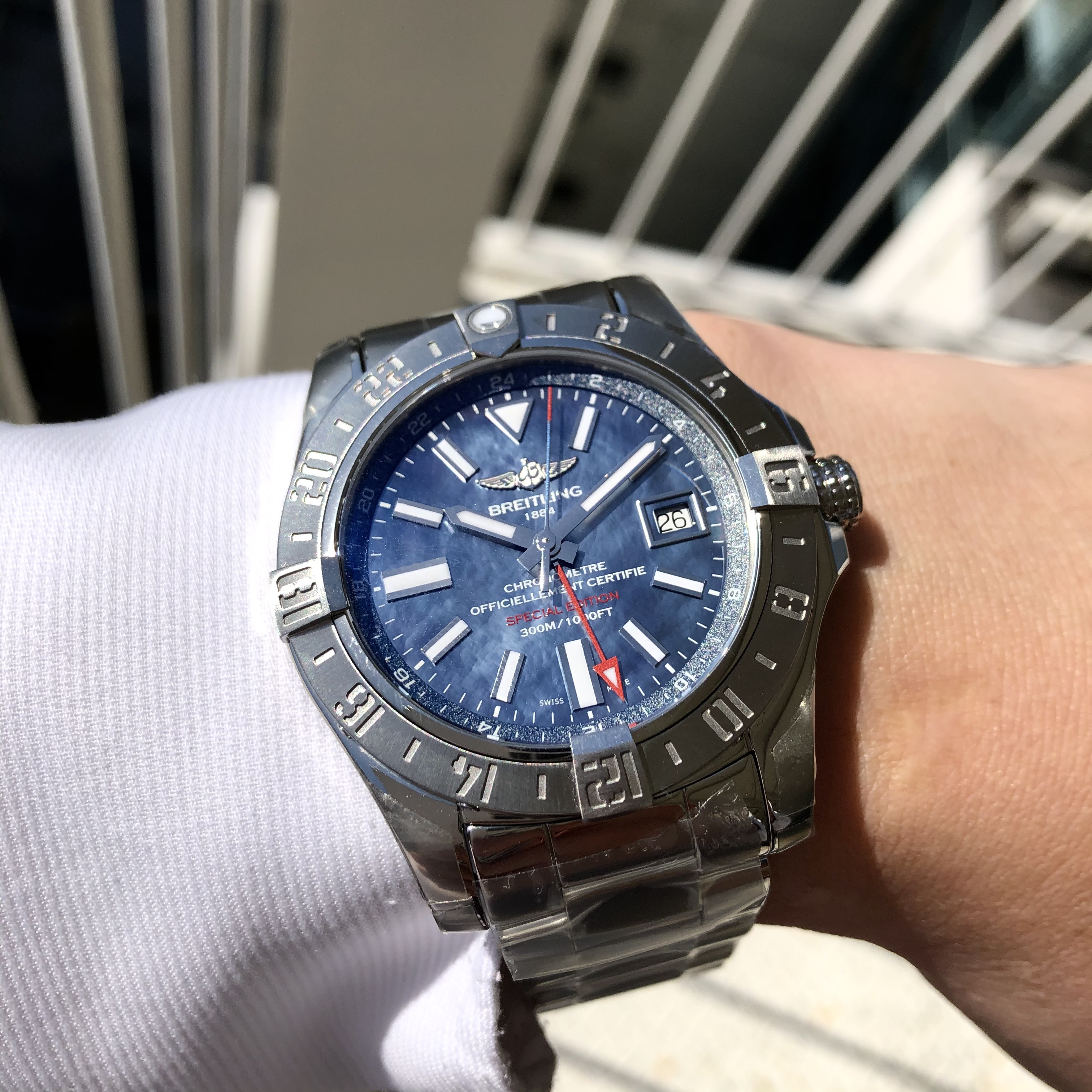 [BREITLING (ブライトリング)正規取り扱い商品]<br />
<br />
[日本限定]アベンジャーII GMT ブルーMOP<br />
<br />
Ref.A3239011/C930/170A<br />
<br />
¥517,000 (税込)<br />
<br />
大変人気のある<br />
<br />
[BREITLING (ブライトリング)正規取り扱い商品]<br />
<br />
[日本限定]アベンジャーII GMT ブルーMOP<br />
<br />
ですが、<br />
<br />
既にメーカー在庫がなくなり、<br />
<br />
店頭にご用意があるだけの稀少モデルとなりました！！<br />
<br />
これからの季節に外に出かける時に、<br />
<br />
ぜひ着けて頂きたい、<br />
<br />
光の反射で様々な表情を魅せてくれるマザーオブパール文字盤。<br />
<br />
薄型ケースにも関わらず、<br />
<br />
しっかりとした存在感と、300ｍ防水など<br />
<br />
大変ブライトリングらしいスペックのモデルです！！<br />
<br />
ぜひ気になる方はお早めに！！